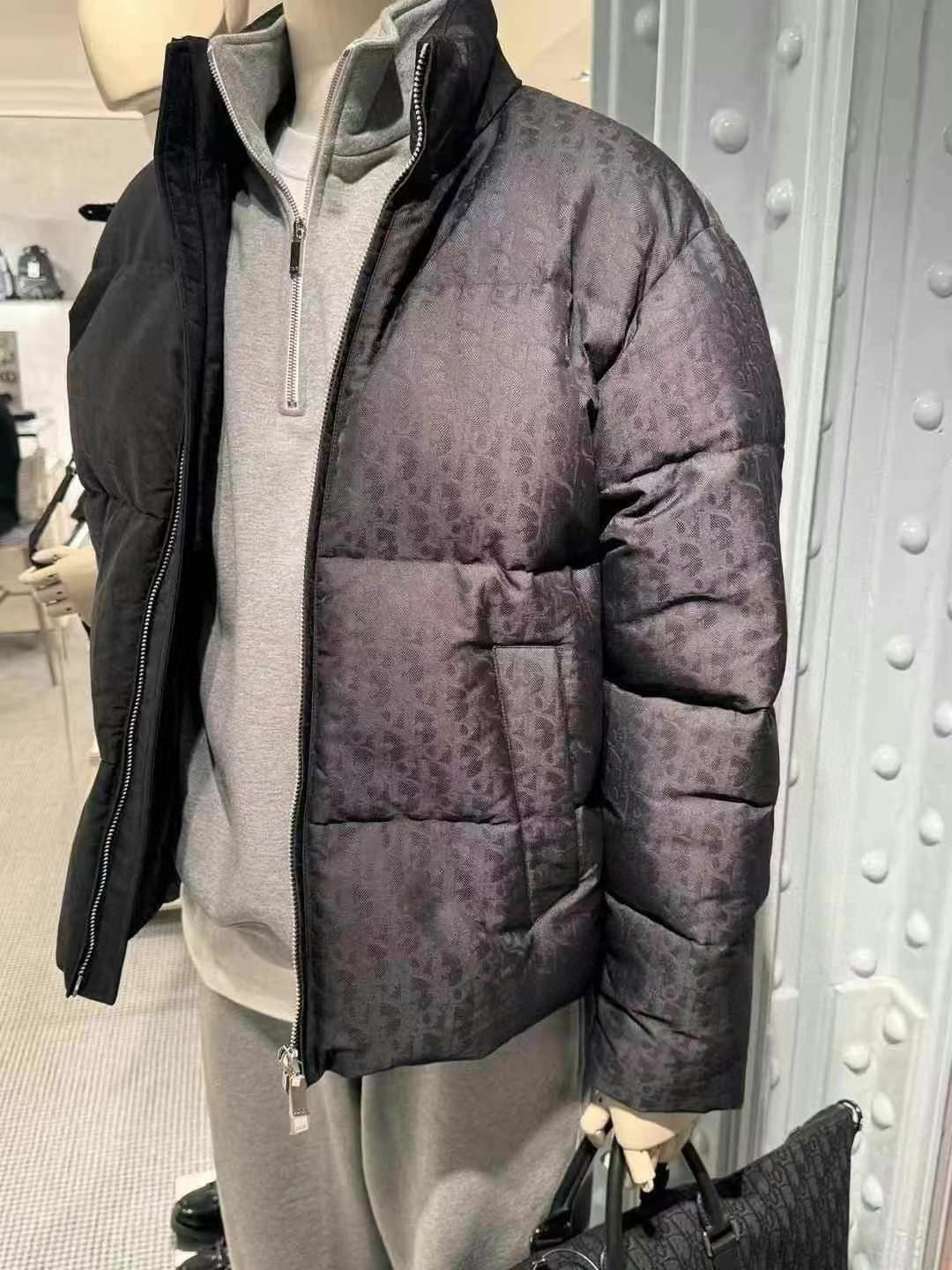 NO:573220,CD Xiaodi's classic Dior all-print jacquard down jacket.  DIOR stand-up collar bread down jacket. The fabric uses scientific jacquard technology and laser jacquard technology is applied to the fabric to make the whole garment more concave and convex and have a stronger three-dimensional effect. This technology not only improves the visual effect of the fabric, but also enhances the durability and comfort of the fabric. The design of the stand-up collar not only improves the thermal performance, but also adds a sense of sophistication and neatness to it. This collar type can well modify the neck line  , showing the elegance of the wearer. The internal lidless secret pockets are cleverly integrated into the design. Not only are they practical and can store some small items, but they also add a low-key and exquisite feeling to the overall shape through concealed design. Oblique printing is applied to the fabric through precision printing technology and perfectly blends with the fabric, presenting a low-key and luxurious visual effect.   The down filling uses high-quality 90 white duck down as the filling. It has been strictly processed and screened to ensure the fluffiness and warmth of the down. The down is evenly filled into the inner bladder of the vest and fixed by sewing and gluing. Size 46 48 50 52,, dior, dior, down jacket, alexander wang19860909CD小迪经典款 迪奥满印提花羽绒服. DIOR立领面包羽绒服.面料采用科技提花技术在面料上应用激光提花技术,使整件衣服凹凸有致,立体感更强.这种技术不仅提升了面料的视觉效果,还增强了面料的耐用性和舒适度.立领的设计不仅提升了保暖性能,还为其增添了一份干练与利落.这种领型能够很好地修饰颈部线条,展现出穿着者的优雅气质.内部的无盖暗袋,都巧妙地融入了设计之中.不仅具有实用性,能够放置一些小物品,还通过隐蔽的设计方式,为整体造型增添了一抹低调而精致的感觉Oblique印花通过精密的印刷技术应用于面料上,与面料完美融合,呈现出低调而奢华的视觉效果. 羽绒填充选用高品质的90白鸭绒作为填充物,经过严格的处理和筛选,确保羽绒的蓬松度和保暖性.将羽绒均匀地填充到马甲的内胆中,并通过缝制压胶等方式固定. 尺码46 48 50 52,,dior,dior,down jacket,alexander wang,Men's clothing