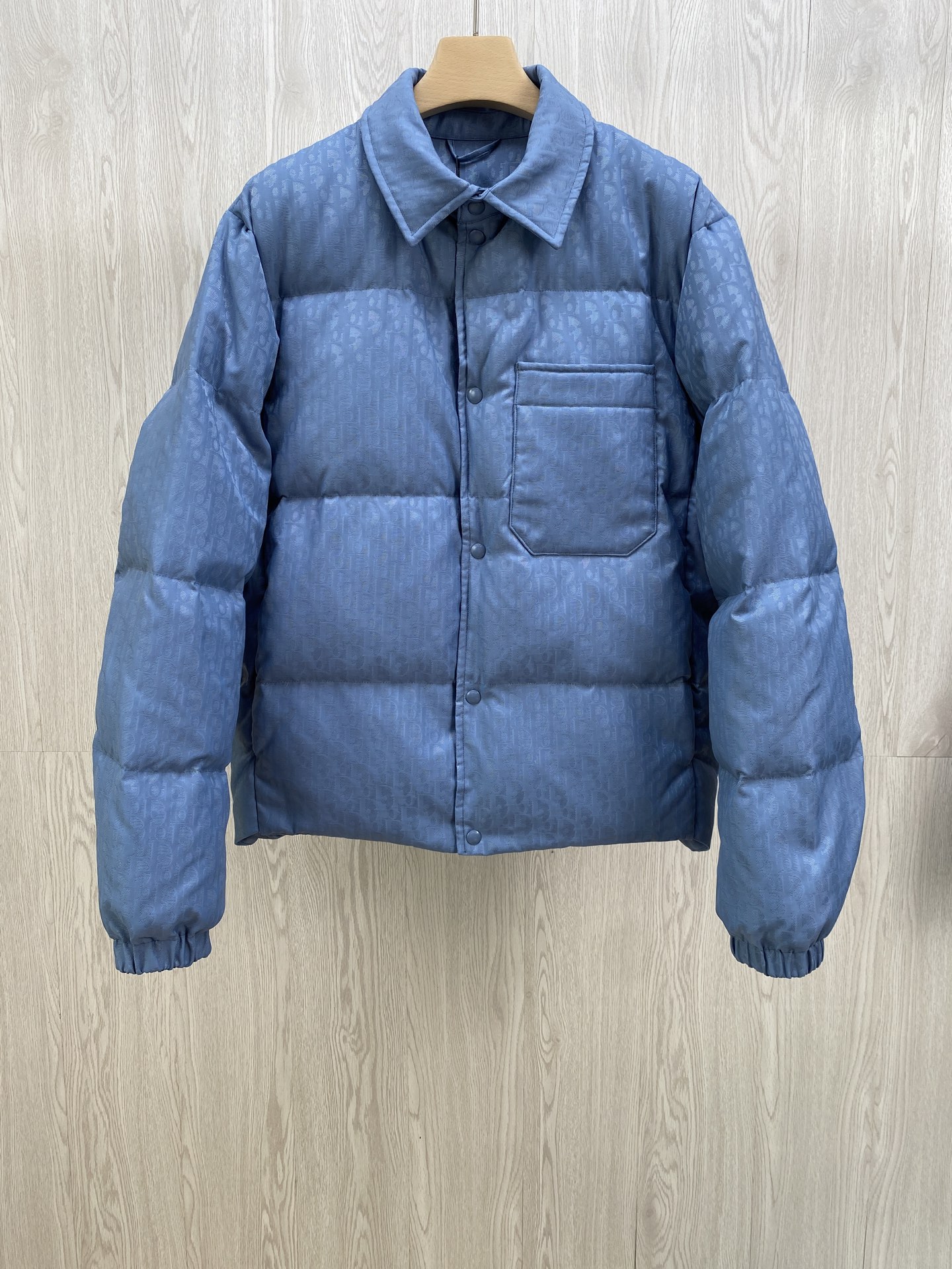 NO:573227,CD Xiaodi's classic Dior jacquard jacket style down jacket.   DIOR down jacket stand collar shirt style. The fabric uses scientific jacquard technology. Laser jacquard technology is applied to the fabric to make the whole piece of clothing more concave and convex, with a stronger three-dimensional effect. This technology not only improves the visual effect of the fabric, but also enhances the durability and comfort of the fabric. Custom-woven high-density satin nylon material  The quality, combined with the dark jacquard weaving method, makes the down shirt extremely waterproof, anti-fouling, and dust-proof. This ensures that the vest can maintain good appearance and performance in bad weather. The printing process Oblique printing is applied to the fabric through precise printing technology, and is perfectly integrated with the fabric to create a beautiful appearance.  It shows a low-key and luxurious visual effect. High-quality 90 white duck down is used as the filler for the down filling. After strict processing and screening, it ensures the fluffiness and warmth of the down. The down is evenly filled into the liner of the vest and fixed by sewing and gluing. It is tailored to fit and has smooth lines.  The tailoring of the shirt is very fitting, with smooth and natural lines, which can well highlight the wearer's body curves and show an elegant temperament. The chest pocket design is practical and casual. The chest pocket design is not only practical, but also adds a sense of leisure to the overall shape, making the shirt more suitable for daily wear.   Size 46 48 50 52.,,dior,dior,jackets & coats,shirts,down jacket,alexander wang19860909CD小迪经典款迪奥提花夹克款式羽绒服. DIOR羽绒服立领衬衫款式.面料采用科技提花技术在面料上应用激光提花技术,使整件衣服凹凸有致,立体感更强.这种技术不仅提升了面料的视觉效果,还增强了面料的耐用性和舒适度.定织高密度缎面尼龙材质,结合暗纹提花织法,使得羽绒衬衫具有极高的防水、防污、防尘性能.这确保了马甲在恶劣天气下也能保持良好的外观和性能.印花工艺Oblique印花通过精密的印刷技术应用于面料上,与面料完美融合,呈现出低调而奢华的视觉效果.羽绒填充选用高品质的90白鸭绒作为填充物,经过严格的处理和筛选,确保羽绒的蓬松度和保暖性.将羽绒均匀地填充到马甲的内胆中,并通过缝制压胶等方式固定.剪裁合身,线条流畅衬衫的剪裁非常合身,线条流畅自然,能够很好地凸显穿着者的身材曲线,展现出优雅的气质.胸前口袋设计实用又休闲胸前的口袋设计不仅具有实用性,还为整体造型增添了一抹休闲感,使得衬衫更加适合日常穿着. 尺码46 48 50 52.,,dior,dior,jackets & coats,shirts,down jacket,alexander wang,Men's clothing