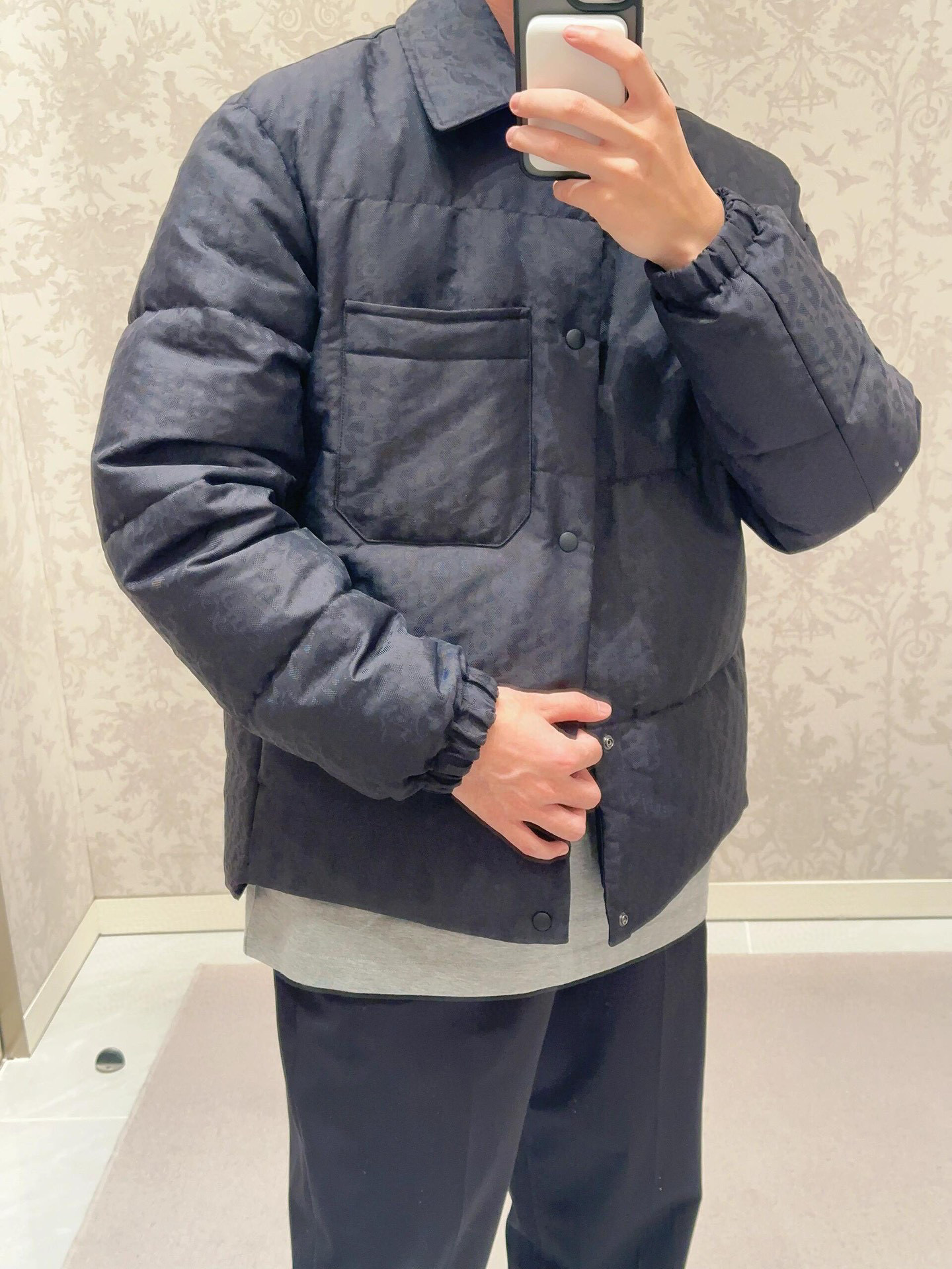 NO:573229,CD Xiaodi's classic Dior jacquard jacket style down jacket.   DIOR down jacket stand collar shirt style. The fabric uses scientific jacquard technology. Laser jacquard technology is applied to the fabric to make the whole piece of clothing more concave and convex, with a stronger three-dimensional effect. This technology not only improves the visual effect of the fabric, but also enhances the durability and comfort of the fabric. Custom-woven high-density satin nylon material  The quality, combined with the dark jacquard weaving method, makes the down shirt extremely waterproof, anti-fouling, and dust-proof. This ensures that the vest can maintain good appearance and performance in bad weather. The printing process Oblique printing is applied to the fabric through precise printing technology, and is perfectly integrated with the fabric to create a beautiful appearance.  It shows a low-key and luxurious visual effect. High-quality 90 white duck down is used as the filler for the down filling. After strict processing and screening, it ensures the fluffiness and warmth of the down. The down is evenly filled into the liner of the vest and fixed by sewing and gluing. It is tailored to fit and has smooth lines.  The tailoring of the shirt is very fitting, with smooth and natural lines, which can well highlight the wearer's body curves and show an elegant temperament. The chest pocket design is practical and casual. The chest pocket design is not only practical, but also adds a sense of leisure to the overall shape, making the shirt more suitable for daily wear.   Size 46 48 50 52,,dior,dior,jackets & coats,shirts,down jacket,alexander wang19860909CD小迪经典款迪奥提花夹克款式羽绒服. DIOR羽绒服立领衬衫款式.面料采用科技提花技术在面料上应用激光提花技术,使整件衣服凹凸有致,立体感更强.这种技术不仅提升了面料的视觉效果,还增强了面料的耐用性和舒适度.定织高密度缎面尼龙材质,结合暗纹提花织法,使得羽绒衬衫具有极高的防水、防污、防尘性能.这确保了马甲在恶劣天气下也能保持良好的外观和性能.印花工艺Oblique印花通过精密的印刷技术应用于面料上,与面料完美融合,呈现出低调而奢华的视觉效果.羽绒填充选用高品质的90白鸭绒作为填充物,经过严格的处理和筛选,确保羽绒的蓬松度和保暖性.将羽绒均匀地填充到马甲的内胆中,并通过缝制压胶等方式固定.剪裁合身,线条流畅衬衫的剪裁非常合身,线条流畅自然,能够很好地凸显穿着者的身材曲线,展现出优雅的气质.胸前口袋设计实用又休闲胸前的口袋设计不仅具有实用性,还为整体造型增添了一抹休闲感,使得衬衫更加适合日常穿着. 尺码46 48 50 52,,dior,dior,jackets & coats,shirts,down jacket,alexander wang,Men's clothing