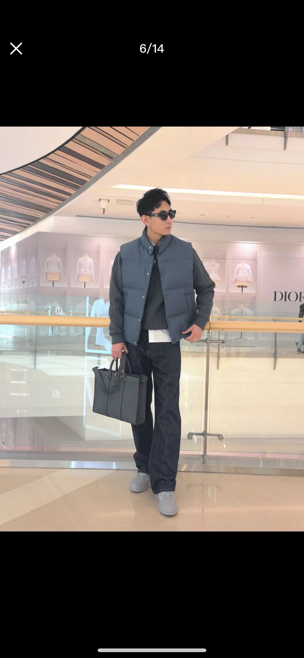 NO:573233,CD Xiaodi’s classic Dior jacquard vest down jacket.   DIOR down jacket vest. The fabric adopts scientific jacquard technology. Laser jacquard technology is applied to the fabric to make the whole piece of clothing concave and convex with a stronger three-dimensional effect. This technology not only improves the visual effect of the fabric, but also enhances the durability and comfort of the fabric. Custom-woven high-density satin nylon material, knotted  Combined with the dark jacquard weaving method, the down shirt has extremely high waterproof, anti-fouling and dust-proof properties. This ensures that the vest can maintain good appearance and performance in bad weather. Printing process Oblique printing is applied to the fabric through precise printing technology, perfectly integrated with the fabric, showing a  Low-key and luxurious visual effect. High-quality 90 white duck down is used as the filler for the down filling. It is strictly processed and screened to ensure the fluffiness and warmth of the down. The down is evenly filled into the lining of the vest and fixed by sewing and gluing. It is tailored to fit and has smooth lines.  The cut of the shirt is very fitting, with smooth and natural lines, which can well highlight the wearer's body curves and show an elegant temperament. The chest pocket design is practical and casual. The chest pocket design is not only practical, but also adds a sense of leisure to the overall shape, making the shirt more suitable for daily wear.   Size 46 48 50 52,,dior,dior,shirts,down jacket,alexander wang19860909CD小迪经典款迪奥提花马甲羽绒服. DIOR羽绒服马甲.面料采用科技提花技术在面料上应用激光提花技术,使整件衣服凹凸有致,立体感更强.这种技术不仅提升了面料的视觉效果,还增强了面料的耐用性和舒适度.定织高密度缎面尼龙材质,结合暗纹提花织法,使得羽绒衬衫具有极高的防水、防污、防尘性能.这确保了马甲在恶劣天气下也能保持良好的外观和性能.印花工艺Oblique印花通过精密的印刷技术应用于面料上,与面料完美融合,呈现出低调而奢华的视觉效果.羽绒填充选用高品质的90白鸭绒作为填充物,经过严格的处理和筛选,确保羽绒的蓬松度和保暖性.将羽绒均匀地填充到马甲的内胆中,并通过缝制压胶等方式固定.剪裁合身,线条流畅衬衫的剪裁非常合身,线条流畅自然,能够很好地凸显穿着者的身材曲线,展现出优雅的气质.胸前口袋设计实用又休闲胸前的口袋设计不仅具有实用性,还为整体造型增添了一抹休闲感,使得衬衫更加适合日常穿着. 尺码46 48 50 52,,dior,dior,shirts,down jacket,alexander wang,Men's clothing