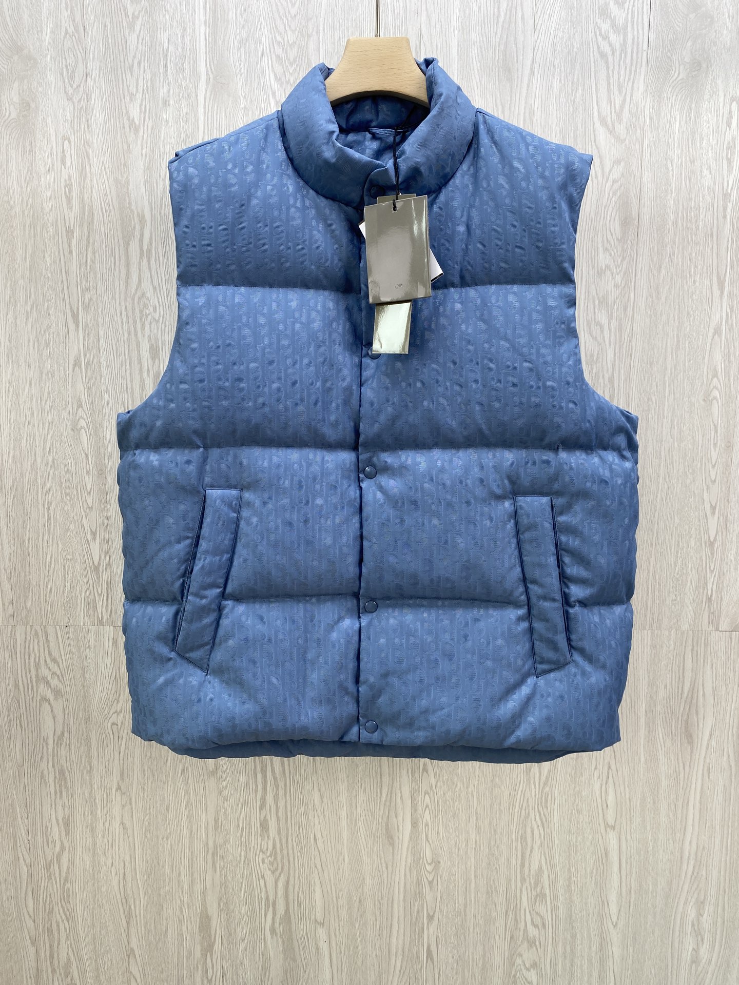 NO:573231,CD Xiaodi’s classic Dior jacquard vest down jacket.   DIOR down jacket vest. The fabric adopts scientific jacquard technology. Laser jacquard technology is applied to the fabric to make the whole piece of clothing concave and convex with a stronger three-dimensional effect. This technology not only improves the visual effect of the fabric, but also enhances the durability and comfort of the fabric. Custom-woven high-density satin nylon material, knotted  Combined with the dark jacquard weaving method, the down shirt has extremely high waterproof, anti-fouling and dust-proof properties. This ensures that the vest can maintain good appearance and performance in bad weather. Printing process Oblique printing is applied to the fabric through precise printing technology, perfectly integrated with the fabric, showing a  Low-key and luxurious visual effect. High-quality 90 white duck down is used as the filler for the down filling. It is strictly processed and screened to ensure the fluffiness and warmth of the down. The down is evenly filled into the lining of the vest and fixed by sewing and gluing. It is tailored to fit and has smooth lines.  The cut of the shirt is very fitting, with smooth and natural lines, which can well highlight the wearer's body curves and show an elegant temperament. The chest pocket design is practical and casual. The chest pocket design is not only practical, but also adds a sense of leisure to the overall shape, making the shirt more suitable for daily wear.   Size 46 48 50 52.,,dior,dior,shirts,down jacket,alexander wang19860909CD小迪经典款迪奥提花马甲羽绒服. DIOR羽绒服马甲.面料采用科技提花技术在面料上应用激光提花技术,使整件衣服凹凸有致,立体感更强.这种技术不仅提升了面料的视觉效果,还增强了面料的耐用性和舒适度.定织高密度缎面尼龙材质,结合暗纹提花织法,使得羽绒衬衫具有极高的防水、防污、防尘性能.这确保了马甲在恶劣天气下也能保持良好的外观和性能.印花工艺Oblique印花通过精密的印刷技术应用于面料上,与面料完美融合,呈现出低调而奢华的视觉效果.羽绒填充选用高品质的90白鸭绒作为填充物,经过严格的处理和筛选,确保羽绒的蓬松度和保暖性.将羽绒均匀地填充到马甲的内胆中,并通过缝制压胶等方式固定.剪裁合身,线条流畅衬衫的剪裁非常合身,线条流畅自然,能够很好地凸显穿着者的身材曲线,展现出优雅的气质.胸前口袋设计实用又休闲胸前的口袋设计不仅具有实用性,还为整体造型增添了一抹休闲感,使得衬衫更加适合日常穿着. 尺码46 48 50 52.,,dior,dior,shirts,down jacket,alexander wang,Men's clothing