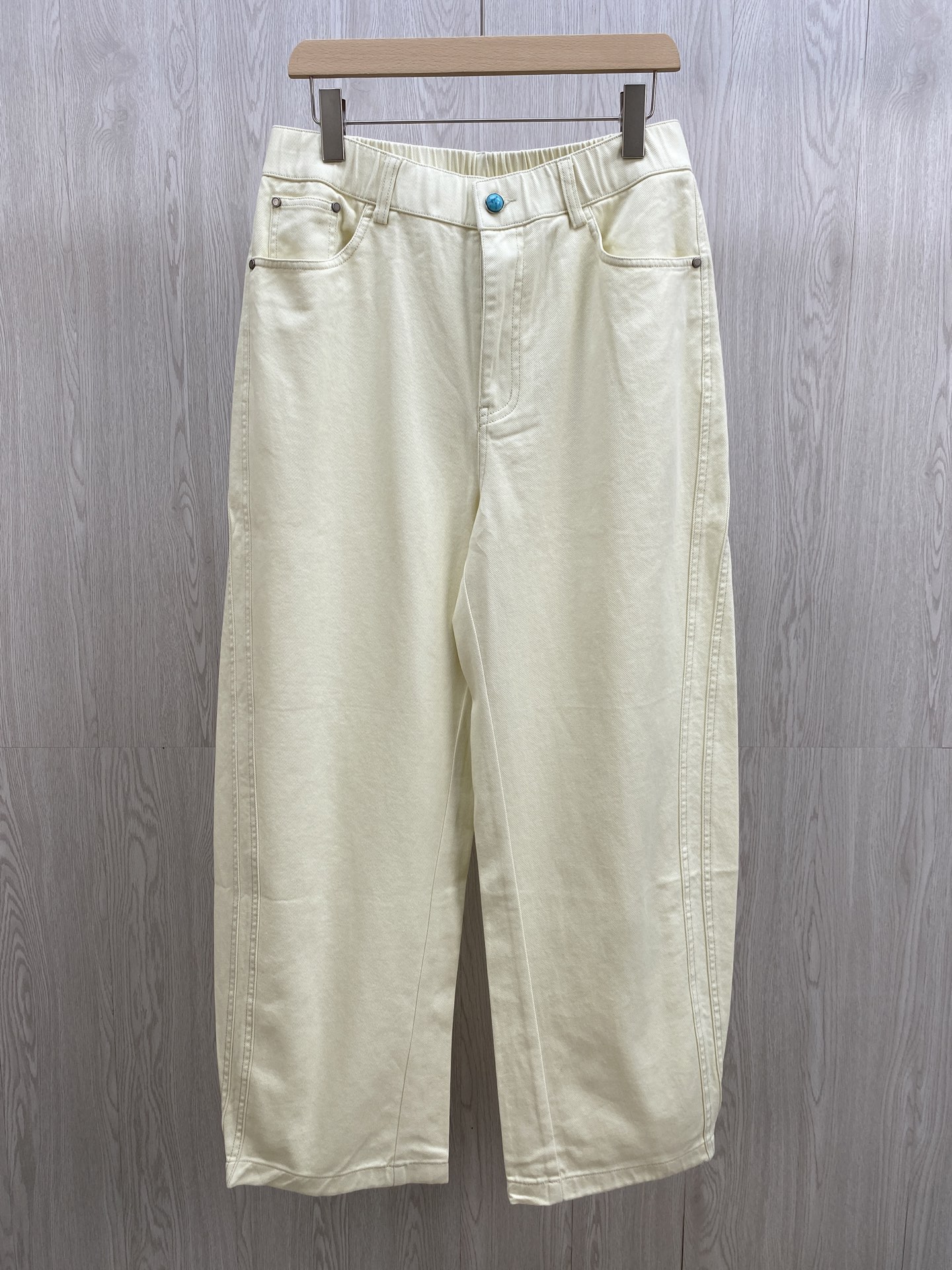 NO:573235,V Turquoise White Jeans | Welding 'high-end relaxation' to the legs. When V's elegant gene collides with the casual texture of pure cotton denim, these white jeans have become synonymous with 'high-end relaxation'.  Made of pure cotton fabric, it is soft, breathable and has the stiff muscles of denim. The turquoise buttons at the waistband are the finishing touch, adding a different kind of vitality to the pure white denim. It cleverly blends Western style and luxury brand style, and the details are full of 'unconscious sophistication'.  The loose straight fit is friendly to all leg types, and the triangular stitching design on the back pocket hides a hidden trick. Whether paired with a shirt to create an urban commuting style, or layered with a vest for a summer casual feel, it allows you to easily achieve a 'lazy and high-end' style in your outfit, becoming the center of attention among the crowd with its own fashion magnet!  Men's model, white; PS: The waistband is elastic, and each size can be stretched to about 6CM. Size recommendations: Choose XS size if you are under 135 catties; choose S size if you are 135-150 catties; choose M size if you are 150-170 catties; choose L size if you are 170-185 catties.,,jeans,shirts,alexander wang19860909V绿松石白牛仔裤｜把“高级松弛感”焊在腿上 当V奢雅基因撞上纯棉牛仔的随性质感,这条白牛仔裤便成了“高级松弛感”的代名词. 选用纯棉面料,柔软透气且自带牛仔的挺括筋骨；裤腰处的绿松石纽扣堪称点睛之笔,在纯净白色牛仔上撞出别样活力,把西部风情与奢牌格调巧妙融合,细节处尽是“不刻意的精致感”. 宽松直筒版型对各种腿型友好,背后口袋的三角缝线设计暗藏小心机.不管是搭配衬衫打造都市通勤风,还是与背心叠出夏日休闲感,它都能让你在穿搭中轻松拿捏“慵懒又高级”的风格,成为人群中自带时尚磁场的吸睛焦点！ 男款,白色 ；XS-L码； 平铺测量1-3CM误差 XS码:腰围80裆位32腿围66裤长106 S码:腰围84裆位33腿围68裤长106 M码:腰围88裆位34腿围70裤长108 L码:腰围92裆位35腿围72裤长108 PS:裤腰有弹性,每码可拉伸至6CM左右 尺码推荐 135斤以下选择XS码；135-150斤选择S码； 150-170斤选择M码；170-185斤选择L码.,,jeans,shirts,alexander wang,Men's clothing