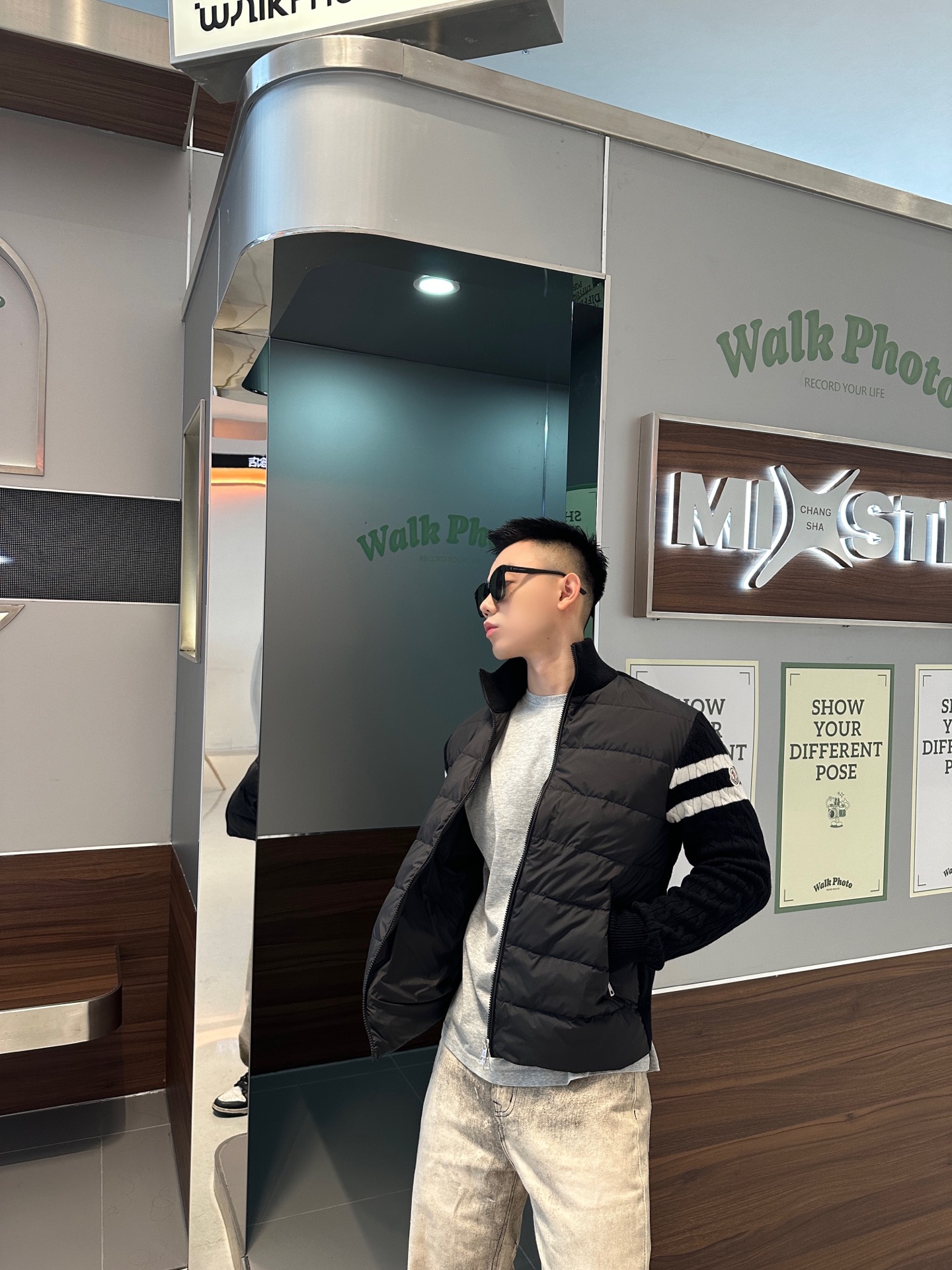 NO:573238,Top with 100% wool 90 white goose down with chip NFC. Moncler's new padded wool knitted striped splicing couple's down jacket for autumn and winter. Exclusively filled with 90% goose down, and 100% wool knitted splicing throughout. Moncler down jacket men's wool spliced ​​stand-up collar knitted down jacket. New autumn and winter product for inner and outer wear!! It can be worn alone or layered, it will be more layered!!! Autumn wear is very elegant!  The texture is amazing, the velvet is large, delicate and stemless, and full of fluffiness!  The amount of filling is sufficient, and the thermal insulation performance is not to mention!!! It is windproof and warm, eliminating any possibility of velvet running. It feels silky and smooth, and the stiffness is also very light. This is the time to prepare it!  It doesn't look bloated at all, not to mention the design!!! The black and gray are classic and easy to match without being old-fashioned. The decorative design with this hooded webbing on the configuration shows the temperament and charm of a man!  Color Black Gray Size S M L XL,,Moncler,Moncler,jackets & coats,jackets & coats,down jacket,hats,alexander wang19860909顶配百分百羊毛90白鹅绒带芯片NFC. Moncler蒙家 盟可秋冬新Padded羊毛针织条纹拼接情侣装羽绒服.独家填充90鹅绒,满身百分百羊毛针织拼接. Moncler蒙口羽绒服男士羊毛拼接立领针织羽绒夹克外套.秋冬新品内搭外穿神器!!可以单穿还可以搭配叠穿,会更有层次感!!!秋天穿着很有气质！这质感太赞了,绒朵大且细腻无梗,蓬松度十足！填充量足足的,保暖性能也不在话下!!!防风保暖,杜绝任何跑绒的可能性手感丝滑柔顺,挺括度也非常好轻这个时候就该备上了！完全不会显臃肿,更何况是设计的款!!!黑色和灰色经典好搭又不老气 、配置上带这个连帽织带的装饰设计呈现出男人的气质与魅力！ 颜色黑色 灰色 尺码S M L XL,,Moncler,Moncler,jackets & coats,jackets & coats,down jacket,hats,alexander wang,Men's clothing