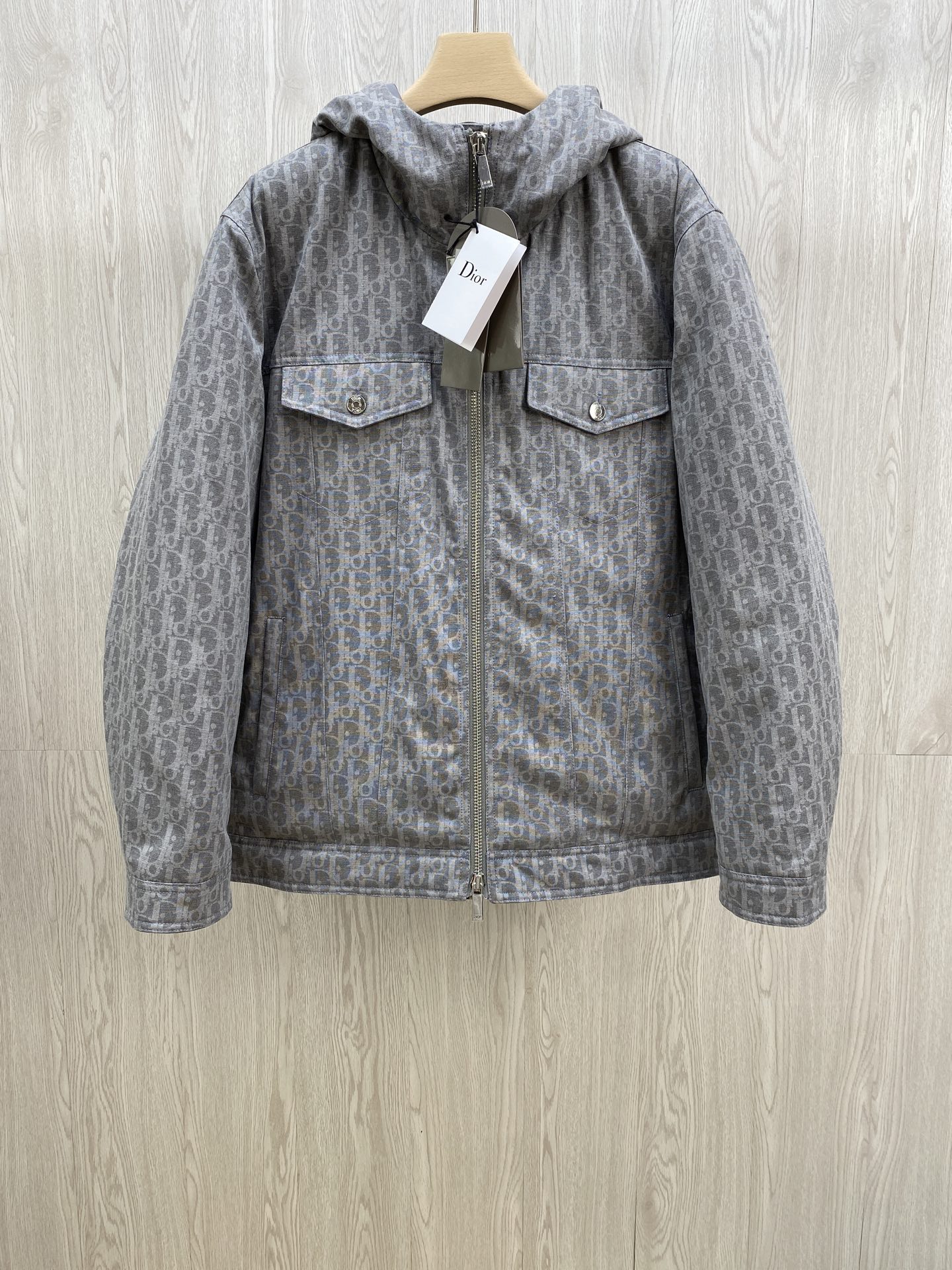 NO:573239,CD Xiaodi denim down jacket. New fashion, all over jacquard letters LOGO. DIOR washed denim down jacket hooded jacket. Men's all-over classic CD family's top combat clothing equipment, all-over printed flocking elements, a down jacket that can be rolled at will. Its noble and luxurious style shows the status symbol of wealth everywhere!  Custom-woven special custom-dyed yarn supplied by customers, made of high-end denim fabric created by imported fine weaving technology, with a crisp, soft and delicate texture!  It uses metal zipper buttons engraved with the LOGO. It is a versatile and unisex style. If you like it, hurry up and get it!  Color gray jeans Size 46 48 50 52.,,dior,dior,jeans,jackets & coats,down jacket,hats,alexander wang19860909CD小迪牛仔羽绒服.新品时尚 满身提花字母LOGO.DIOR水洗牛仔羽绒服连帽外套 男士满幅经典CD家顶级战衣装备,通体印花植绒元素精品,级数随意辗压的一件羽绒服,它的高贵奢华格调,无处不在彰显出富贵的身份象征！ 客供定织特殊定染纱线,经进口精织工艺打造的高端牛仔面料制成,质感挺括柔软细腻！采用镌刻LOGO标志的金属拉链纽扣,属于百搭的中性款式,喜欢的赶紧入手吧！ 颜色灰色牛仔裤 码数46 48 50 52.,,dior,dior,jeans,jackets & coats,down jacket,hats,alexander wang,Men's clothing