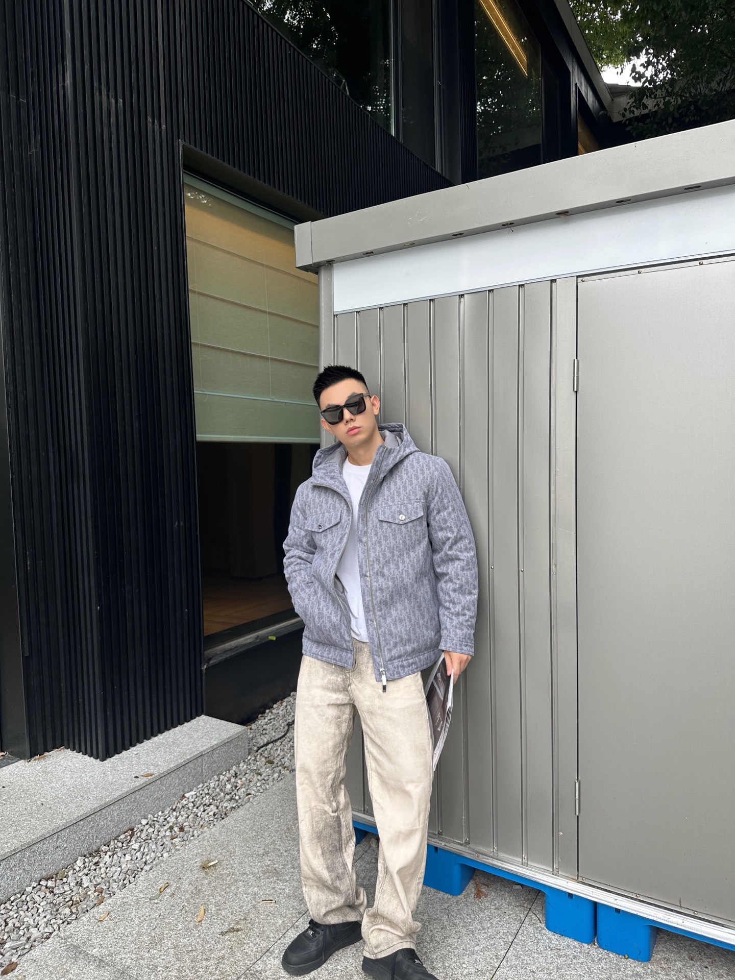 NO:573228,CD Xiaodi denim down jacket. New fashion, all over jacquard letters LOGO. DIOR washed denim down jacket hooded jacket. Men's all-over classic CD family's top combat clothing equipment, all-over printed flocking elements, a down jacket that can be rolled at will. Its noble and luxurious style shows the status symbol of wealth everywhere!  Custom-woven special custom-dyed yarn supplied by customers, made of high-end denim fabric created by imported fine weaving technology, with a crisp, soft and delicate texture!  It uses metal zipper buttons engraved with the LOGO. It is a versatile and unisex style. If you like it, hurry up and get it!  Color Gray Jeans Size 46 48 50 52,,dior,dior,jeans,jackets & coats,down jacket,hats,alexander wang19860909CD小迪牛仔羽绒服.新品时尚 满身提花字母LOGO.DIOR水洗牛仔羽绒服连帽外套 男士满幅经典CD家顶级战衣装备,通体印花植绒元素精品,级数随意辗压的一件羽绒服,它的高贵奢华格调,无处不在彰显出富贵的身份象征！ 客供定织特殊定染纱线,经进口精织工艺打造的高端牛仔面料制成,质感挺括柔软细腻！采用镌刻LOGO标志的金属拉链纽扣,属于百搭的中性款式,喜欢的赶紧入手吧！ 颜色灰色牛仔裤 码数46 48 50 52,,dior,dior,jeans,jackets & coats,down jacket,hats,alexander wang,Men's clothing