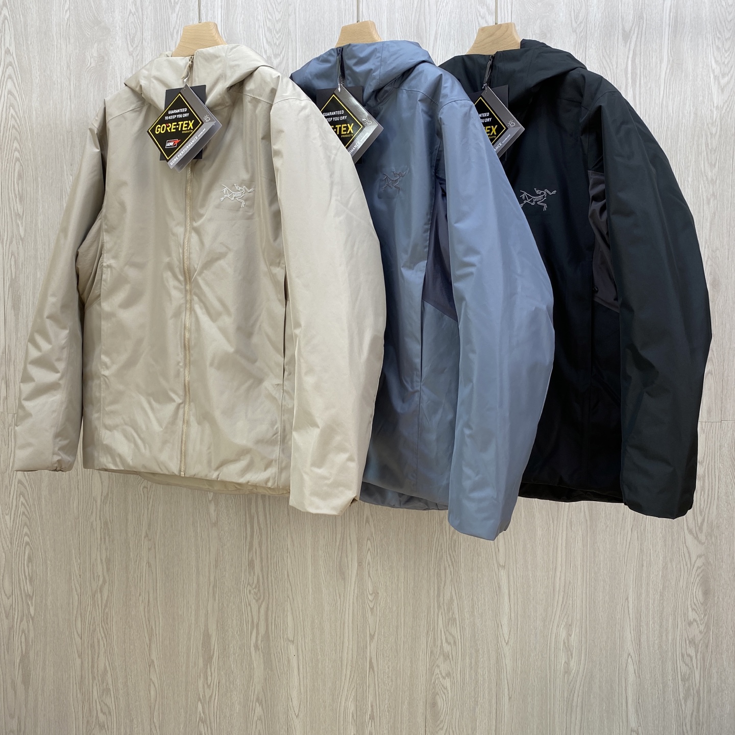 NO:573230,The ancestor Solano Insulated Hoody cotton jacket. Color-blocking design. It is actually made of two fabrics. The black body part is made of 50D series. The gray splicing part is Fortius four-way stretch nylon/spandex woven fabric.  There are three embroidered logos on the chest, hat, and cuffs of the clothing. The interior is filled with cotton, which is about the same thickness as an Atom. The cuffs are elasticated to prevent drafts. The fit is a bit slimmer than ordinary hard-shell cotton clothing. At the same time, the fabric on the body is very 'brittle' and makes a chirping bird sound. The upper body is very light and provides protection that the Atom does not have, and you can see that the color matching design is very handsome. It is very suitable for the first hard-shell cotton clothing. Color Black Stratus Blue Elegant Brown Size S  M L XL XXL,,tom ford,hats,alexander wang19860909始祖Solano Insulated Hoody棉服 棉衣.拼色设计,实际是两种面料,黑色大身部分面料采用50D系列.灰色拼接部分则是Fortius四向弹力锦纶/氨纶机织物面料, 衣服胸前、帽子、袖口三处刺绣标,内里填充棉,厚度与atom相当,袖口有松紧防灌风,版型比一般的硬壳棉服修身一点,同时大身面料很“脆”,会发出咔滋咔滋的鸟叫. 上身非常轻便,提供了atom没有的防护性,而且可以看到拼色设计非常帅,非常适合作为入坑的第一款硬壳棉服. 颜色黑色 层云蓝 雅致棕 码数S M L XL XXL,,tom ford,hats,alexander wang,Men's clothing