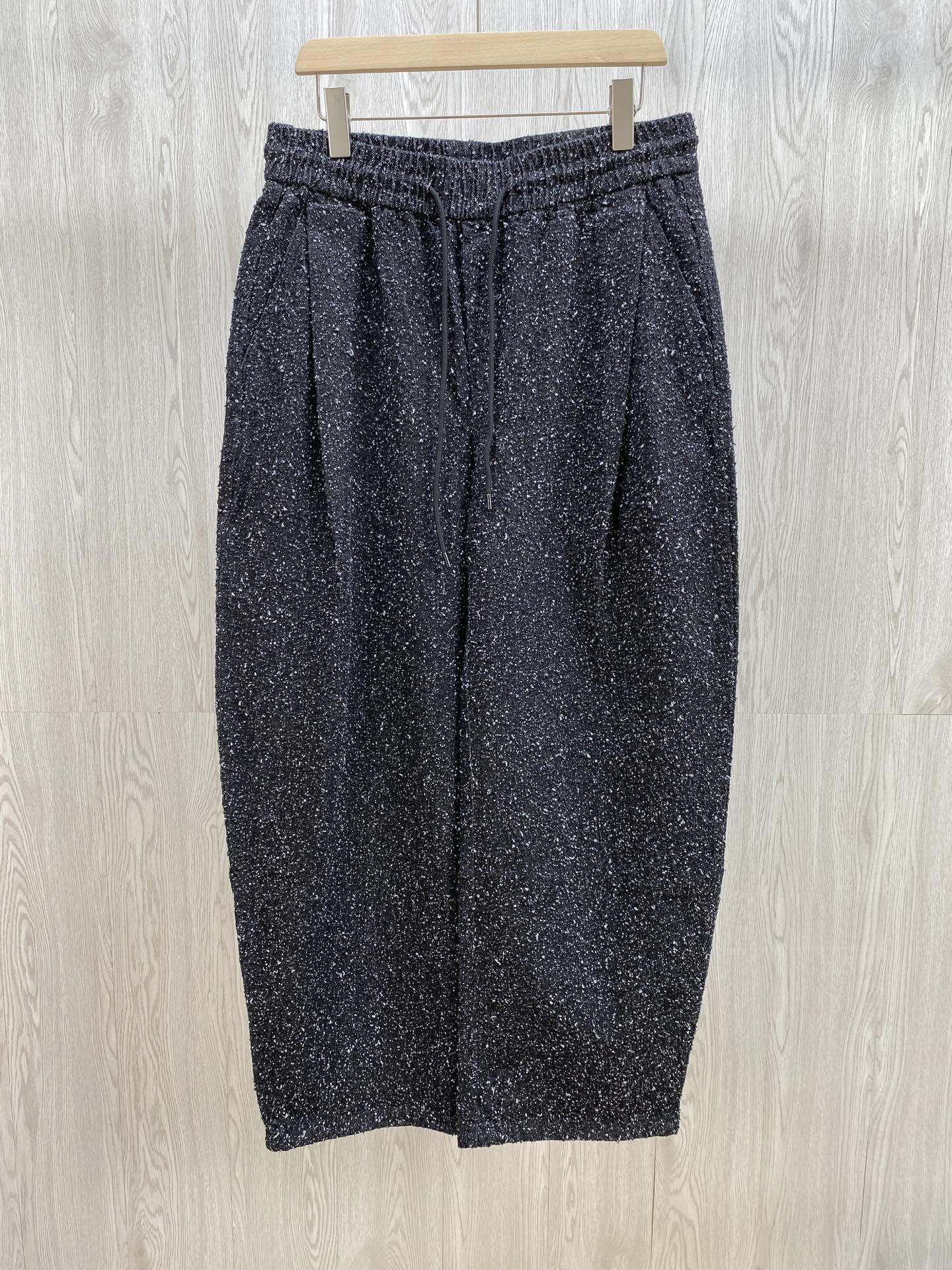 NO:573232,BV's star-filled scimitar pants bring the avant-garde style of the Milky Way to the body. When Italian craftsmanship meets the galaxy-like fabric texture, Bottega Ve**ta's 'Gypsophila' scimitar pants directly bring the avant-garde style of the show into daily wear.  Made of cotton with a special texture, the black base is dotted with white cotton scattered like a galaxy. Every inch of the fabric has a 'handmade' luxury texture; the scimitar shape is neat and a bit unruly, the pants are as smooth as a knife, and there is an aura when walking, which wonderfully combines the 'lazy high-end sense' and the 'street avant-garde sense'.   The details are BV’s specialty. The metal finish of the drawstring at the waist is full of texture. The low-key design of the back pocket hides the secret. The brand logo tag inside always shows the identity. Whether it is paired with a minimalist sweater for a casual and trendy style, or a turtleneck sweater for a light luxury style, it can become the 'texture anchor' of the style. Men's style, black; XS-L size; 1-3CM error when measuring flat.  XS code: Waist 80 crotch position 32 Leg circumference 68 trouser length 106 S code: Waist 84 crotch position 33 Leg circumference 70 trouser length 106 M code: Waist 88 crotch position 34 Leg circumference 72 trouser length 108 L code: Waist 92 crotch position 35 Leg circumference 74 trouser length 108 PS: The trouser waist is elastic and can be stretched to about 6CM per size. Size recommendation   If you are under 135 pounds, choose XS size; if you are 135-150 pounds, choose size S; if you are 150-170 pounds, choose size M; if you are 170-185 pounds, choose size L.,,bottega veneta,bottega veneta,hoodie,sweatshirts,alexander wang19860909BV秀款满天星弯刀裤把银河穿在身上的先锋型格 当意大利匠心工艺邂逅银河般的面料肌理,Bottega Ve**ta这款“满天星”弯刀裤,直接把秀场的先锋腔调拽进了日常穿搭. 选用棉打造的特殊肌理面料,黑底上星点白絮似银河散落,每一寸布料都透着“手工感”的奢级质感；弯刀版型利落又带点不羁,裤型流畅如刀削,行走间自带气场,把“慵懒高级感”和“街头先锋感”奇妙地揉在了一起. 细节更是BV的拿手好戏腰部抽绳的金属收尾质感拉满,背后口袋的低调设计暗藏小心机,内里的品牌标识标签时刻彰显身份.不管是搭配极简卫衣走随性潮范,还是配高领针织衫玩轻奢格调,它都能成为造型的“质感锚点”. 男款,黑色 ；XS-L码； 平铺测量1-3CM误差 XS码:腰围80裆位32腿围68裤长106 S码:腰围84裆位33腿围70裤长106 M码:腰围88裆位34腿围72裤长108 L码:腰围92裆位35腿围74裤长108 PS:裤腰有弹性,每码可拉伸至6CM左右 尺码推荐 135斤以下选择XS码；135-150斤选择S码； 150-170斤选择M码；170-185斤选择L码.,,bottega veneta,bottega veneta,hoodie,sweatshirts,alexander wang,Men's clothing