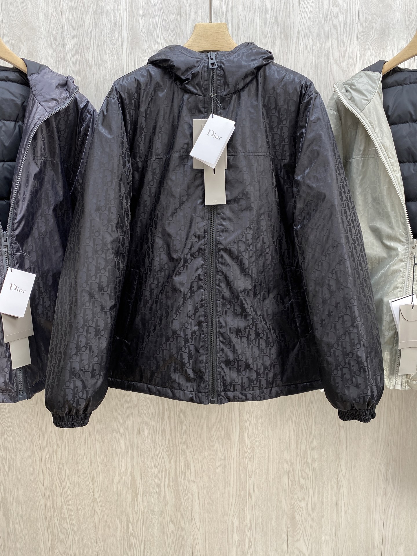 NO:638310,.CD Xiaodi Jacket Down Jacket. Hot style autumn and winter hooded down jacket, a must-have warm item for cooling down the weather. It can be worn for daily or outdoor sports. It is wear-resistant, scratch-resistant and easy to care for. It is equipped with 90 white duck down filling inside. It is paired with large square quilting technology and has a strong thermal insulation effect, so that you are not afraid of the cold outdoor weather in autumn and winter. Color: black, dark gray, light gray, size 46 48 50  52.,Dior-clothing,dior,jackets & coats,down jacket,hats,alexander wang19860909.CD小迪冲锋衣羽绒服.爆款 秋冬连帽外套羽绒服,降温天气必备的保暖单品,不论是日常还是户外运动都能穿.耐磨防刮易打理,内里配置90白鸭绒埴充,在搭配大方格绗缝工艺,兼顾强悍的保暖锁温效果,让你无惧秋冬季寒冷的户外天气. 颜色黑色 深灰 浅灰 尺码46 48 50 52.,迪奥-服装,dior,jackets & coats,down jacket,hats,alexander wang,Women's clothing