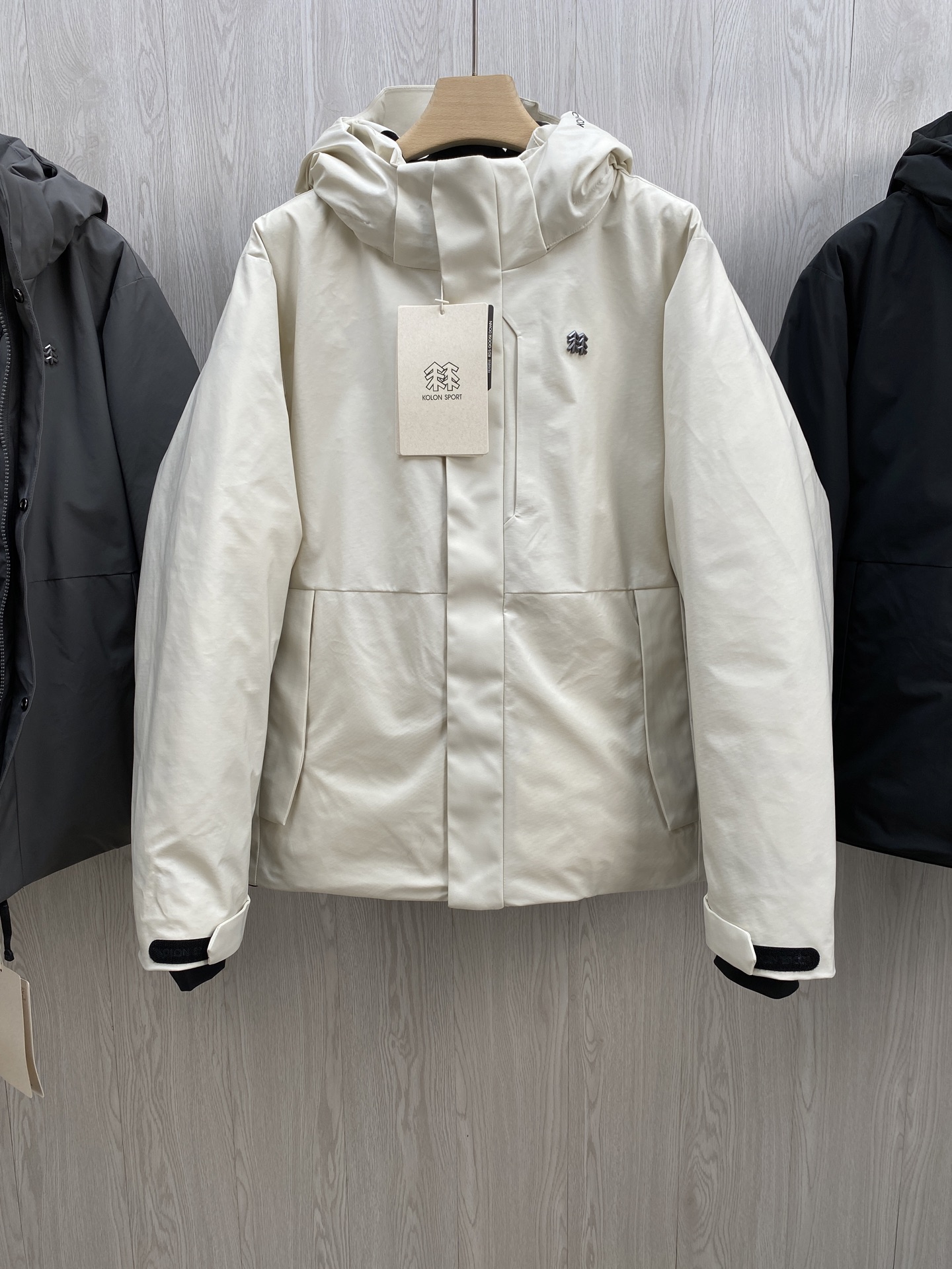 NO:638302,.KOLON SPORT Men's Outdoor Water-Repellent Lightweight Goose Down Down Jacket is windproof and moisture-permeable. The hood is removable. Order goods are different from the ordinary versions on the market KOLON KOLON Hooded SPORT Men's Sports Outdoor Leisure Water-Repellent Down Lightweight Large Goose Down Jacket - Designed for outdoor sports during the change of seasons in early spring. The fabric is made of Kolon custom-made fabric, which is windproof, waterproof, anti-static, anti-scratch, and durable. Generally, it is not a problem to wear it for three to five years.  The lightweight down outer layer is made of water-repellent fabric and is not easy to get wet in the event of light rain. It keeps the down dry and fresh at all times and maintains a constant temperature throughout the day. Selected high-quality goose down with 90% down content is more warm, and all orders are made in a dust-free workshop to remove odors, bacteria and mites. The goods received do not have any smell. The key is to fill the interior with 700 fill power high-quality goose down to ensure the insulation needs in early spring while maintaining the lightweight properties of the product.  , while keeping warm when worn, it is lightweight and warm without weighing down the body. The key is that there are four layers of lock velvet lining inside, which does not run away or get velvet. It does not weigh or clump after washing. It is of high quality. Even the sleeves are designed with windproof inner sleeves to prevent the cuffs from being exposed to wind and cold. The hand pockets and lids are designed in an asymmetrical style and are heated and pressed to give it a more textured feel.  , hooded design is detachable. Easy to go out, earmuffs, money is saved, casual, young and warm, the logo on the chest is all customized with brand marks, highlighting the brand style, even the zippers are brand-customized zippers, so good. All brothers, must rush, the first choice in winter, a must-have for giving away and keeping for yourself. Color black, white, gray, size black, gray M- XXXL. size, white M- XXL., men's clothing, down jacket, hats, alexander wang19860909.KOLON SPORT可隆男户外防泼水轻量鹅绒羽绒服防风透湿.帽子可拆卸.订单货,区别市面上普通版本KOLON可隆连帽 SPORT男款运动户外休闲防泼水羽绒轻量大鹅绒服 -为早春换季时节户外运动设计,面料选用可隆定制面料,防风防水防静电防刮擦,耐穿耐磨.一般穿个三年五载完全不成问题. 轻量级羽绒外层防泼水面料 偶遇小雨也不易沾湿 ,随时保持绒子的干燥性和清爽性,保持一整天的恒温状态.精选优质鹅绒 90绒子含量 ,更加保暖,而且全部订单货在无尘车间做的,除味除菌除螨,收到货没有任何的味道,关键是内里填充700蓬松度高品质鹅绒 ,保证初春所需的保温需求,同时维持产品的轻量属性 ,穿在身上保暖的同时,轻盈保暖不压身.关键是内里全部四层锁绒内胆,不跑绒不钻绒,洗后不秤砣也不结块,妥妥的高品质.就连袖子都是防风里袖设计 ,避免袖口钻风受寒 ,插手口袋带盖采用非对称式设计 配合热压处理 更具质感 ,连帽设计可拆卸.出门方便,耳罩,钱都省掉了,休闲.年轻.保暖,胸前的logo全部定制品牌标,彰显品牌风范,就连拉链都是品牌定制拉链,就这么好的所有兄弟们,一定要冲,冬天首选款,送人自留必备 颜色黑色 .白色,灰色 码数黑色 灰色 M- XXXL. 码数白色M- XXL.,男装,down jacket,hats,alexander wang,Women's clothing