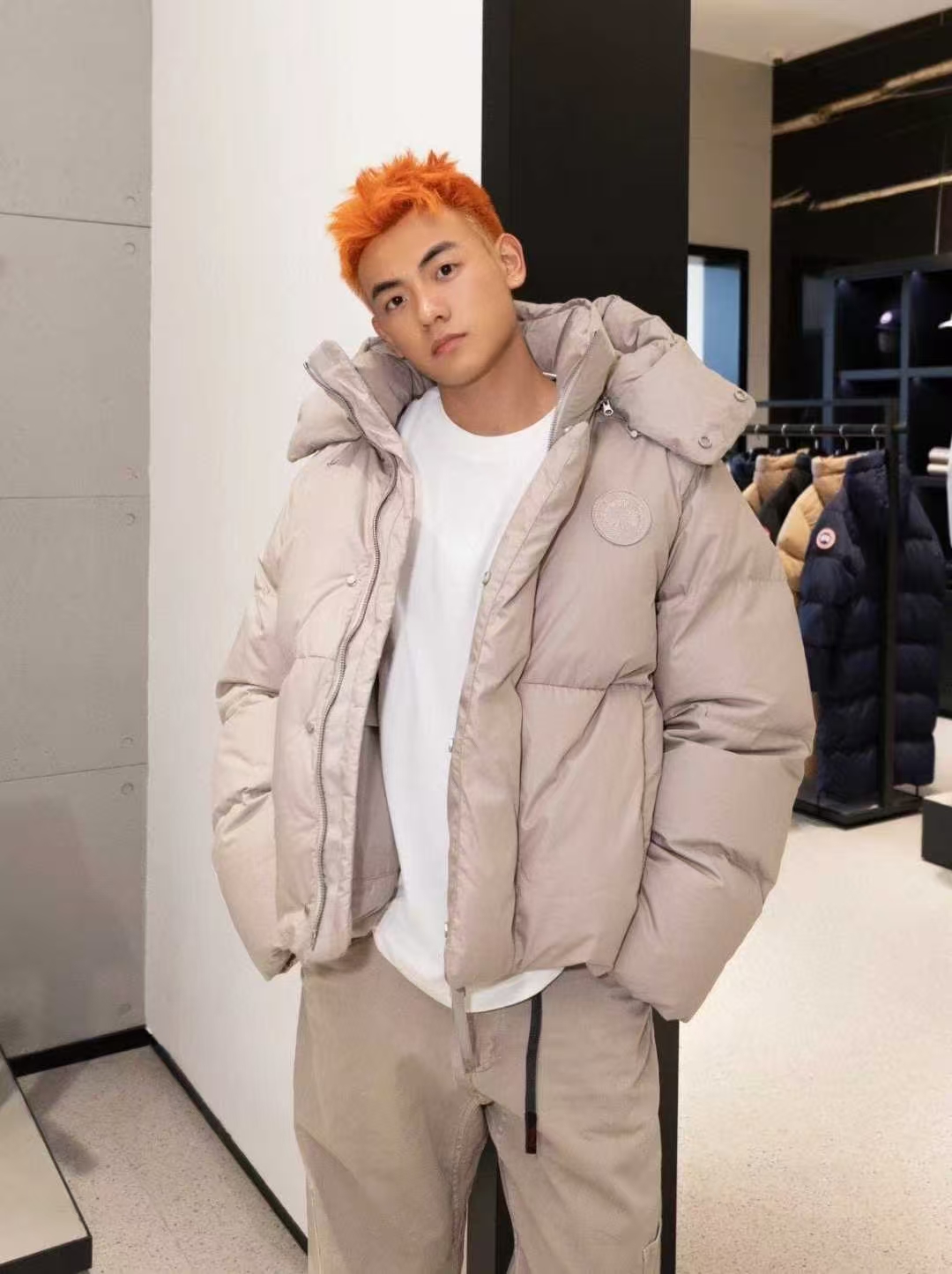 NO:683024,Top matching Big Goose removable sleeves new product #4881M# SIZE:XS S M L XL XXL Canada goose Canada goose UmbA tone-on-tone logo removable sleeve down jacket. Canada  goose Canada Goose UmbA tone-on-tone logo detachable sleeve down jacket. Made of windproof and waterproof high-cotton fabric, filled with duck down with excellent fluffiness and warmth, which can withstand cold winds at sub-zero temperatures. The cuffs are knitted windproof vents, and the design of detachable straps increases the practicality of wearing. The sleeves are detachable, allowing you to wear two styles in one piece. The hood also has a detachable zipper design. It is also a popular down jacket worn by celebrities and internet celebrities.  Color: black, stone gray,, down jacket, hats,19860909顶配 大鹅可拆袖新品#4881M# SIZE:XS S M L XL XXL Canada goose加拿大鹅UmbA同色调徽标可拆卸衣袖羽绒服. Canada goose加拿大鹅UmbA同色调徽标可拆卸衣袖羽绒服.采用可防风防水高棉感面料,内里填充蓬松度保暖度极好的鸭绒,能抵御零下温度的寒风.袖口采用针织防风口,可拆卸背带的设计更是增加的穿着的实用性,衣袖可拆卸,一件衣服2种穿着风格.帽子部分也是有可拆卸拉链设计.更是各路明星网红争相穿着的热门款羽绒服 颜色:黑色,石灰色,,down jacket,hats,,Men's clothing