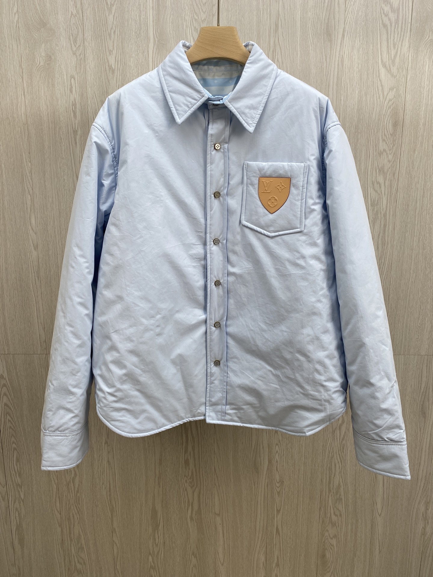 NO:683027,Donkey Brand 25fw New Reversible Padded Long Sleeve Jacket Shirt This lightly padded cotton jacket shirt is warm and comfortable, perfect for a casual après ski look. It's reversible, with tonal 1V Stripe jacquard on one side, combining the 1V letters with Monogram  The flowers are cleverly integrated; the other side is simple and plain, with patches to highlight the style. Each side is equipped with hanging tabs. The pearlescent snap buttons create the visual effect of regular buttons, and the details are full of ingenuity. Size 46 48 50 52. Flat measurement error 1-3CM 46 yards Shoulder 50 Bust 120 Length 72 Sleeve length 65 48 yards Shoulder 51 Bust 124 Length 74 Sleeve length 66  Size 50, shoulder 52, bust 128, length 76, sleeve length 67, size 52, shoulder 53, bust 132, length 78, sleeve length 68, women recommend 46 loose. Men under 135 pounds recommend 46.135-155, 48 155-175, 50.175-195, recommend XL.,,louis vuitton,jackets & coats,shirts,19860909驴牌25fw新款双面衬垫长袖夹克式衬衫本款轻盈衬垫棉质夹克式衬衫温暖舒适,是打造滑雪后休闲造型的上佳之选.它采用双面设计,一面饰有同色系 1V Stripe 提花,将 1V 字母与 Monogram 花卉巧妙融合；另一面为简约素色,以贴饰彰显格调.每一面都配有吊袢.珠光按扣营造出常规纽扣的视觉效果,细节之处尽显巧思. 码数46 48 50 52. 平铺测量误差1-3CM 46码 肩膀50胸围120衣长72 袖长65 48码 肩膀51胸围124 衣长74袖长66 50码 肩膀52胸围128衣长76袖长67 52码 肩膀53胸围132衣长78袖长68 女士建议46宽松. 男士135斤内建议46.135-155建议48 155-175建议50.175-195建议XL.,,louis vuitton,jackets & coats,shirts,,Men's clothing