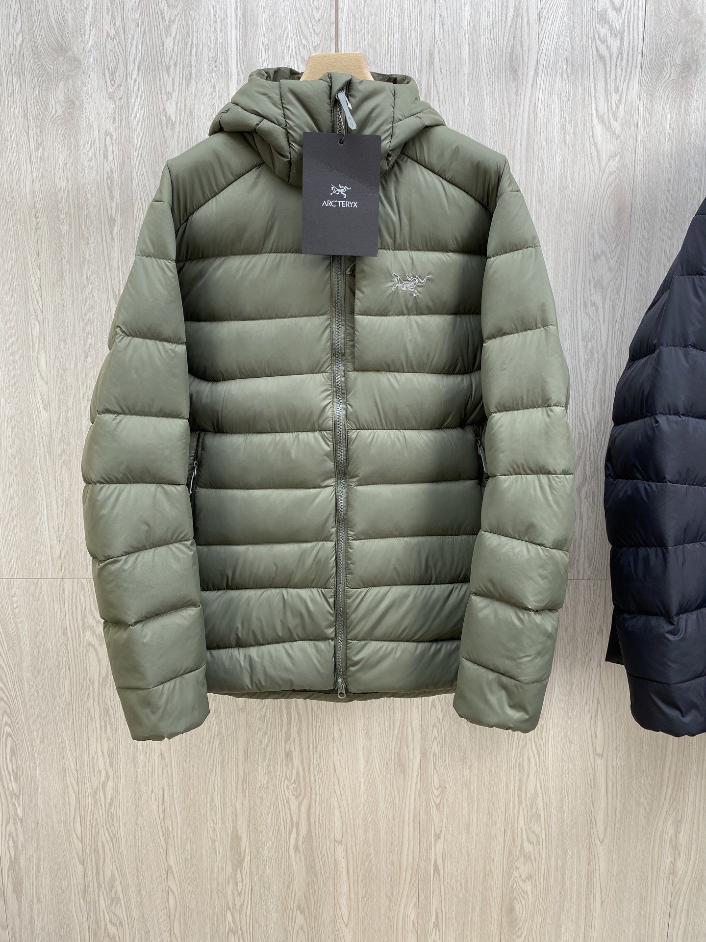 NO:683029,Niaojia men and women THORIUM Hoody solid color hooded zipper outdoor warm rib down jacket couple outdoor ski jacket 90 down filling 750 fill power Tajima embroidery gray down goose short light hooded down jacket coat small zipper pocket on the chest side, can hold things  The Thorium AR hooded style is versatile, durable and warm. It can be used as a mid-layer in winter and winter, or can be worn alone, or can be easily worn with hard-shell clothing in cold environments. The fabric has been improved with AratoTM30 nylon fabric with fine texture, which is very wear-resistant, and is treated with DWR, which can effectively prevent water and moisture. DownCompositeMapping zone filling technology can reasonably allocate down insulation and synthetic insulation areas  The simple-designed StormHoodM is made of synthetic thermal materials. Zippered hand pockets, inner zipper pockets. Combination of technology and technology. Lightweight and warm. Three-dimensional tailoring. Hooded design. Complete three-label accessories. What you see is what you get. Sizes: S M L XL 2XL, jil sander, jackets & coats, down jacket, hats,19860909鸟家 男女THORIUM Hoody 纯色连帽拉链户外保暖排骨羽绒服情侣款户外滑雪外套 90绒填充 750蓬松度 田岛绣刺 灰绒鹅 短款轻薄连帽羽绒服 外套 胸前侧拉链小口袋,可装东西 ThoriumAR连帽款用途多样,磨耐且暖保,可作季冬中间层衣物,可也单独穿着,在冷寒环境下还可松轻与壳硬衣物搭配穿着. 面料经改良有具细纹微理的AratoTM30龙尼面料,非常耐磨,并采用DWR处理,可有效防水、防湿. DownCompositeMapping分区填充技术可合理分配羽绒保暖与合成保暖区域 设计简洁的StormHoodM采用合成保暖材料制成 拉链插手口袋,内拉链口袋 科技与技术结合 轻薄又保暖 立体剪裁 连帽设计 三标辅料齐全 所见即所得 尺码S M L XL 2XL,,jil sander,jackets & coats,down jacket,hats,,Men's clothing