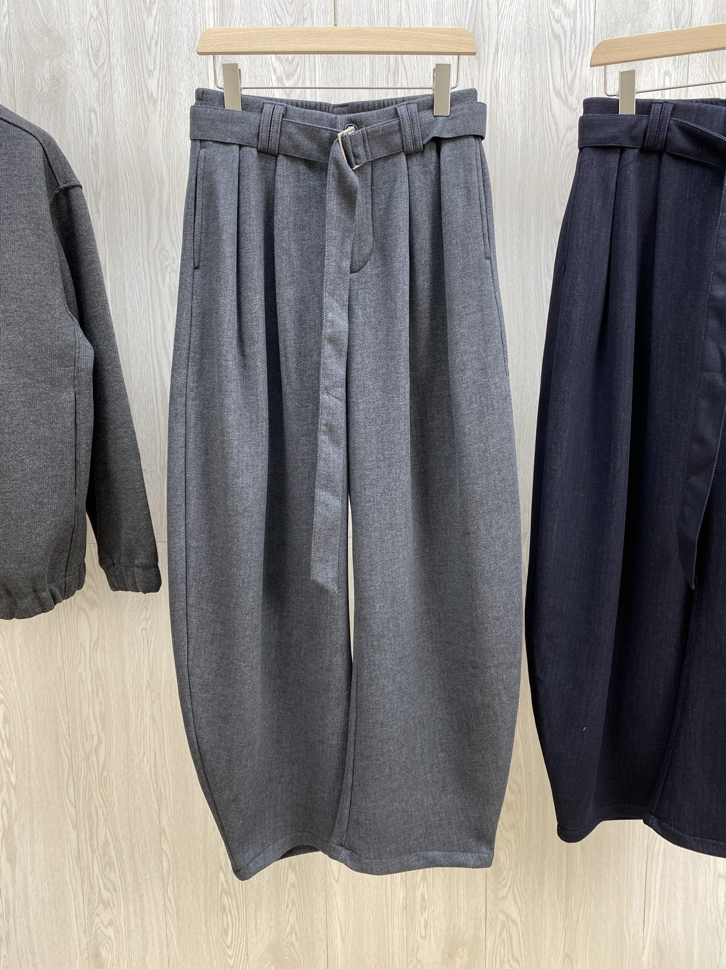 NO:683041,VT Belt Sheep Wool High Weight Velvet Wide Leg Pants | Responsible for Old Money Style Autumn and Winter Texture Casual Pants Loose Pants These belt wide leg pants are an excellent item to interpret old money style wear. High-end sheep wool fabrics are selected, and the high weight texture has a stiff and drapey feel. It is paired with a velvet lining design, which is soft and skin-friendly while locking in temperature, making winter wear both high-end and warm.  The classic charcoal gray + blue tone is low-key and noble. The loose wide-leg version is very tolerant to the body shape and easily creates a lazy and relaxed old-money atmosphere. The waist belt is made of the same fabric and is paired with a metal buckle, which is both decorative and can freely adjust the waistline. Details  VALE's ingenious design is evident everywhere. Exquisite metal buttons, smooth zipper hardware and simple back pocket tailoring blend luxury with simplicity. Whether paired with a cashmere sweater or a neat shirt, it can be worn with an effortless high-end feel.  Men's model, navy blue gray, XS-L size. 1-3CM error in flat measurement  PS waistband is elastic, and each size can be stretched to about 8CM. Recommended sizes: Choose size XS if you are under 135 pounds; choose size S if you are 135-150 pounds; choose size M if you are 150-170 pounds; choose size L if you are 170-185 pounds.,,valentino,shirts,19860909VT腰带绵羊毛 高克重加绒 阔腿裤｜老钱风秋冬质感担当 休闲裤 宽松裤子 这款腰带阔腿裤,是诠释老钱风穿搭的绝佳单品.甄选高端绵羊毛面料,高克重的质感自带挺括垂坠感,搭配内里加绒设计,柔软亲肤的同时锁住温度,让冬日穿搭兼顾高级感与保暖性. 经典的炭灰+蓝色色调低调又显贵,宽松的阔腿版型对身形包容度极高,轻松打造慵懒松弛的老钱氛围；腰间同面料腰带搭配金属扣饰,既是装饰又能自由调节腰线,细节处尽显VALE**的匠心设计.精致的金属纽扣、顺滑的拉链五金与简洁的后袋剪裁,将奢华融于简约,无论是搭配羊绒衫还是利落衬衫,都能穿出不费力的高阶质感. 男款,藏蓝色 灰色,XS-L码. 平铺测量1-3CM误差 XS码:腰围72裆位32腿围64裤长108 S码:腰围76裆位33腿围66裤长108 M码:腰围80裆位34腿围68裤长110 L码:腰围84裆位35腿围70裤长110 PS裤腰有弹力,每码可拉伸至8CM左右 尺码推荐 135斤以下选择XS码；135-150斤选择S码； 150-170斤选择M码；170-185斤选择L码.,,valentino,shirts,,Men's clothing