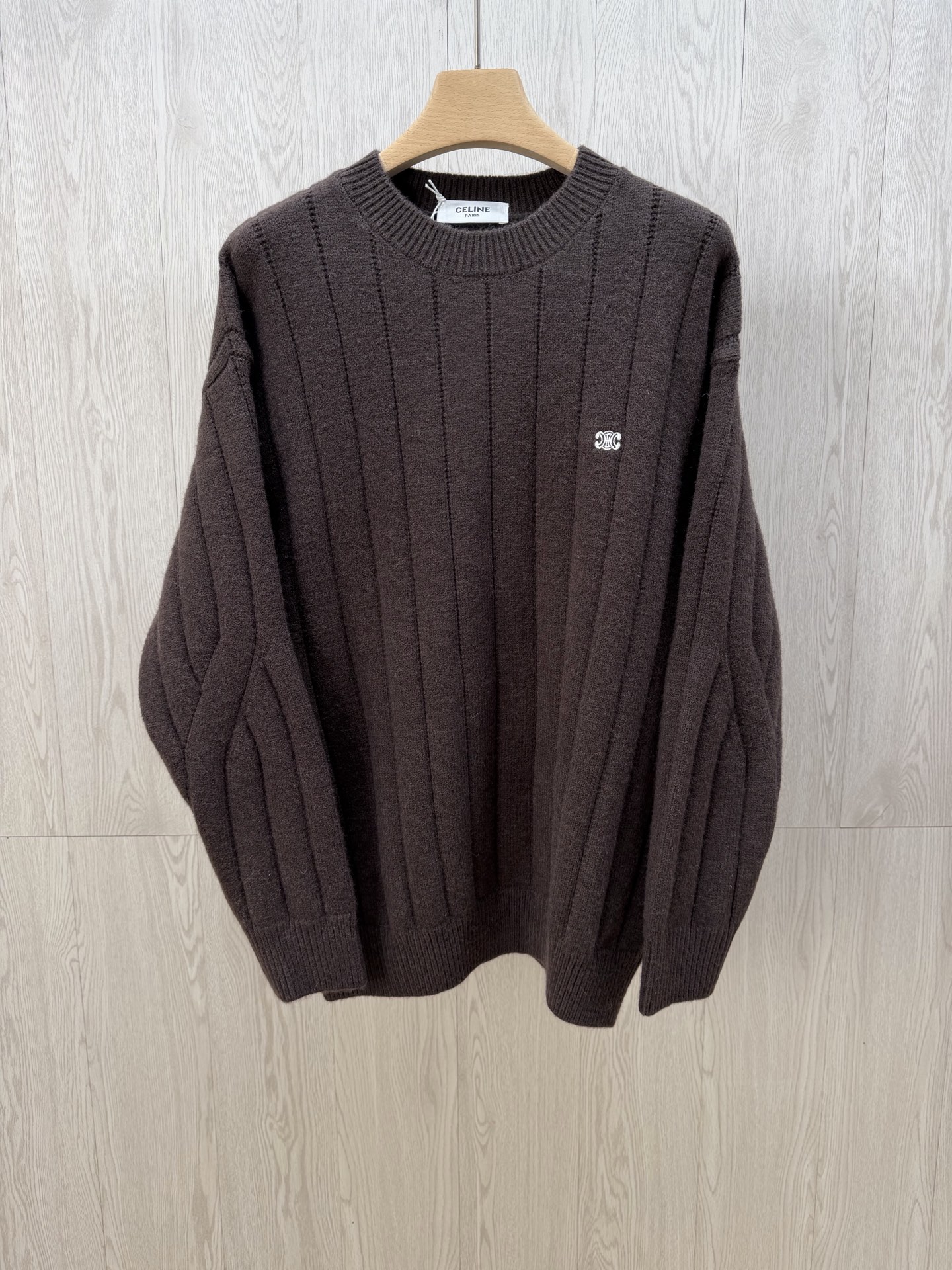 NO:712129,CE**Arc de Triomphe vertical pattern wool pullover crew neck sweater When the minimalist aesthetics of Paris meet the warm texture of winter, this Arc de Triomphe vertical pattern sweater has become the best choice for high-end wardrobes. Woven with high-count wool yarn, the fiber is as fine as clouds and as skin-friendly. The vertical pit texture not only outlines neat vertical lines, but also makes the body of the garment both stiff and soft to the touch. It wraps around the body lightly, and the warmth penetrates layer by layer.  The classic round neck fits the curve of the neck, and the just right loose fit accommodates various body shapes. Whether it is worn under a shirt or worn alone, it shows a casual style. The Arc de Triomphe embroidered logo on the left chest is low-key and exquisite, with the brand's iconic elements lighting up the details. The three colors of red, coffee and gray interpret different style emotions. The red tone is warm and public, the coffee color is calm and retro, and the gray color is simple and versatile. Each one hides CELI**'s unique French modernity.  The ribbed cuffs and hem are hemmed with precision knitting technology to prevent them from loosening and deforming after long-term wear. The ingenuity in the details shows the craftsmanship of luxury brands. A textured item that can last for many years, allowing winter wear to find the perfect balance between comfort and style. Same style for men and women, red gray purple, XS-L, flat measurement error 1-3CM XS code: shoulder width 52, chest 102, length 65, sleeves 53  S code: Shoulder width 53 Bust 106 Clothes length 67 Sleeves 54 M code: Shoulder width 54 Bust 110 Clothes length 69 Sleeves 55 L code: Shoulder width 55 Bust 114 Clothes length 71 Sleeves 56 Girls choose XS code; Boys below 130 pounds choose XS code; 130-145 pounds choose S code;  If you are 145-160 pounds, choose size M; if you are 160-175 pounds, choose size L.,,celine,sweaters,shirts,19860909CE**凯旋门竖纹羊毛套头圆领毛衣 当巴黎的极简美学遇上冬日的温暖质感,这件凯旋门竖纹毛衣便成了高阶衣橱的不二之选.甄选高支羊毛纱线织就,纤维细腻如云朵般亲肤,竖坑条肌理不仅勾勒出利落的纵向线条,更让衣身兼具挺括感与软糯触感,轻裹于身,暖意层层渗透. 经典圆领贴合颈部曲线,恰到好处的宽松版型包容各种身形,无论是内搭衬衫还是单穿都尽显随性格调.左胸处的凯旋门刺绣徽标低调精致,以品牌标志性元素点亮细节,红、咖、灰三色诠释不同风格情绪,红调热烈张扬,咖色沉稳复古,灰色简约百搭,每一种都藏着CELI**独有的法式摩登. 罗纹收口的袖口与下摆,经精密针织工艺锁边,久穿不易松垮变形,细节处的匠心尽显奢侈品牌的工艺底蕴.一件能陪伴多年的质感单品,让冬日穿搭在舒适与格调之间找到完美平衡. 男女同款,红色 灰色 紫色,XS-L 平铺测量1-3CM误差 XS码:肩宽52胸围102衣长65袖子53 S码:肩宽53胸围106衣长67袖子54 M码:肩宽54胸围110衣长69袖子55 L码:肩宽55胸围114衣长71袖子56 女生选择XS码； 男生 130斤以下选择XS码；130-145斤选择S码； 145-160斤选择M码；160-175斤选择L码.,,celine,sweaters,shirts,,Men's clothing