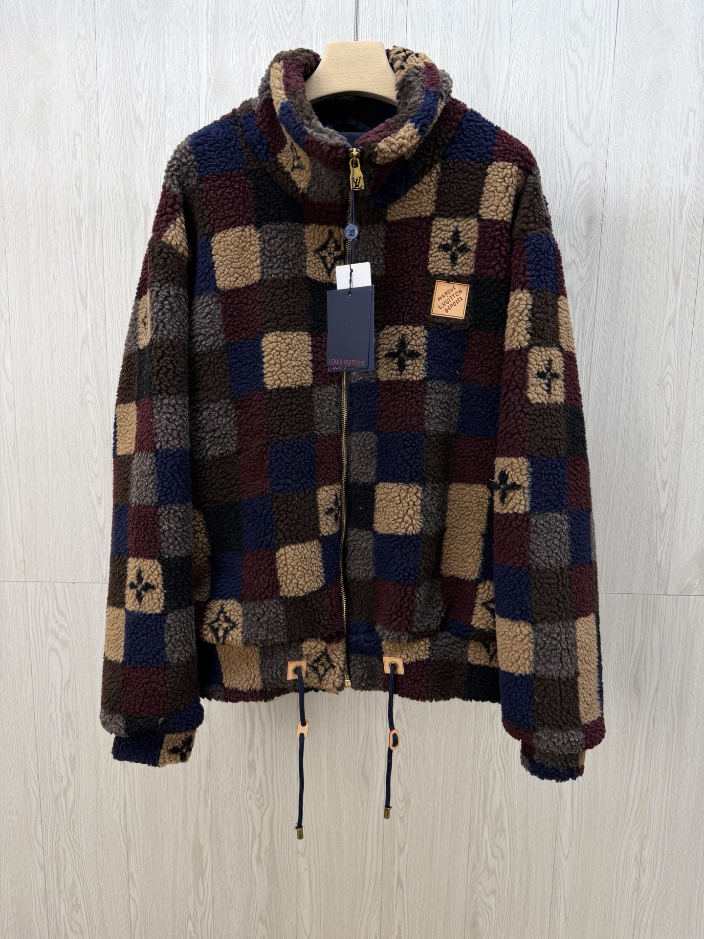 NO:712138,25fw new waisted polar fleece jacket. The suede surface presents a checkerboard 1VLOGO pattern, with Monogram elements incorporated into it. The hem is matched with a drawstring design jacket. Leather patch on the chest. Size S M L XL.,,jackets & coats,jackets & coats,1986090925fw新款束腰摇粒绒夹克外套.绒面呈现 棋盘格1VLOGO图案,其间融入 Monogram 元素,下摆搭配抽绳设计夹克.胸前皮革贴饰. 码数S M L XL.,,jackets & coats,jackets & coats,,Men's clothing