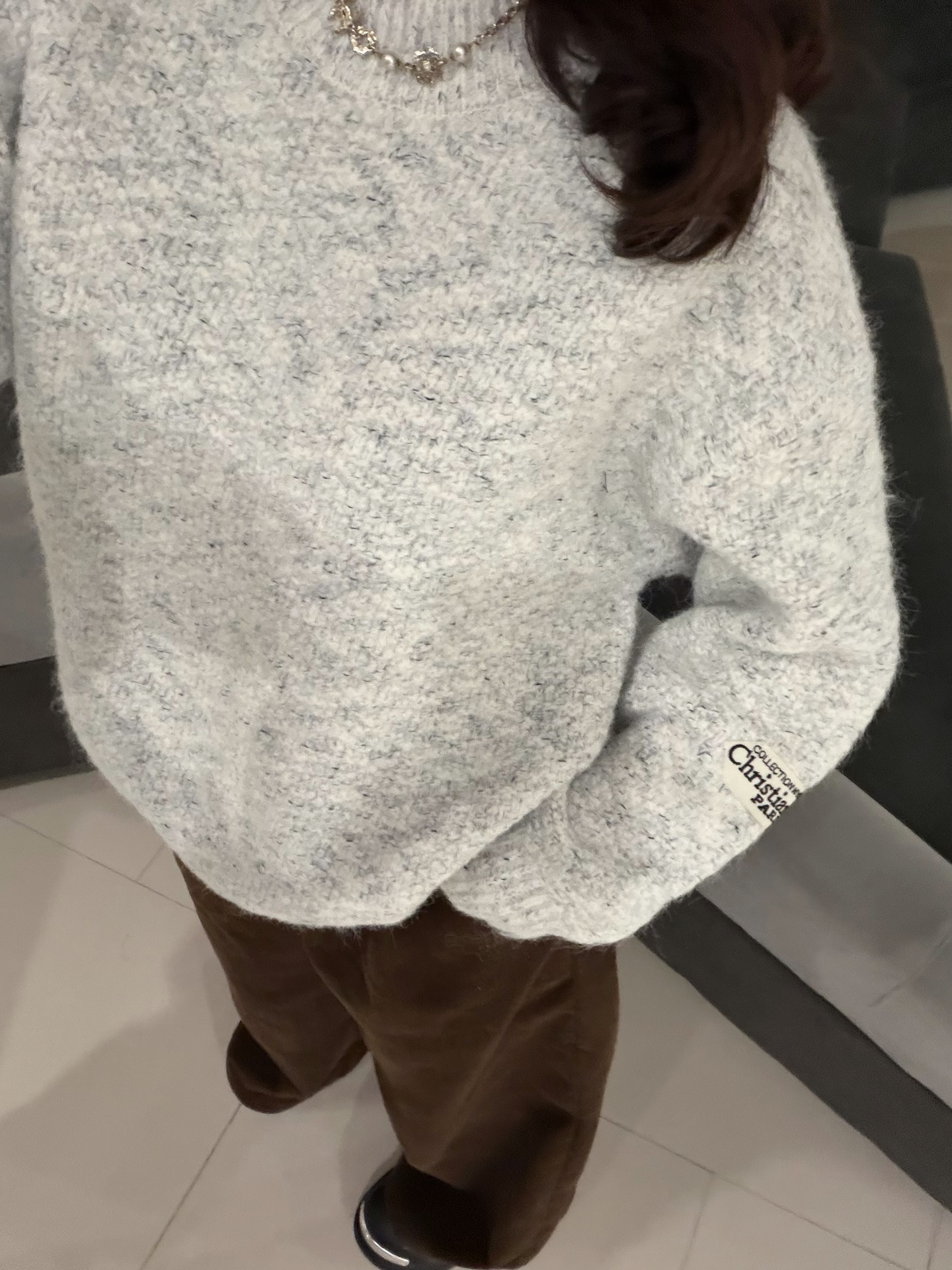 NO:712135,48CD group of plush thread round neck knitted pullover. Xiaodi's classic embroidered letter cuff label, high-end pullover. The whole dress is slightly heavy on the hand, and it is comfortable to wear. It has a fine needle-cut texture and is very warm. It can be worn underneath to create a layered look. Same style for men and women. Color gray red code number XS-L,,sweaters,1986090948CD组毛绒线圆领针织套头毛衣 小迪很经典的刺绣字母袖口贴标,高级感套头衫.整件衣服上手略为厚重,着身服帖舒适.细密针凿质感,很保暖.可内搭穿搭打造叠穿造型.男女同款 颜色灰色 红色 码数XS-L,,sweaters,,Men's clothing