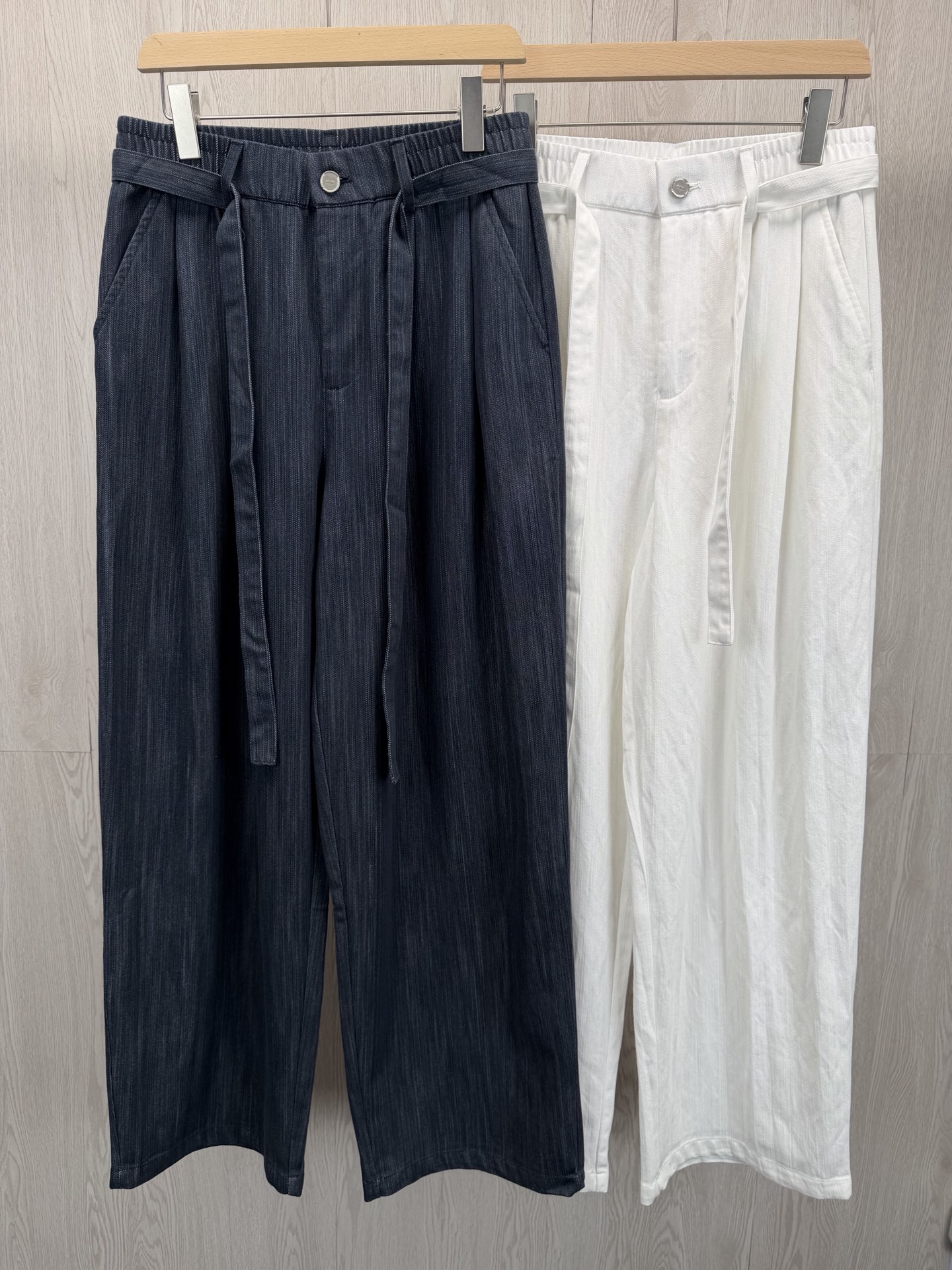 NO:779780,.VT Tencel blended dark pattern wide-leg pants, casual pants, the perfect balance between relaxation and luxury~ The Tencel blended denim fabric is selected, with its own delicate dark texture and slight sparkle, soft and drapey to the touch, breathable and skin-friendly without sweating. It has the stiff muscles of denim and the smooth and cool feeling of Tencel. It is light and burdenless to wear in spring and summer, and can maintain neat lines when layered in autumn and winter.  The high-waisted elastic waistband is matched with ties made of the same fabric, which can be adjusted freely to accommodate various waist shapes and hide the body fat without restricting the abdomen. The wide-leg pants naturally hang from the waist and abdomen to the ankles, modifying various leg shapes such as O-legs and  White, XS-L code; 1-3CM error in flat measurement  Girls choose XS code; boys under 135 pounds choose XS code; 135-150 pounds choose S code; 150-170 pounds choose M code; 170-185 pounds choose L code., Valentino-clothing, valentino,19860909.VT天丝混纺暗纹阔腿裤 休闲裤 松弛感与高级感的完美平衡~甄选天丝混纺牛仔面料,自带细腻暗纹肌理与微闪光泽,触感柔软垂坠,透气亲肤不闷汗.既有牛仔的挺括筋骨,又有天丝的顺滑凉感,春夏穿着轻盈无负担,秋冬叠穿也能保持利落线条. 高腰松紧腰头搭配同面料系带,可自由调节松紧,包容各种腰型,藏肉显瘦不勒腹.阔腿裤型从腰腹自然垂落至脚踝,修饰O型腿、X型腿等各种腿型,视觉上拉长比例,走路带风自带气场.前侧插袋+后侧贴袋设计,实用与美观兼具；金属DENIM纽扣与拉链门襟,精致耐用,彰显品质感. 男款, 藏青色 白色,XS-L码； 平铺测量1-3CM误差 XS码:腰围72裆位32 腿围62 裤长106 S码:腰围76裆位33 腿围64 裤长108 M码:腰围80裆位34 腿围66 裤长108 L码:腰围84裆位35 腿围68 裤长108 女生选择XS码； 男生 135斤以下选择XS码；135-150斤选择S码； 150-170斤选择M码；170-185斤选择L码.,华伦天奴-服装,valentino,,Women's clothing