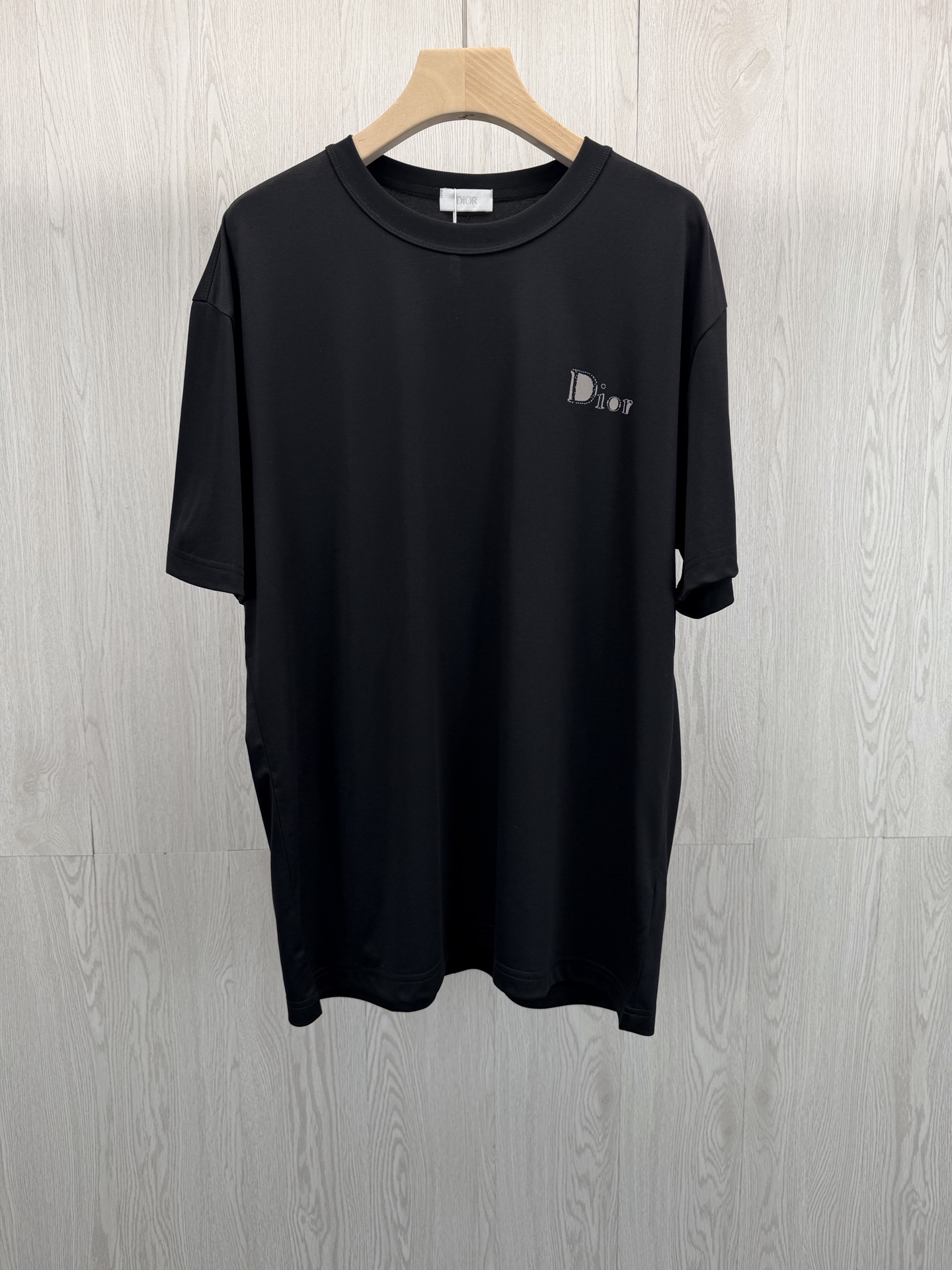 NO:779776,.CD Xiaodi Tencel linen retro patch printed short-sleeved T-shirt Xiaodi's classic retro logo is re-presented with three-dimensional patch printing technology. The off-white contrasting color + dotted line strokes create a retro and distressed visual effect on a pure black background. The small area embellishment fully shows the brand recognition, and it is full of French high-end feeling in a low-key manner.  High-luxury blended fabric (modal + lyocell + polyester + cotton + linen), with Tencel linen ingredients, it feels silky and soft, breathable and not sweaty, the upper body has a cool and drapey feeling, and it is not easy to deform after long-term wear. It is the breathable T-shirt that is needed in spring and summer. Imported machine three-dimensional printing, the pattern is clear and full, not easy to fall off; the neckline is made of double-layer reinforced threads, double-strand thread locking, and the center line technology of the back.  Same style for men and women, black, XS-XL size; 1-3CM error in flat measurement  XL code: Shoulder width 53 Bust 124 Length 77 Sleeves 26 Girls choose XS code; Boys below 135 pounds choose XS code; 135-150 pounds choose S code; 150-165 pounds choose M code; 165-185 pounds choose L code; 185-200 pounds choose XL code., Dior-clothing, dior, T-shirt, tees, t-shirt,19860909.CD小迪天丝亚麻复古补丁印花短袖T恤 小迪经典复古Logo,以立体补丁印花工艺焕新呈现,米白撞色+虚线描边,在纯黑底色上打造出复古做旧的视觉效果,小面积点缀尽显品牌辨识度,低调中满是法式高级感. 高奢混纺面料（莫代尔+莱赛尔+聚酯纤维+棉+亚麻）,天丝亚麻成分加持,触感丝滑软糯,透气不闷汗,上身自带凉感与垂坠感,久穿不易变形,是春夏刚需的透气神T. 进口机立体印花,图案清晰饱满,不易脱落；领口做双层加固螺纹,双股走线锁边,后背中线工艺. 男女同款,黑色,XS-XL码； 平铺测量1-3CM误差 XS码:肩宽49胸围108衣长69袖子22 S码:肩宽50胸围112衣长71袖子23 M码:肩宽51胸围116衣长73袖子24 L码:肩宽52胸围120衣长75袖子25 XL码:肩宽53胸围124衣长77袖子26 女生选择XS码； 男生 135斤以下选择XS码；135-150斤选择S码； 150-165斤选择M码；165-185斤选择L码； 185-200斤选择XL码.,迪奥-服装,dior,T-shirt,tees，t-shirt,,Women's clothing