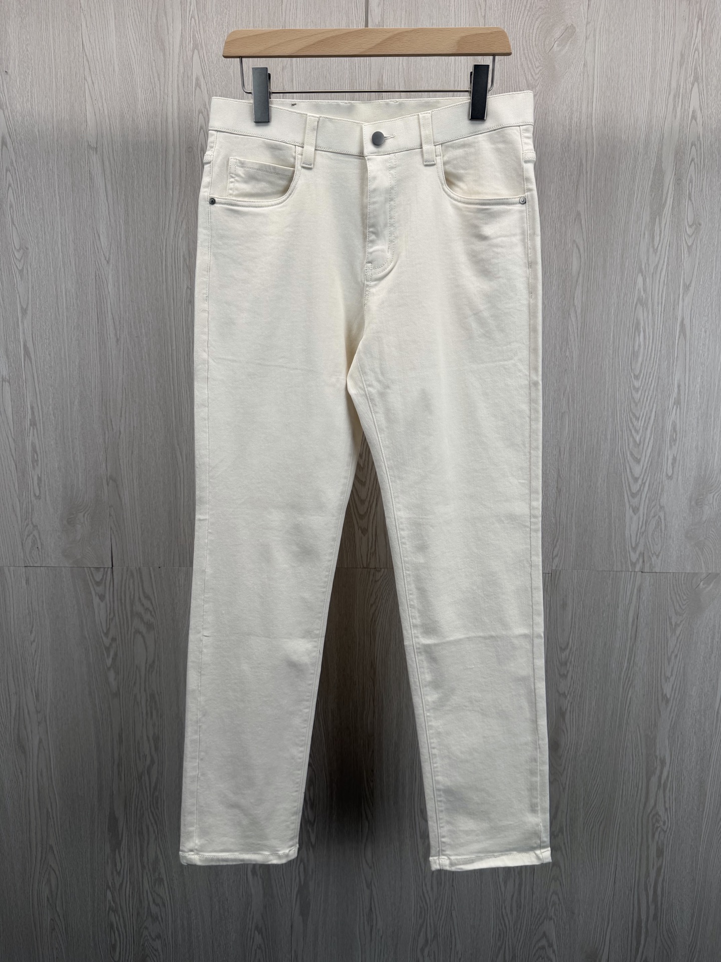 NO:821171,.ZZ26 off-white light luxury straight jeans for spring and summer. Selected 97 high-count long-staple cotton blended fabrics. Delicate twill denim texture, soft and crisp, with soft matte matte texture and excellent drape on the upper body. Breathable and skin-friendly without stuffing the legs, refreshing and comfortable to wear in spring and summer. Low saturation milk white color, gentle, clean and not picky to wear. Neatly modified straight pants shape, orthodox mid-high waist straight cut, golden trouser length ratio.  The upper body is straight and neat, easily elongating the leg lines. Whether it is daily commuting or leisure travel, the upper body is clean and decent, with a gentlemanly atmosphere. Customized matte metal four-button buckle + smooth original zipper. Genuine leather suede brand on the back waist + exclusive webbing embellishment on the pockets. All edges are neatly stitched and pockets are pressed with precision. The inner accessories and wash labels are all of the same quality as the counters. Five-pocket classic trouser design, practical, durable and durable.  Men's model, off-white, size 30-38; 1-3CM error in flat measurement Size 30: waist 78 crotch 26 leg 54 hips 95 pants length 105 Size 31: waist 80.5 crotch 26.5 legs 56 hips 98 pants length 106 Size 32: waist 83 crotch 27 legs 58 hips 101 pants length 106  Code 33: Waist 86.5 Crotch 27.5 Leg 60 Hips 104 Pants length 106 Code 34: Waist 90 Crotch 28 Legs 62 Hips 107 Pants length 108 Code 35: Waist 92.5 Crotch 28.5 Legs 64 Hips 110 Pants length 108  Size 36: waist 96 crotch 29 leg 66 hips 113 pants length 110 Code 38: waist 99 crotch 30 legs 68 hips 116 pants length 110, men's clothing, jeans, chamois leather, gold,19860909.ZZ26春夏米白轻奢直筒牛仔裤 甄选97高支长绒棉混纺面料 细腻斜纹牛仔肌理,软糯挺括双在线 自带柔和哑光雾面质感,上身垂坠感绝佳 透气亲肤不闷腿,春夏穿着清爽舒适 低饱和奶白配色,温柔干净不挑穿搭 利落修饰直筒裤型,正统中高腰直筒剪裁,黄金裤长比例 上身挺拔利落,轻松拉长腿部线条 不管日常通勤还是休闲出行,上身干净得体,绅士氛围感拉满 定制哑光金属四合扣+顺滑原版拉链 后腰真皮麂皮牌+口袋专属织带点缀 全包边工整锁缝走线,口袋压线精密考究 内里辅料、洗水标全部对标专柜品质 五袋经典裤型设计,实用耐看耐穿 男款,米白色,30-38码； 平铺测量1-3CM误差 30码:腰围78裆位26腿围54臀围95裤长105 31码:腰围80.5裆位26.5腿围56臀围98裤长106 32码:腰围83裆位27腿围58臀围101裤长106 33码:腰围86.5裆位27.5腿围60臀围104裤长106 34码:腰围90裆位28 腿围62臀围107裤长108 35码:腰围92.5裆位28.5腿围64臀围110裤长108 36码:腰围96裆位29腿围66臀围113裤长110 38码:腰围99裆位30腿围68臀围116裤长110,男装,jeans,chamois leather,gold,,Women's clothing