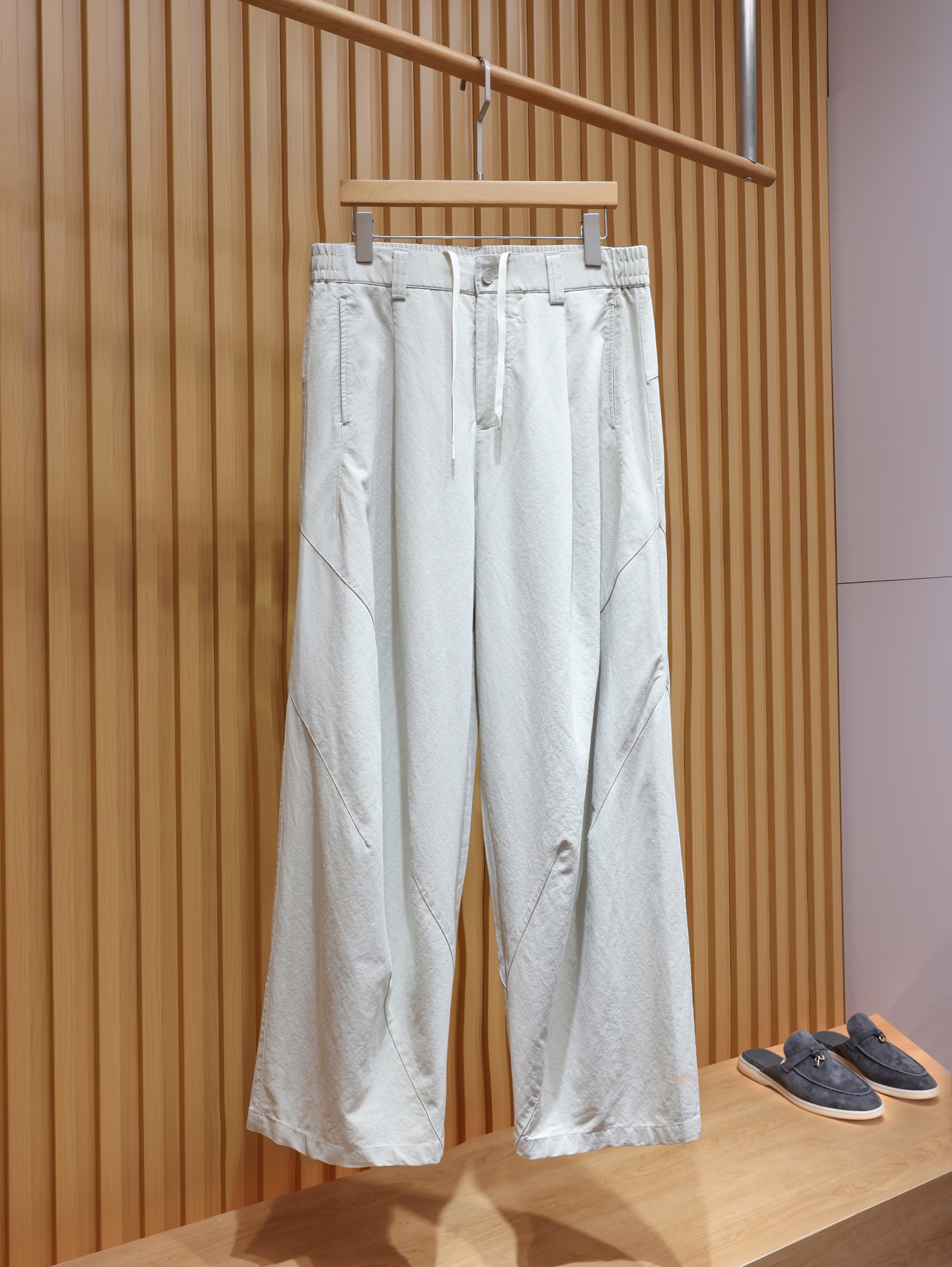 NO:821165,.BV apricot hemp wide-leg thin jeans have a skinny hemp fabric~ Customized hemp denim fabrics are selected, which are different from the thickness and softness of ordinary denim. They have a 'skinny' feel, and the upper body is neat and stylish but not stiff. The natural texture + soft apricot tone, built-in distressed soft light filter, can easily be worn without being picky about skin color. It can be worn in spring and summer without being stuffy and sweaty, and the drape and stiffness are both online.  The scimitar wide-leg trousers are made of deconstructed tailoring, and the dividing line from the waist and hips to the trouser legs has a visual extension effect. The semi-elastic waist + customized drawstring design combines the neatness of formal pants with the comfort of casual pants. Paired with YKK metal zippers + engraved matte metal buckles, the hardware texture is high-end, opening and closing are smooth and durable. The interior is fully hemmed, and the waistband and trouser legs are neatly and solidly routed, so they will not deform or have rough edges after long-term wear.  Men's model, apricot color, XS-L size; 1-3CM error in flat measurement  The waist is elastic, and each size can be stretched to about 8CM. Size recommendations: Choose size XS if you are under 135 pounds; choose size S if you are 135-150 pounds; choose size M if you are 150-170 pounds; choose size L if you are 170-185 pounds., Bottega Veneta - clothing, bottega veneta,bottega veneta,jeans,19860909.BV杏色麻僵阔腿薄款牛仔裤 自带骨感的麻僵面料~ 甄选定制麻感牛仔面料,区别于普通牛仔的厚重与软塌,自带“麻僵骨感”,上身利落有型却不僵硬.天然的肌理纹理+柔和的杏色调,自带做旧柔光滤镜,不挑肤色还能轻松穿出慵懒高级感,春夏穿着透气不闷汗,垂坠感和挺括度双双在线. 解构主义剪裁打造的弯刀阔腿裤型,从腰臀到裤脚的分割线自带视觉延伸效果.半松紧腰+定制抽绳设计,兼顾正装裤的利落与休闲裤的舒适.搭配YKK金属拉链+刻字哑光金属扣,五金质感高级,开合顺滑耐用.内里全包边工艺,腰头、裤脚的走线工整扎实,久穿不变形、不毛边. 男款,杏色,XS-L码； 平铺测量1-3CM误差 XS码:腰围74裆位36腿围76裤长112 S码:腰围78裆位37腿围78裤长113 M码:腰围82裆位38 腿围80裤长114 L码:腰围86裆位39腿围82裤长115 腰围有弹力,每码可拉伸至8CM左右 尺码推荐 135斤以下选择XS码；135-150斤选择S码； 150-170斤选择M码；170-185斤选择L码.,葆蝶家-服装,bottega veneta,bottega veneta,jeans,,Women's clothing