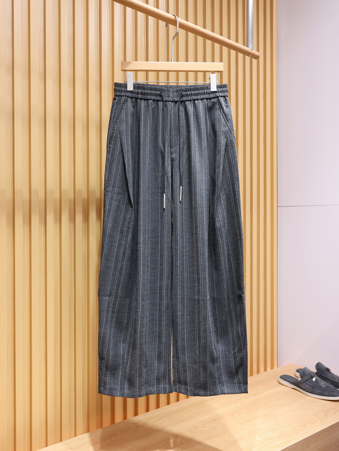 NO:821159,.BV26SS striped wide-leg cool trousers, casual trousers, texture and texture that you will be captivated by at first glance~ Selected blended cool fabrics, with breathable texture and drape, like wearing an air conditioner on your body. The dark gray/light gray two-color custom-woven vertical stripes are not a monotonous print, but a dark texture that is integrated with the fabric, giving off a delicate layered luster under the light.  Elastic waist + metal drawstring with custom number engraved, you can adjust the elasticity freely, not picky on your figure and not constrict the waist. Slightly wide scimitar trousers, the line from waist to hip to trouser leg hangs naturally, perfectly modifies the leg shape, hides the flesh and shows straightness, and has a relaxed feeling when walking, which is a comfort that suit trousers cannot give. The front and rear double pocket design takes into account both practicality and style.  The waistband has been extended and tightened + hemming technology, so it will not curl up after being worn for a long time. The inner side has been smoothly hemmed, so it can be worn next to the skin with zero friction. The customized metal drawstring head is engraved with a number logo, the matte texture is high-end but not cheap, and it perfectly echoes the color of the trousers. Men's model, dark gray, XS-L size; 1-3CM error in flat measurement XS size: waist 74 crotch position 33 leg 76 trouser length 106  S code: waist circumference 78 crotch position 34 leg circumference 78 trouser length 107 M code: waist circumference 82 crotch position 35 leg circumference 80 crotch position 108 L size: waist circumference 86 crotch position 376 leg circumference 82 trouser length 109 The pants are elastic and can be stretched to about 8CM per size. Size recommendations: Choose XS size if you are under 135 catties; choose S size if you are 135-150 catties;  If you weigh 150-170 pounds, choose size M; if you weigh 170-185 pounds, choose size L., Bottega Veneta-clothing,bottega veneta,bottega veneta,business suit,19860909.BV26SS 条纹阔腿清凉裤 休闲裤子 一眼沦陷的肌理质感~ 甄选混纺清凉面料,自带透气肌理与垂坠感,像把空调穿在身上.深灰/浅灰两色定织竖条纹,不是单调印花,而是和面料融为一体的暗纹肌理,在光线下泛着细腻的层次光泽. 松紧腰+定制数字刻字金属抽绳,可自由调节松紧,不挑身材不勒腰.微阔的弯刀裤型,从腰臀到裤脚的线条自然垂坠,完美修饰腿型,藏肉又显直,走路时带风的松弛感,是西装裤给不了的自在.前后双口袋设计,兼顾实用与造型感. 腰头做了加宽松紧+包边工艺,久穿不勒不卷边,内里全做了顺滑包边处理,贴肤穿着零摩擦.定制金属抽绳头刻有数字标识,哑光质感高级不廉价,和裤身色调完美呼应. 男款,深灰色 灰色,XS-L码； 平铺测量1-3CM误差 XS码:腰围74裆位33腿围76裤长106 S码:腰围78裆位34腿围78裤长107 M码:腰围82裆位35 腿围80裤长108 L码:腰围86裆位376腿围82裤长109 裤子有弹力,每码可拉伸至8CM左右 尺码推荐 135斤以下选择XS码；135-150斤选择S码； 150-170斤选择M码；170-185斤选择L码.,葆蝶家-服装,bottega veneta,bottega veneta,business suit,,Women's clothing