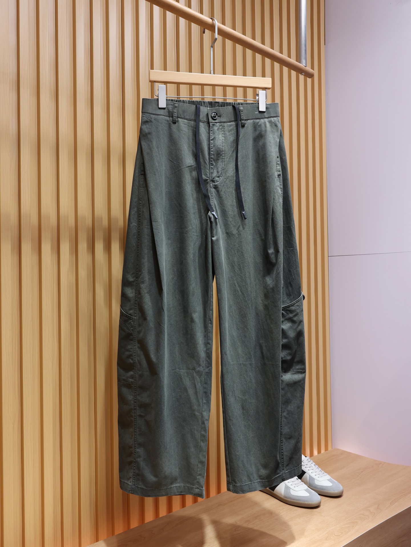 NO:822070,.26 Spring and Summer | BV Heavy Industry Washed Army Green Wide-Leg Overalls Inspired by BV's iconic relaxed aesthetics, they replicate the neat silhouette of high-end workwear. The high-count cotton twill fabric is selected and treated with heavy industry enzyme washing process, showing a natural and old military green tone. It feels soft but not collapsed, has a wrinkle-resistant drape, and has a taste as time goes by.  The loose scimitar wide-leg cut has a 3D silhouette, which not only modifies the leg shape, but also brings a relaxed aura when walking. The waist is semi-elastic design, with YKK metal zippers and imitation horn-textured buttons, taking into account both comfort and neatness. The details of the work pockets on the side not only retain the practical attributes of retro work clothes, but do not destroy the overall line sense, low-key highlighting the high-end texture.  Dark military green comes with a retro filter. Pair it with a T-shirt to create a casual everyday style. Pair it with a suit to create a genderless high-street feel. Men's model, military green, XS-L size; 1-3CM error in tile measurement  L code: waist circumference 86 crotch position 36 leg circumference 86 pants length 110. Recommended size: The waistband is elastic and each size can be stretched to about 8CM. Choose XS size if you are under 135; choose S size if you are 135-150 pounds;  suit,19860909.26春夏 | BV重工水洗军绿阔腿工装裤 以BV标志性的松弛美学为灵感,复刻高级工装的利落廓形.甄选高支棉斜纹面料,经重工酵素水洗工艺处理,呈现出自然做旧的军绿色调,触感软而不塌,自带抗皱垂坠感,越穿越有味道. 宽松的弯刀阔腿剪裁,自带3D立体剪裁的廓形感,修饰腿型的同时,行走间自带松弛气场；腰头半松紧设计,搭配YKK金属拉链与仿牛角质感纽扣,兼顾舒适与利落.侧边的工装口袋细节,既保留了复古工装的实用属性,又不破坏整体线条感,低调彰显高级质感. 深军绿自带复古滤镜,搭配T恤打造日常随性风,搭配西装演绎无性别高街感. 男款,军绿色,XS-L码； 平铺测量1-3CM误差 XS码:腰围74裆位33腿围80裤长108 S码:腰围78裆位34腿围82裤长109 M码:腰围82裆位35腿围84裤长110 L码:腰围86裆位36腿围86裤长110 尺码推荐裤腰有弹力,每码可拉伸至8CM左右 135以下选择XS码；135-150斤选择S码； 150-170斤选择M码；170-185斤选择L码.,葆蝶家-服装,bottega veneta,bottega veneta,tees，t-shirt,business suit,,Women's clothing