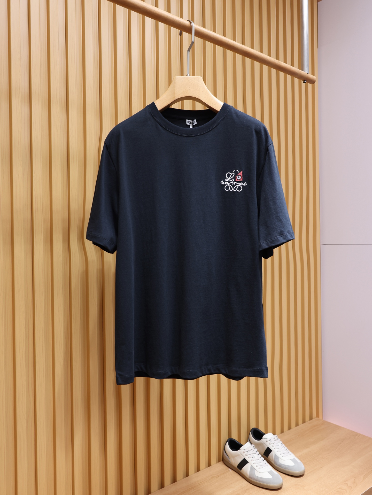 NO:914518,.LW embroidered kitten short-sleeved T-shirt. Fabric: 16-count combed cotton plain, 220g, cotton, 21-count combed cotton rib, 1x1 rib, 360g. Exclusively customized combed cotton fabric. Because it is made of cotton, the texture is soft and the upper body is breathable and comfortable. High-quality cotton yarn. It will not be stuffy at all when worn in summer. The texture of the fabric is the same as the original. It is made with conscience. Spend a small amount of money to do big things. Don’t worry!  The cat's eye pattern is a 'flat embroidery' process, while the white logo pattern is a 'three-dimensional embroidery' process. Among them, the white logo part has an additional 'three-dimensional embroidery' process, which requires a special gasket material that matches the thickness of the original version. Because it is more troublesome, many versions on the market will directly ignore this slight three-dimensional embroidery!  The embroidery machine uses the 'Behringer' multi-head embroidery machine imported from Japan for embroidery, which makes the embroidery more meticulous and more beautiful!  Embroidery sewing thread Exclusive order 'Coats' thread (the smallest ultra-fine size), an internationally renowned brand, the world's leading sewing thread manufacturer. (It is dozens of times the price of ordinary embroidery thread, and the cost is expensive) This collar ribbing method has a total of 2 sewing splicing points, one on both sides of the shoulder, forming a symmetrical correspondence, the visual effect is more beautiful, and it is consistent with the original craftsmanship!  Hand-sewn labels, the highest ceremony of luxury goods. The collar labels are purely hand-sewn by master craftsmen. There are only two 'needle points' on the left and right above the 'collar label', which is consistent with the original craftsmanship. Exclusively customized three-label accessories, code size S M L XL.,, T-shirt, tees, t-shirt,19860909.LW刺绣小猫咪短袖T恤 面料16支精梳棉平纹,220克,棉 罗纹21支精梳棉拉架1x1罗纹,360克 独家对版定做精梳棉面料,由于是棉成分,大货质地柔软,上身透气舒适,高品质的棉纱,夏天穿一点都不会闷热,面料质感做到与原版相同,全凭良心质造,花小钱办大事,放心入！ 猫眼图案为“平绣”工艺,而白色logo图案为“立体绣”工艺. 其中,白色logo部分,多一道“立体绣”工艺,需要找跟原版厚度适配的特殊垫片材料,因为比较麻烦,很多市面版本,会把这个轻微幅度的立体凹凸绣,直接忽略掉了！ 绣花机台采用日本进口“百灵达”多头式刺绣机台绣花,刺绣更缜密,更美观！ 绣花缝纫线 独家订购“Coats”高士线（超细最小号）,国际知名品牌,世界领先的缝纫线制造商.（是普通绣花线的几十倍价格,成本昂贵） 此款领子罗纹做法,车缝拼接点共计2处,各在肩部两边,形成对称呼应,视觉效果更美观,与原版工艺做法一致！ 手工缝标,奢侈品的最高仪式 由工匠师傅纯手工缝领标,只在“领标”上方左右两处有“针点”,与原版工艺一致. 独家对版定制三标辅料 码数S M L XL.,,T-shirt,tees，t-shirt,,Men's clothing