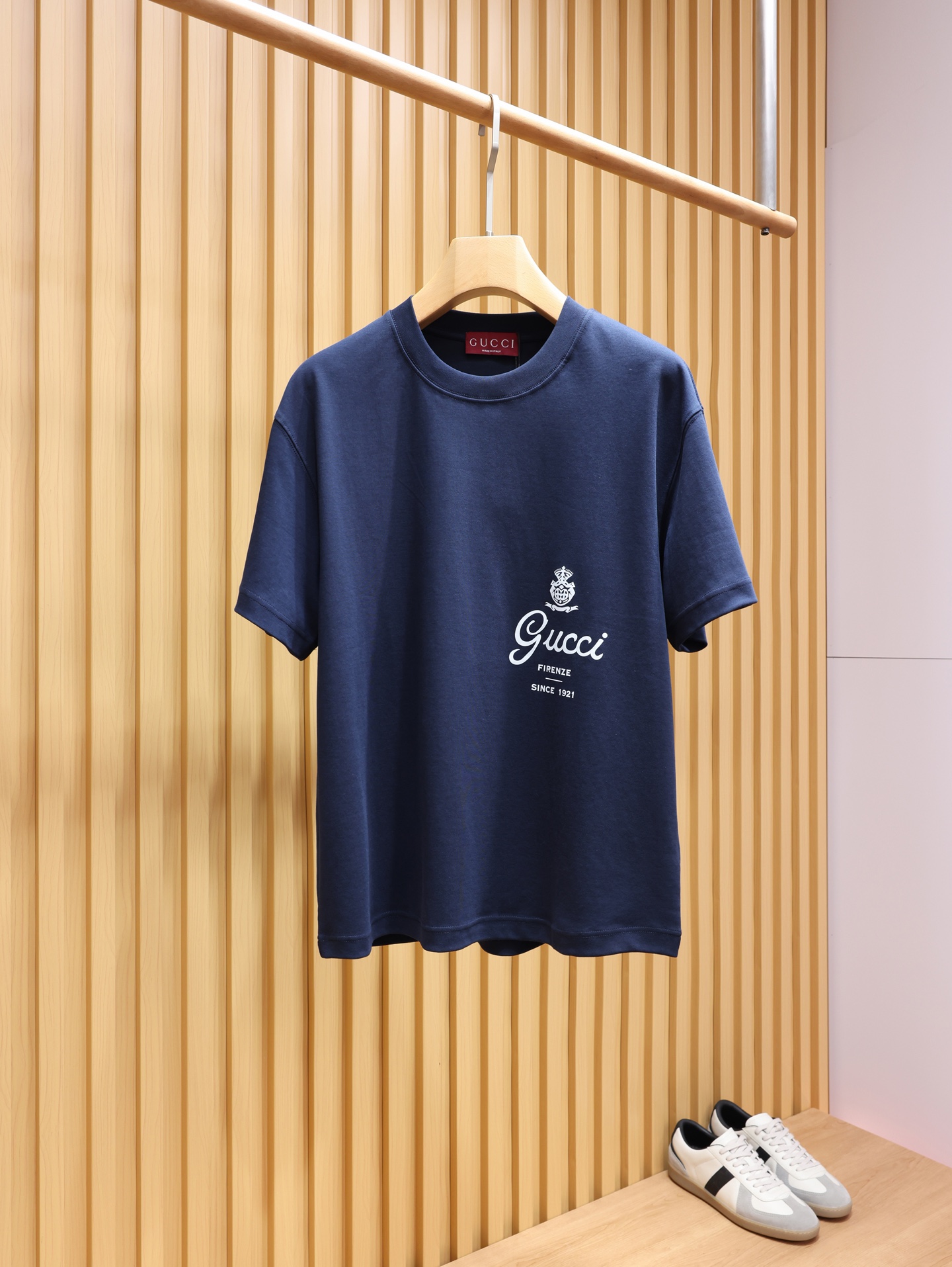 NO:914521,.Gu1921 Retro emblem letter short-sleeved T-shirt is made of high-count heavyweight double-yarn long-staple cotton, which has been processed by liquid ammonia mercerization process. The cloth surface is fine and tight, soft and smooth to the touch. The navy blue background color is stable and durable, and will not turn white and deformed easily after long-term washing. It is thick and not transparent. The brand's retro logo is engraved on the left chest, with handwritten Gu letters + crown badge, paired with 'FIRENZE SINCE'  1921' words, restoring the classic heritage of Florence for a century. Imported environmentally friendly glue printing, solid and not cracking, white characters and navy blue background contrasting colors are simple and high-end, low-key and unobtrusive, bid farewell to exaggerated logos. Calm navy blue does not choose bottoms, it goes well with casual trousers, linen shorts, and denim trousers. Men's style, navy blue, XS-L size; 1-3CM error in flat measurement XS size: shoulder width 52, bra length 69, sleeves 23  S code: Shoulder width 53 Bust 112 Length 71 Sleeves 23.5 M code: Shoulder width 54 Bust 116 Length 73 Sleeves 24 L code: Shoulder width 55 Bust 120 Length 75 Sleeves 24.5 Girls choose XS code; boys under 140 pounds choose XS code; 140-155 pounds choose S code;  If you weigh 155-170 pounds, choose size M; if you weigh 170-195 pounds, choose size L.,,shorts,T-shirt,tees,t-shirt,19860909.Gu1921复古徽章字母短袖T恤 选用高支重磅双纱长绒棉,经过液氨丝光工艺处理,布面细腻紧实,触感软糯顺滑.藏青色底色沉稳耐看,久洗不易发白变形,厚实不透肉. 左胸口复刻品牌复古标识,手写花体Gu字母+皇冠徽章,搭配“FIRENZE SINCE 1921”字样,还原百年佛罗伦萨经典底蕴.进口环保胶浆印花,牢固不开裂,白字与藏青底色撞色简约高级,低调不张扬,告别浮夸大logo. 沉稳藏青色不挑下装,搭配休闲西裤、亚麻短裤、牛仔长裤都恰到好处. 男款,藏青色,XS-L码； 平铺测量1-3CM误差 XS码:肩宽52胸围衣长69袖子23 S码:肩宽53胸围112衣长71袖子23.5 M码:肩宽54胸围116衣长73袖子24 L码:肩宽55胸围120衣长75袖子24.5 女生选择XS码； 男生 140斤以下选择XS码；140-155斤选择S码； 155-170斤选择M码；170-195斤选择L码.,,shorts,T-shirt,tees，t-shirt,,Men's clothing