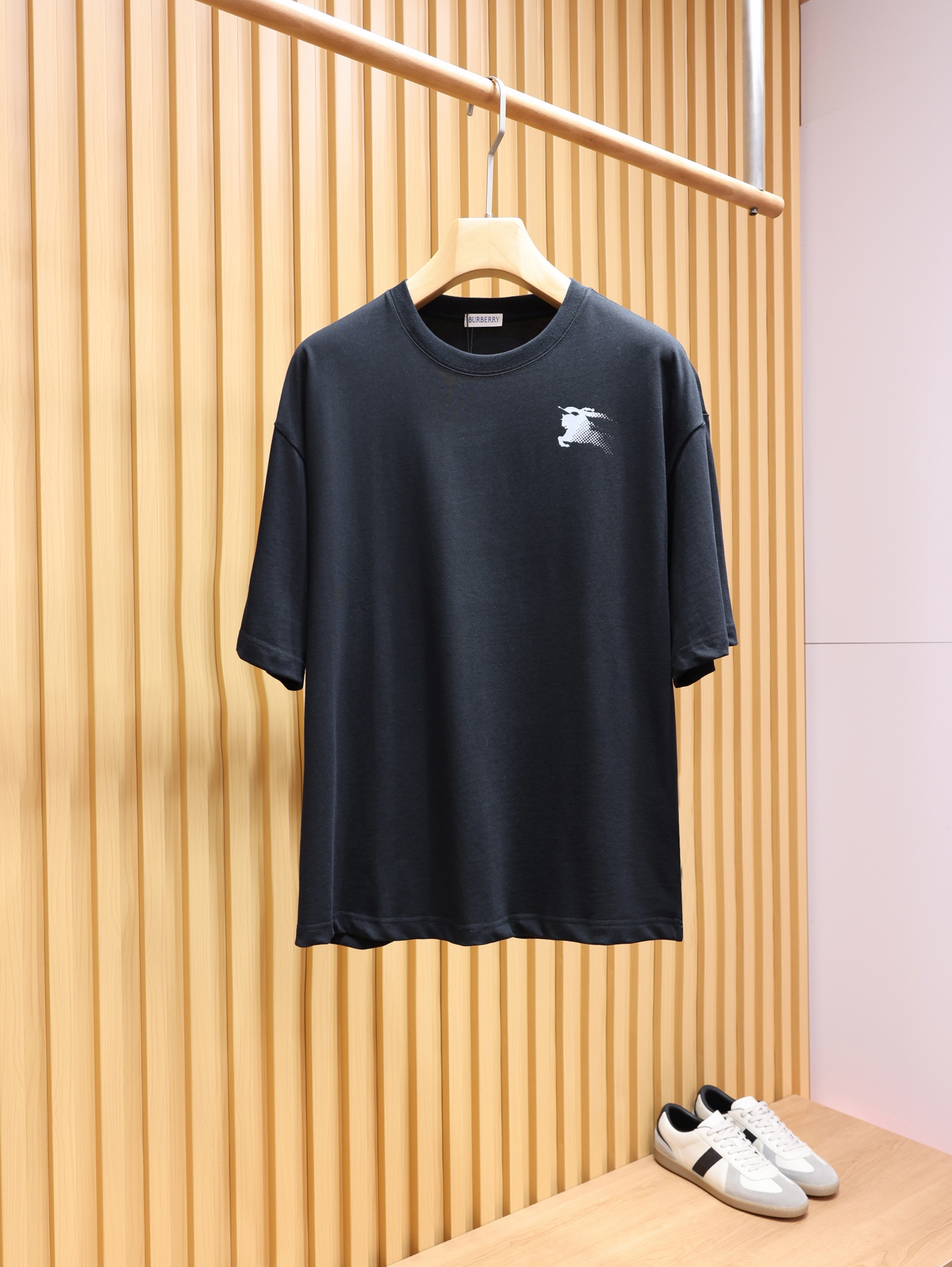 NO:914526,.BBR's new Phantom War Horse round neck short-sleeved T-shirt. The fabric is made of organic combed cotton, mixed with trace amounts of elastic fiber. It feels soft and smooth, has a breathable and cool feeling, and has a loose shoulder design that is the same for men and women. It is not flattering on the body shape. The gradient dot Phantom War Horse print on the chest, the classic knight logo is done with a half-tone dot matrix gradient process, which naturally dissipates from real to virtual, weakening the heavy logo feeling, and low-key hidden brand recognition. Same style for men and women, black  Gray blue, XS-L code; 1-3CM error in flat measurement  If you are under 140 pounds, choose XS size; if you are 140-160 pounds, choose size S; if you are 160-180 pounds, choose size M; if you are 180-200 pounds, choose size L.,, T-shirt, tees, t-shirt,19860909.BBR全新幻影战马圆领短袖T恤 面料采用有机精梳棉织造,混微量弹力纤维,触感软糯顺滑,自带透气凉感,男女同款宽松落肩版型,不挑身形. 胸口渐变网点幻影战马印花,经典骑士标识做半调点阵渐变工艺,从实到虚自然消散,弱化厚重logo感,低调暗藏品牌辨识度. 男女同款,黑色 灰蓝,XS-L码； 平铺测量1-3CM误差 XS码:肩宽55胸围114衣长69袖子26 S码:肩宽56胸围118衣长71袖子26.5 M码:肩宽57胸围122衣长73袖子27 L码:肩宽58胸围126衣长75袖子27.5 女生选择XS码； 男生 140斤以下选择XS码；140-160斤选择S码； 160-180斤选择M码；180-200斤选择L码.,,T-shirt,tees，t-shirt,,Men's clothing