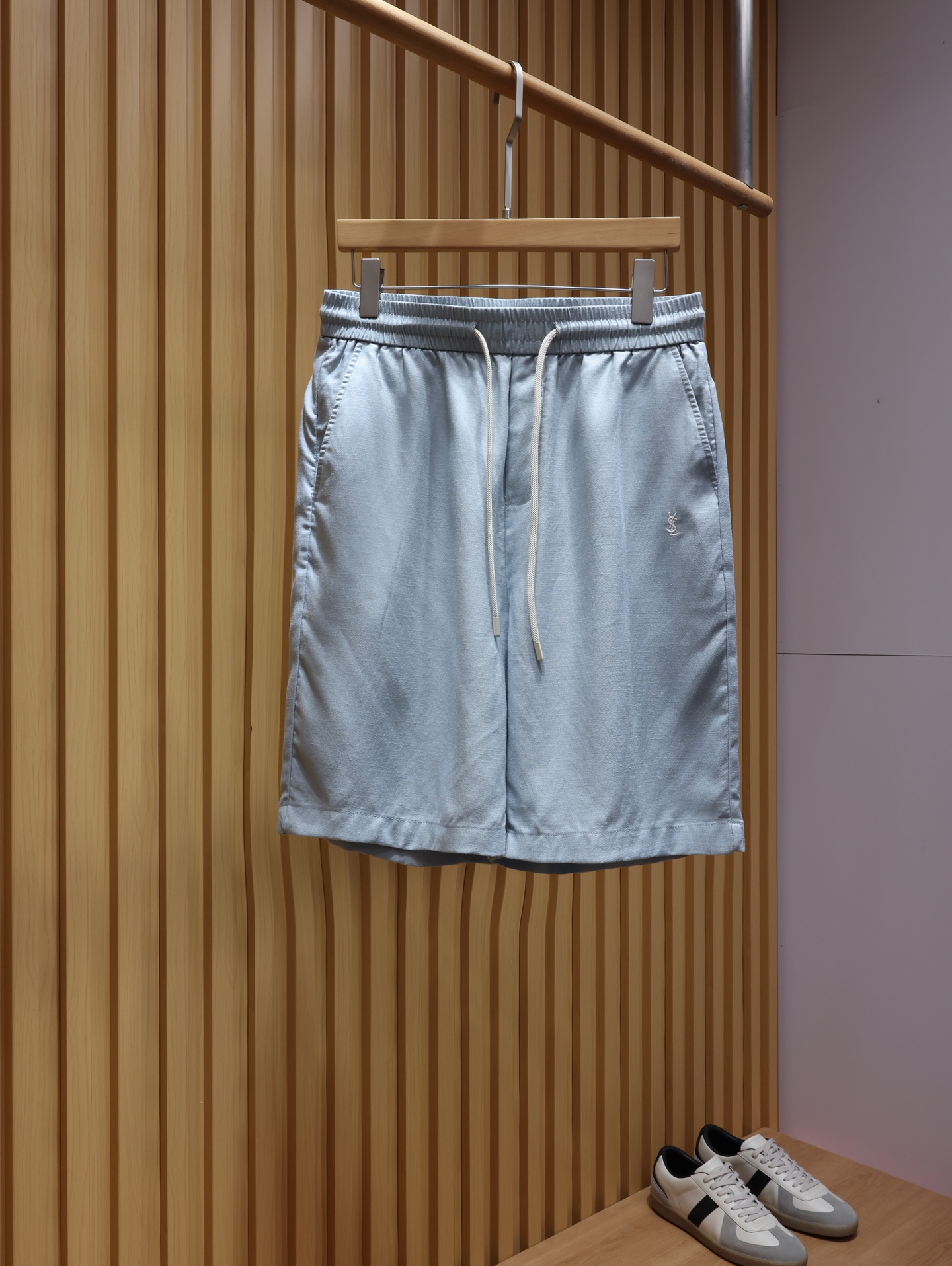 NO:914524,.YSL ice blue linen casual shorts | Summer luxury and relaxed model. The fabric is made of high-quality linen blended material. It has a breathable texture and has full moisture absorption and perspiration capabilities. It can be worn in hot weather without being stuffy.  The waistband is designed with widened and highly elastic elasticity, and is matched with an off-white braided drawstring. The elasticity can be adjusted freely and is highly tolerant to various waist sizes. The trousers are cut in a loose straight five-quarter length to modify the leg shape and hide the flesh. The left leg has exquisite three-dimensional embroidery of the YSL signature  Logo, fine and neat stitching, low-key to highlight the brand style, not exaggerated but full of recognition; front slip pockets on both sides + back waist patch pocket design, taking into account practical storage, neat and precise routing, elegant hemming inside, and high-end craftsmanship in every detail.  Men's model, ice blue, XS-L size; 1-3CM error in flat measurement XS size: waist 74 crotch position 35 leg circumference 64 trouser length 56 S size: waist 78 crotch position 36 leg circumference 66 trouser length 57 M size: waist 82 crotch position 37 leg circumference 68 trouser length 58 L size: waist 86 crotch position 38 leg circumference 70 trouser length 59 Size recommendation  If you are under 135 pounds, choose XS size; if you are 135-150 pounds, choose size S; if you are 150-170 pounds, choose size M; if you are 170-185 pounds, choose size L.,,saint laurent,shorts,19860909.YSL冰蓝色亚麻休闲短裤｜夏日轻奢松弛范本 面料甄选优质亚麻混纺材质,自带透气肌理感,吸湿排汗能力拉满,闷热天气穿也干爽不闷汗. 腰头做加宽高弹松紧设计,搭配米白编织抽绳,可自由调节松紧,对各种腰围包容度极高；裤身采用宽松直筒五分剪裁,修饰腿型藏肉显瘦.左腿精致立体刺绣YSL标志性Logo,针脚细密工整,低调彰显品牌格调,不浮夸却辨识度十足；两侧前置插袋+后腰贴袋设计,兼顾实用收纳,走线工整精密,内里包边考究,细节处处体现高端工艺. 男款,冰蓝色,XS-L码； 平铺测量1-3CM误差 XS码:腰围74裆位35腿围64裤长56 S码:腰围78裆位36腿围66裤长57 M码:腰围82裆位37腿围68裤长58 L码:腰围86裆位38腿围70裤长59 尺码推荐 135斤以下选择XS码；135-150斤选择S码； 150-170斤选择M码；170-185斤选择L码.,,saint laurent,shorts,,Men's clothing