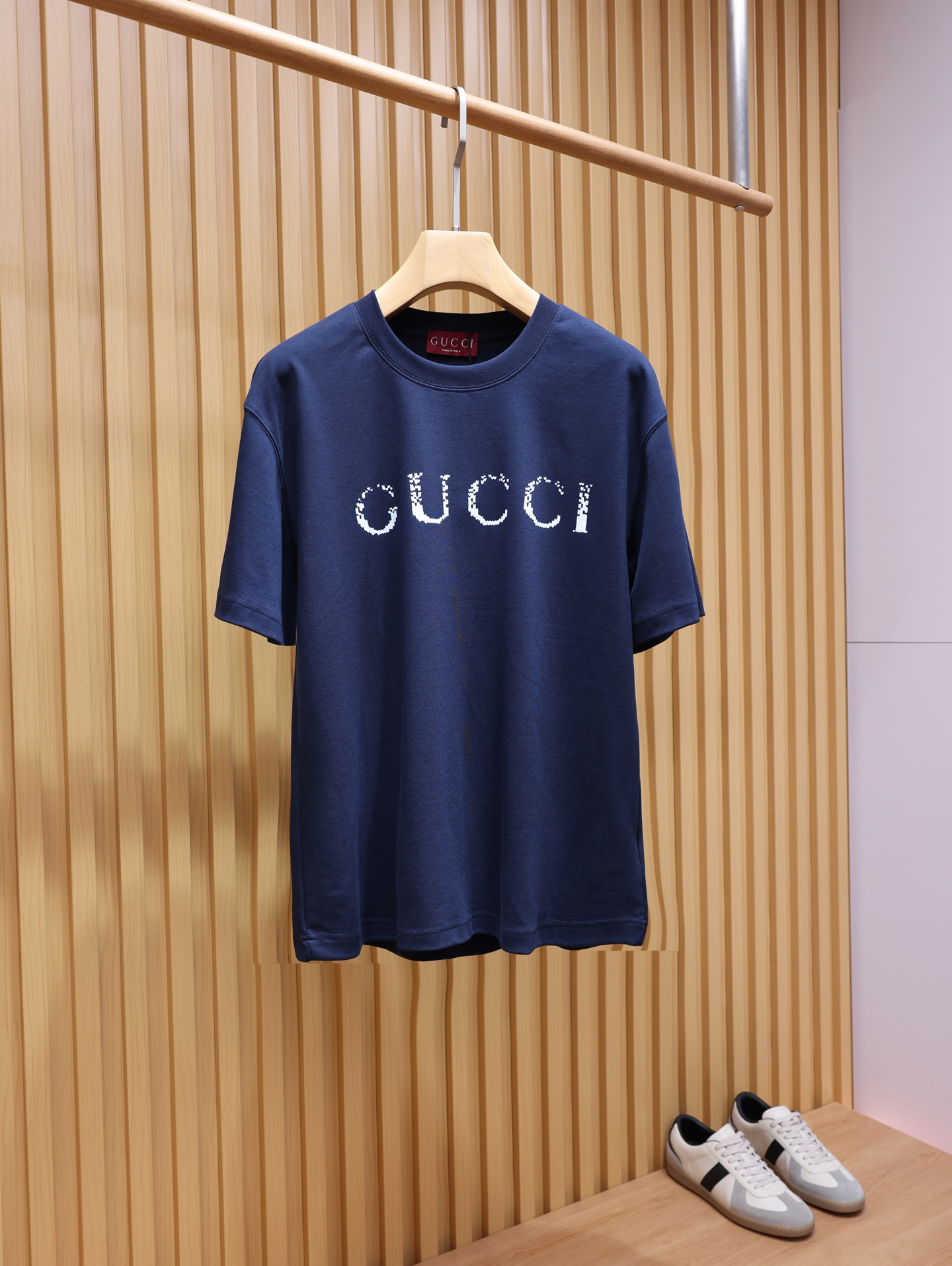 NO:937608,. GU star-dot navy blue short-sleeved T-shirt with distressed letters is made of high-count long-staple cotton double yarn fabric, which has been pre-shrunk and softened by washing. It is breathable, skin-friendly and not sweaty. The deep navy color is calm and versatile, and the iconic GU letters on the chest are printed with unique dot mottled printing technology. The pixel grain texture replicates the retro wear effect, breaking the monotony of conventional solid colors.  The whole body adopts precision two-needle stitching technology, and the cuffs and hem are neatly and solidly routed; the classic red woven collar mark on the inside and the multi-language original wash water mark are completely reproduced at the counter, and the top-notch workmanship is restored from fabrics to accessories. Color: navy blue, size XS-L,, T-shirt, tees, t-shirt,19860909. GU星点做旧字母藏青短袖T恤 甄选高支长绒棉双纱面料,经过预缩柔化水洗处理,透气亲肤不闷汗.深邃藏青色沉稳百搭,胸前标志性GU字母采用独特碎点斑驳印花工艺,像素颗粒质感复刻复古磨损效果,打破常规纯色单调. 全身采用精密二本针锁边工艺,袖口、下摆走线工整扎实；内侧经典红色织唛领标、多语言原版洗水标完整复刻专柜细节,从面料到辅料全方位还原顶奢做工. 颜色藏青色 尺码XS-L,,T-shirt,tees，t-shirt,,Men's clothing
