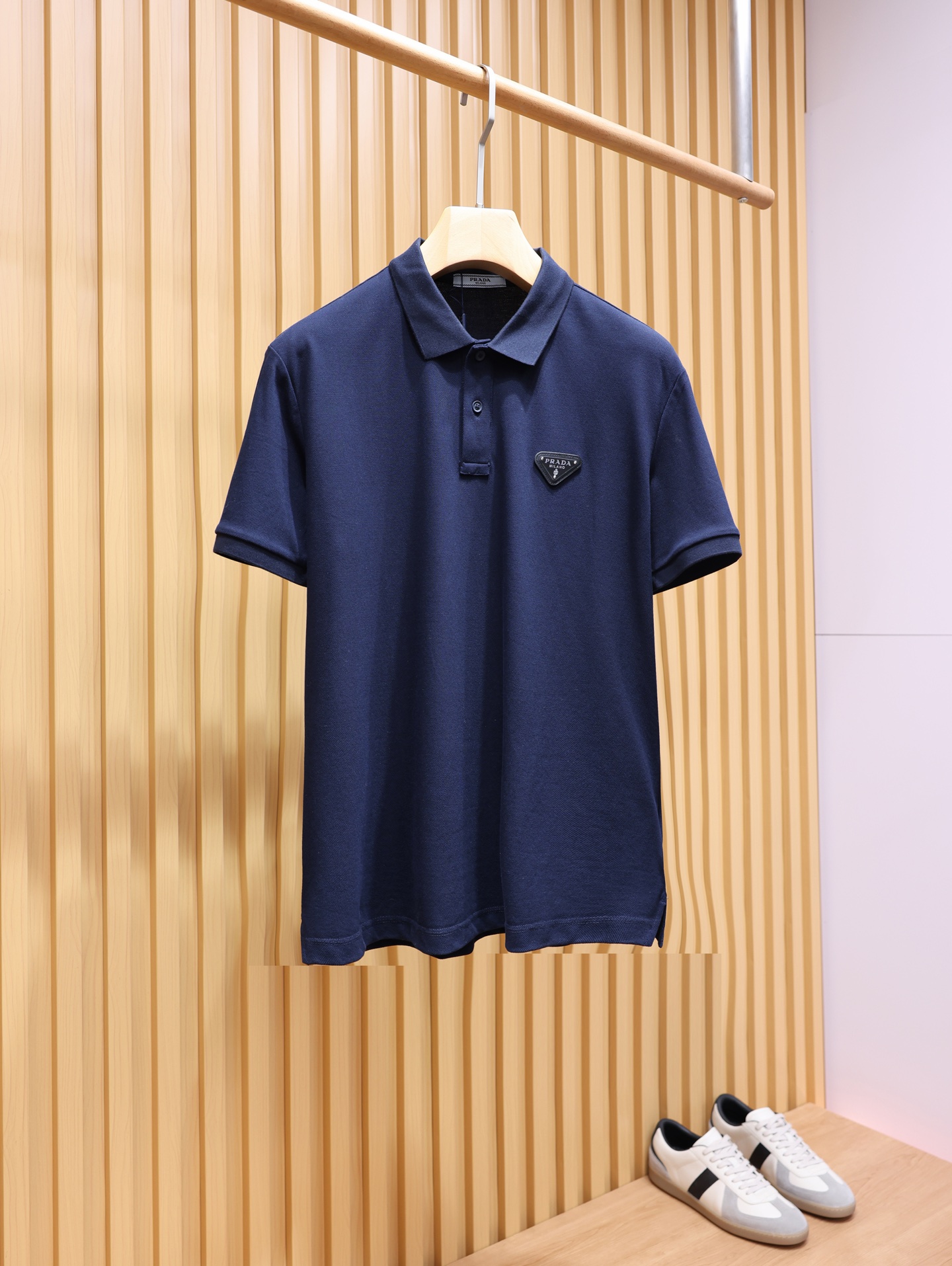 NO:937591,. PD classic triangle label navy blue short-sleeved Polo shirt. Long-staple cotton breathable pique fabric. Classic lapel + rivet triangle leather label. Calm navy blue, low-key and noble. Slightly loose tailoring, suitable for commuting and daily life. Effortless light luxury men's wear. Low-key navy background color is calm and restrained, not picky about skin color or scene. Color navy, size XS-XL,, T-shirt,19860909. PD经典三角标藏青短袖Polo衫 长绒棉透气珠地面料 经典翻领+铆钉三角皮标 沉稳藏青色低调显贵 微宽松剪裁通勤日常双适配 不费力的轻奢男士穿搭 低调藏青底色沉稳内敛,不挑肤色不挑场景. 颜色藏青色 尺码XS-XL,,T-shirt,,Men's clothing
