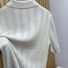 YSL 竖条提花羊毛羊绒Polo短袖T恤 高级老钱氛围感|把慵懒贵气穿在身上,法式轻奢Polo短袖。 甄选50%羊绒+5 YSL 竖条提花羊毛羊绒Polo短袖T恤 高级老钱氛围感|把慵懒贵气穿在身上,法式轻奢Polo短袖。 甄选50%羊绒+5