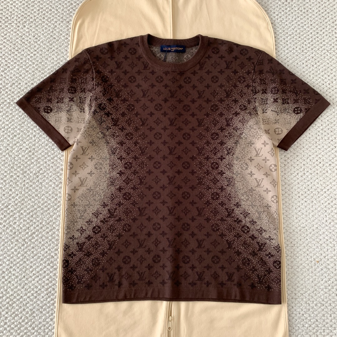 NO:823006,Original 1-1 development 1v 26ss Monogram gradient jacquard knitted short sleeves  Custom-dyed 40s high-twist combed cotton yarn, according to YB custom-dyed color, close to 98, using Stoll 14-gauge wool loom imported from Germany to do gradient jacquard process, a single piece takes 195 minutes/1 piece, and then uses 18-needle manual sewing disc process. This style uses 2 different count yarns according to YB, black will be thinner than other colors, creating a dark pattern effect size: xs/s/m/l  brown,Louis Vuitton-clothing,louis vuitton,T-shirt,19860909原版1-1开发 1v 26ss Monogram渐变提花针织短袖 订染40s高捻精梳棉纱线,按照YB订染颜色、接近程度高达98选用德国进口斯托尔14针毛织机做渐变提花工艺,单件耗时195分钟/1件,后选用18针手工缝盘工艺,本款按照YB选用2种不同支数都纱线、黑色会比其他颜色更细、做出来暗纹效果size:xs/s/m/l 棕色,路易威登-服装,louis vuitton,T-shirt,,Women's clothing