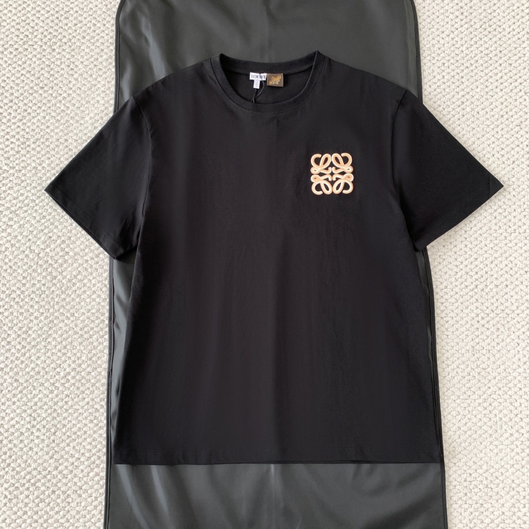 NO:823024,Original 1-1 development Loe 26ss Paula's resort series Anagram embroidery round neck short sleeves 185g 24 count special woven compact cotton, two-color Anagram embroidery  Using multi-color thick thread needle embroidery technology, needle embroidery is a stitching method in which short stitches are closely arranged and densely sewn along the outline of the pattern. The stitches are full and the three-dimensional effect is strong. Size: xs/s/m/l, Loewe-clothing, loewe, loewe, T-shirt,19860909原版1-1开发 Loe 26ss Paula's 度假系列 Anagram刺绣圆领短袖 185g 24支特纺紧密棉,双色Anagram刺绣 采用多色粗线挨针刺绣工艺,挨针刺绣是一种短针脚紧密排列的针法,沿图案轮廓进行密集缝制,针迹饱满、立体感强size:xs/s/m/l,罗意威-服装,loewe,loewe,T-shirt,,Women's clothing