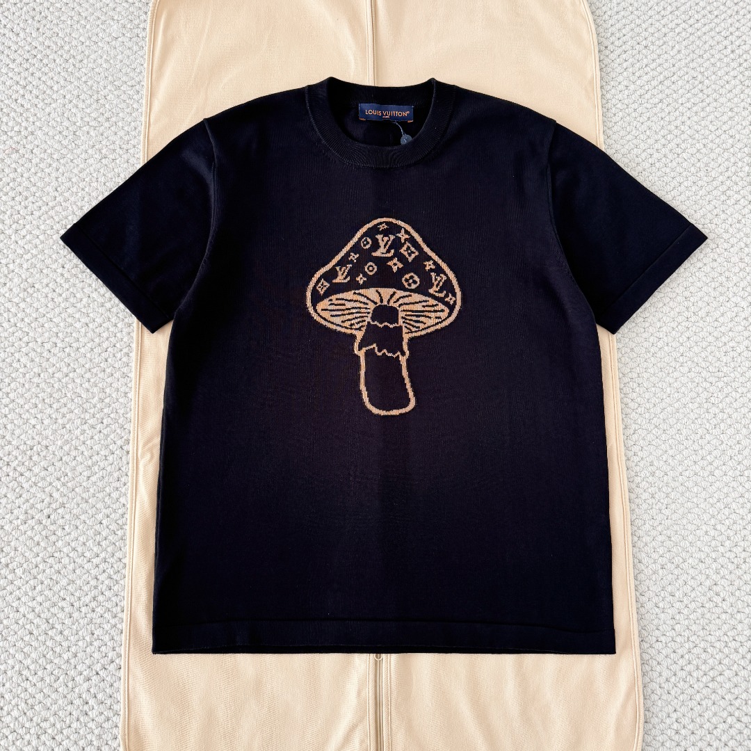 NO:823049,The original 1-1 development of intarsia cotton short-sleeved crew neck shirt. Their new men’s clothing, this wave is so beautiful ~ super interesting mushroom elements  Fashionable and modern, highlighting the tonality, casual yuppie gentleman style, the fusion of high fashion and street fashion, restored to zp, using 4 strands of 60-count twisted combed long-staple cotton, very fine craftsmanship, a combination of thick needles and fine needles, there are few such yarns on the market, and the yarns that are repeatedly patterned need to be customized, so the shipment is slow, and the market products are replaced with off-the-shelf materials, and the colors and materials are wrong!  Idle jacquard craftsmanship, the pattern is perfectly restored, all the gods and goddesses are sure to get it ~ Size S M L XL, Louis Vuitton-clothing, Louis Vuitton, T-shirt,19860909原版1-1开发 嵌花棉质短袖圆领衫 它家新品男装这一波太好看了～超级趣味的蘑菇元素 时尚摩登彰显调性,随性雅痞绅士型格,高级时装与街头时尚的融合,还原zp,采用4股60支加捻精梳长绒棉,很精细的工艺,粗针和细针相结合,市面上很少有这种纱线,反复打版出来的纱线,都是需要定做,所以出货慢,市场货都是找现料代替,颜色和材质都不对的！空转提花工艺,图案完美还原,各位男神女神必入哈～  尺码S M L XL,路易威登-服装,louis vuitton,T-shirt,,Women's clothing