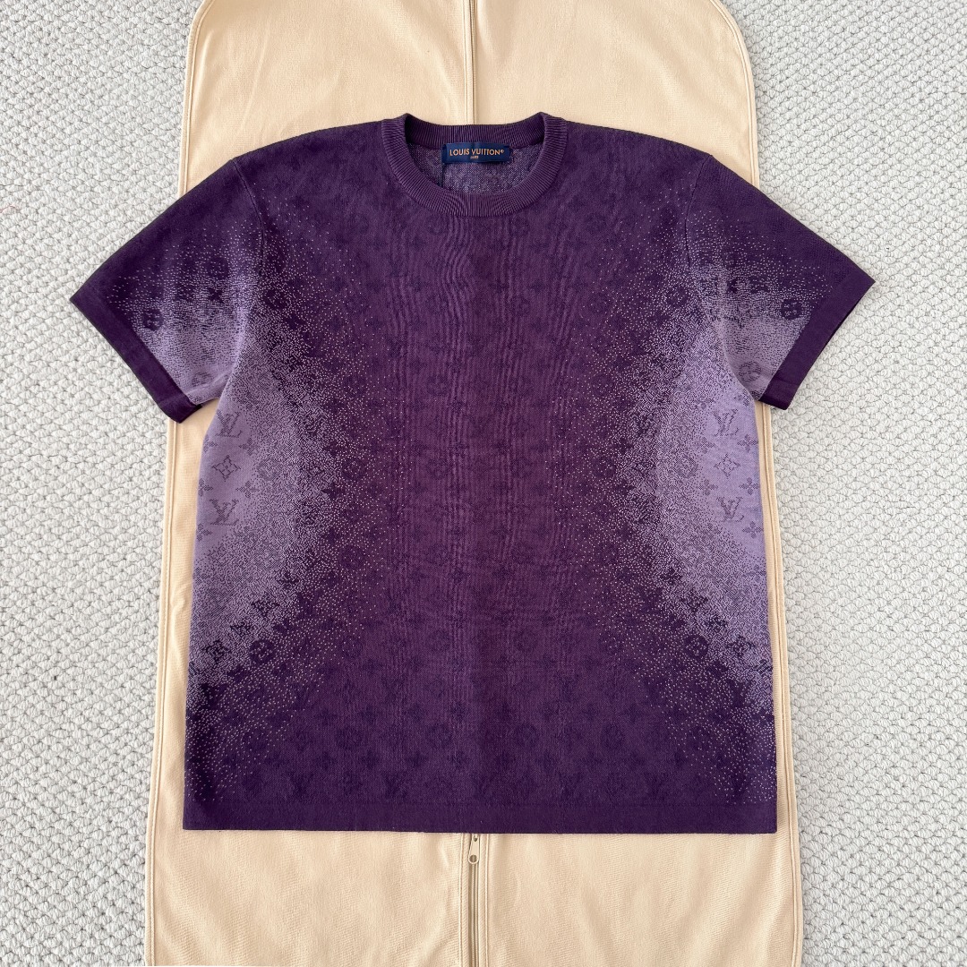 NO:823054,Original 1-1 development 1v 26ss Monogram gradient jacquard knitted short sleeves  Custom-dyed 40s high-twist combed cotton yarn, according to YB custom-dyed color, close to 98, using Stoll 14-gauge wool loom imported from Germany to do gradient jacquard process, a single piece takes 195 minutes/1 piece, and then uses 18-needle manual sewing disc process. This style uses 2 different count yarns according to YB, black will be thinner than other colors, creating a dark pattern effect size: xs/s/m/l  Purple,Louis Vuitton-clothing,louis vuitton,T-shirt,19860909原版1-1开发 1v 26ss Monogram渐变提花针织短袖 订染40s高捻精梳棉纱线,按照YB订染颜色、接近程度高达98选用德国进口斯托尔14针毛织机做渐变提花工艺,单件耗时195分钟/1件,后选用18针手工缝盘工艺,本款按照YB选用2种不同支数都纱线、黑色会比其他颜色更细、做出来暗纹效果size:xs/s/m/l 紫色,路易威登-服装,louis vuitton,T-shirt,,Women's clothing