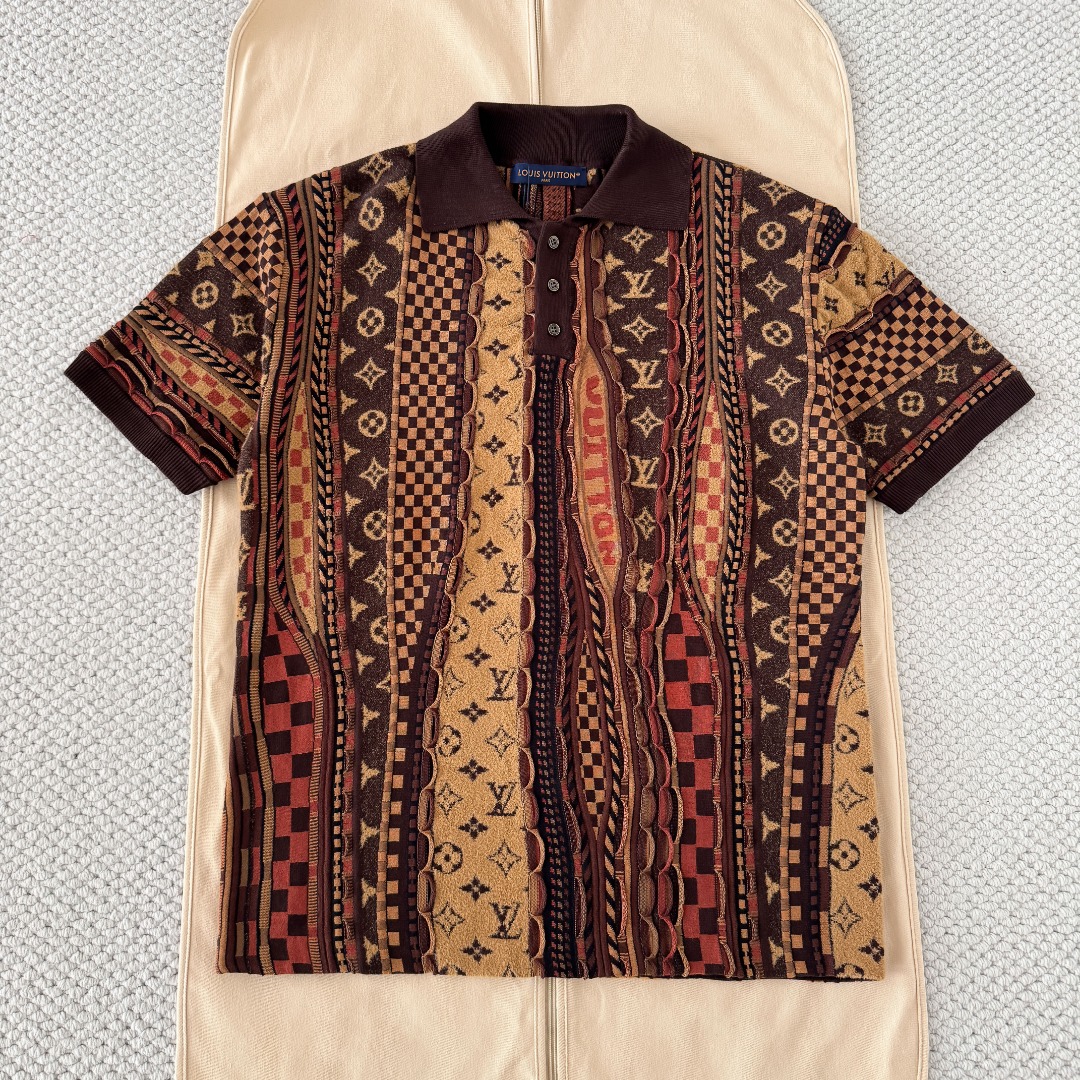 NO:823013,Original 1-1 development 1v 25fw nigo joint series Monogram Polo knitted short sleeves  The whole garment is positioned with three-dimensional contrasting intarsia technology and monogram elements, custom-dyed yarn, and the color similarity is as high as 95 or more. The pattern is made according to the original version using 11 manual needle counting methods. 165,000 needles are hand-counted. The similarity is consistent with the original version 98. The German imported machine is knitted with a 15-needle machine. 11 test patterns, pattern thickness, height, and twist rope count, the effect is full size: s/m/l/xl, Louis Vuitton - Clothing, louis  vuitton,T-shirt,19860909原版1-1开发 1v 25fw nigo联名系列 Monogram Polo针织短袖 整衣定位立体撞色嵌花工艺和monogram元素,定染纱线,颜色相似度高达95以上,花型参照原版进行11手工数针方式进行制版,手工细数165000针花,相似度与原版98一致,德国进口机15针机器进行编织,11测试花型,花型的厚度,高度,扭绳的支数,效果拉满size:s/m/l/xl,路易威登-服装,louis vuitton,T-shirt,,Women's clothing