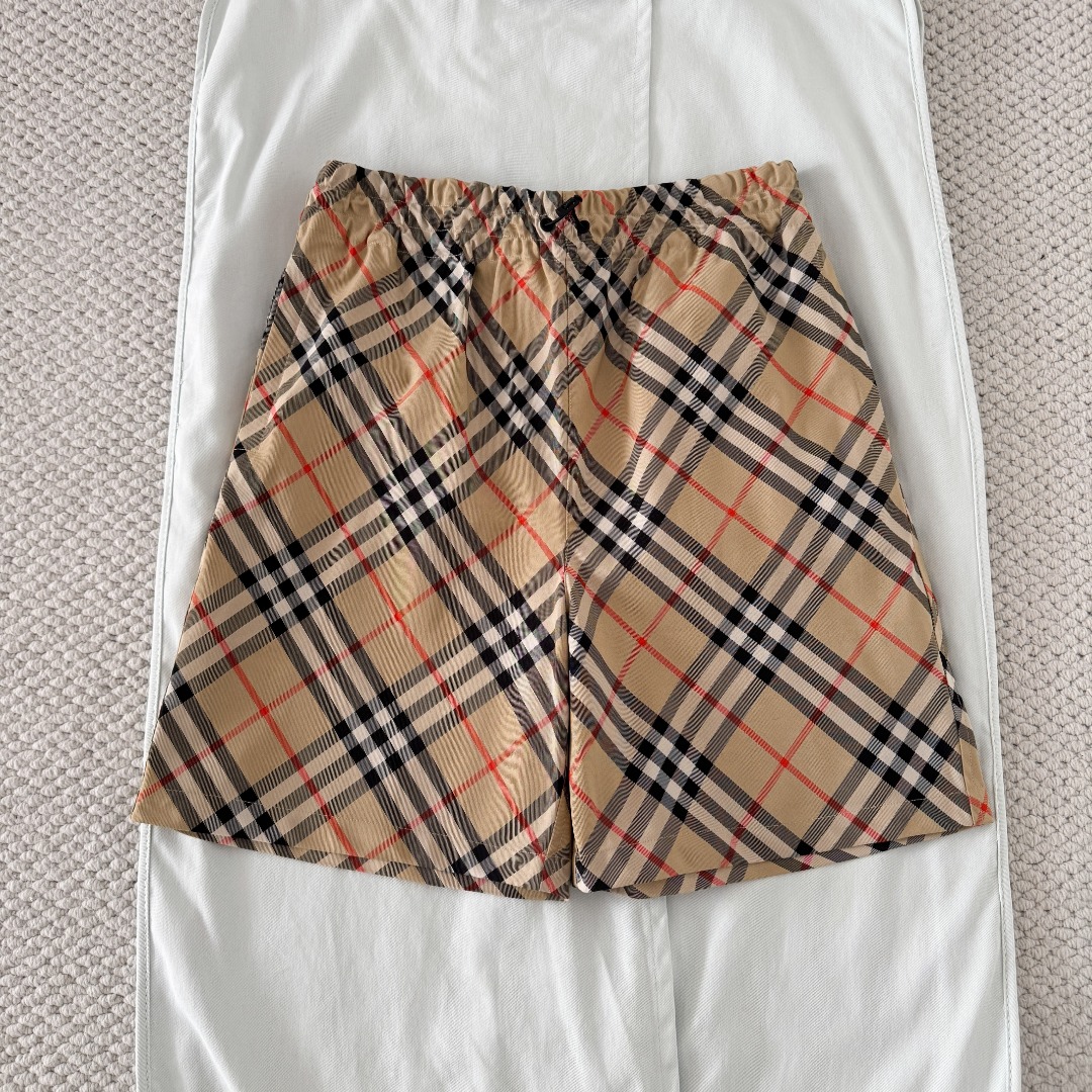 NO:823031,Original 1-1 development Burb@rry drawstring plaid appliqué casual shorts khaki color Ingredients and content Fabric polyester; pocket lining nylon Suitable for summer seasons Elastic fly Pants three-quarter length trousers Packing list Brand label card hangtag, Burberry-clothing, burberry, shorts,19860909原版1-1开发 Burb@rry 抽绳格纹贴花休闲短裤 卡其色 成分含量面料聚酯纤维；口袋衬里锦纶 适用季节夏 裤门襟松紧 裤长三分裤 包装清单品牌标签卡吊牌,博柏利-服装,burberry,shorts,,Women's clothing