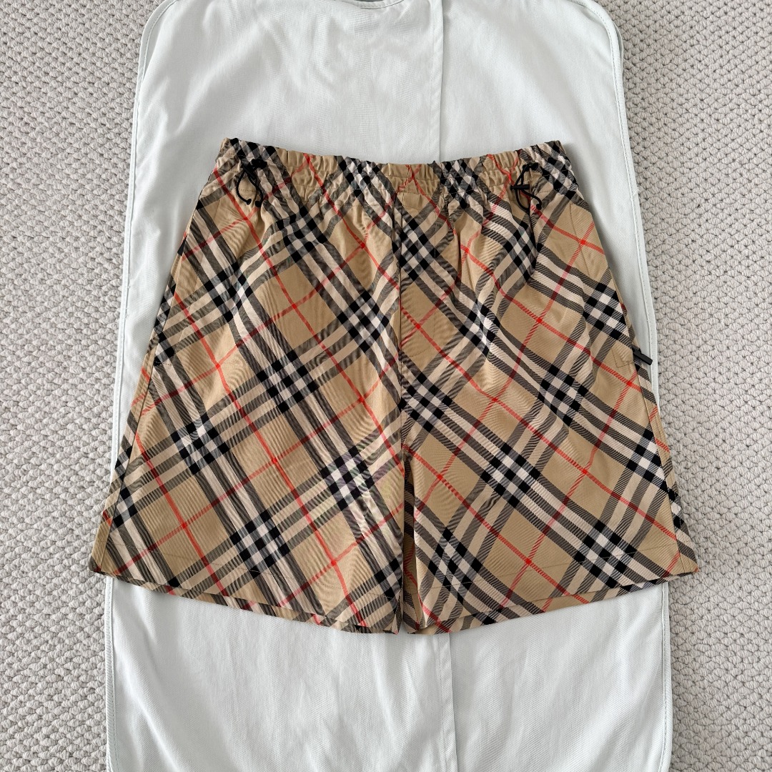 NO:823040,The original 1-1 development of knight war horse embroidered plaid shorts (BUR new model, the highest specification order from foreign trade channels) is available simultaneously in Hong Kong and Macao famous stores, VINTAGE plaid design, same-sex plaid casual cotton shorts. BUR's new spring and summer product, interpreting BUR's classic sports and leisure style!! It is also a top-notch style that cannot be missed, and it is a must-have BUR plaid series shorts every year. With the specification, grade, design and matching ability of this single product, I believe that anyone who has tried it will fall in love with it!!  Classic and simple design, these drawstring shorts are made of twill fabric and decorated with Burberry check. The regular fit is decorated with the EKD appliqué. From the Burberry classic series, it interprets the wardrobe essential style with distinctive brand style. – Elastic drawstring waistband – Zippered side pockets; Zippered back pockets –  The back pocket is decorated with an EKD logo decal. It adds a fashionable and sporty feel. The upper body is more than upgraded in terms of size and grade. The upper body is versatile and casual, novel and colorful, allowing you to enjoy the concave and convex shape. The best shorts item for summer!  This style is also slim and three-dimensional, and it is made of signature fabrics. It is not only more comfortable on the upper body, but also more attractive and fashionable, giving it a more advanced feel! Needless to say, this plaid design is an absolute evergreen style of BUR. No matter how many years go by, this style will still be at the forefront of fashion and will never fall out of fashion! The stock is now in stock, and we look forward to your wonderful combinations!  For size data, please go to Size, Burberry-clothing, burberry, shorts,19860909原版1-1开发 骑士战马刺绣格纹短裤（BUR新款,外贸渠道最高规格订单】同步港澳名品店发售,VINTAGE格纹设计,男同款格纹休闲棉质短裤 BUR春夏新品,诠释BUR经典运动休闲风尚！！又是一款不可错过的极品款式,每一年都是必备的BUR格纹系列短裤,这种单品的规格,档次,以及设计跟搭配能力,我相信只要尝试过的人都会深深的爱上它！！ 设计经典简约,抽绳短裤,选用斜纹面料打造,装饰精纺 Burberry 格纹.呈现常规版型,饰有马术骑士徽标（EKD）贴花.来自 Burberry 经典之作系列,以鲜明品牌风格诠释衣橱必备款式.–弹性抽绳式裤腰– 拉链侧袋；拉链后袋– 后侧口袋饰有马术骑士徽标（EKD）贴花.更显时尚运动气息,上身无论时规格还是档次都不止提升了一筹,上身百搭休闲,新颖出彩,让你尽情的凹凸造型感,夏季最佳的短裤单品！！ 此款的版型也是修身立体裁剪风格,配置招牌性的面料打造,上身舒适度更是出色,不仅上身更加舒适,并且更加具有看点跟时尚感,给人更加高级的感觉！！无需过多言语,这种格纹设计是BUR绝对的常青树款式,无论再过多少年,此款依旧会走在时尚的最前沿,永不落时！！ 现货均已入仓,期待你们的精彩搭配！ 码数有四个S、M、L、XL 尺码数据请移步尺码,博柏利-服装,burberry,shorts,,Women's clothing