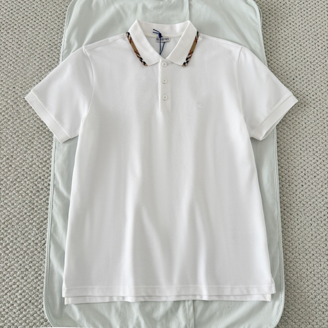 NO:823046,The original 1-1 development plaid collar splicing plaid decorated cotton Polo shirt [BUR's top product, the treasure of the store] The 2026 new Polo shirt debuts with a textbook-level texture, which can be used from the financial street to the golf course. Slav's British hormones. It is recommended to save it directly and send it to your boyfriend as a dressing guide!  Women can also have a very boyfriend-like upper body!  BUR's ace channel kills all versions on the market. It can only be said that it is not of the same level at all. No matter in terms of materials, detail restoration and craftsmanship, it is not afraid of any challenges, just to provide everyone with wonderful products. The new season's language design is highly recognizable and the overall style gives people a simple, high-standard and basic style. And the overall design is made of loose versions, which is more fashionable and high-street casual style!  !  Polo shirt, made of lightweight cotton pique mesh, showing a slim fit. It is embellished with Burberry plaid details, performed in the iconic sand beige color, and integrated with EKD embroidery. * - Button closure * EKD embroidery on the chest. The fabric is made of imported original raw materials and lightweight pique mesh cotton fabric. The fabric is very rare and is sold outside.  Fabric color fastness, deformation, purity, and various data are not at the same level as ours. Good fabrics give us an intuitive feeling that they are high-end, comfortable, soft, delicate and sinewy. Even if you don’t understand fabrics, the touch can give you a new feeling. If you come across such a beautiful model, hurry up and buy it. Exclusive spot, exclusive resource gift, super recommended!  Needless to say, it’s a good thing. It would be a pity to miss it. I look forward to your fans’ perfect performance!  !  The sizes are S, M, L, XL, Burberry-clothing, burberry,19860909原版1-1开发 格纹领子拼接格纹装饰棉质Polo衫【BUR王牌尖货,镇店之宝】2026新款Polo衫带着教科书级质感登场,从金融街到高尔夫球场都能 slav的英伦荷尔蒙.建议直接收藏发给男朋友当穿搭指南！女士也可上身非常有男友力！ BUR王牌渠道 秒杀市面上一切版本 只能说根本就不是一个级别的存在 不管是材质还是细节还原度以及工艺制作方面不惧任何挑战,只为给大家奉献绝妙产物 新一季的语言设计 极具辨识度整体给人一种简约高规又基础 并且整体更是采用宽松版型打造 时尚跟高街休闲风格更强！！ Polo 衫,选用轻盈棉质珠地网眼布打造,呈现修身版型.点缀 Burberry 格纹细节,以标志性沙米色演绎,融入马术骑士徽标（EKD）刺绣. * –纽扣开合 * 前胸饰有马术骑士徽标（EKD）刺绣 面料采用了进口原厂原料轻薄的珠地网眼布棉质面料,面料非常稀罕,外面的货, 面料色牢度,变型度,纯正度,各种数据和我们完全不在一个层次上,好面料带给我们直观感受就是高级,舒适,柔软细腻有筋骨,即使你不懂面料,触感也能给与你全新的感受. 能遇到这样美好的款就抓紧收了吧,独家现货,独家资源馈赠,超级推荐！好物无需多言,错过便是遗憾,期待各位粉丝的完美演绎！！ 码数分别有S,M、L、XL,博柏利-服装,burberry,,Women's clothing