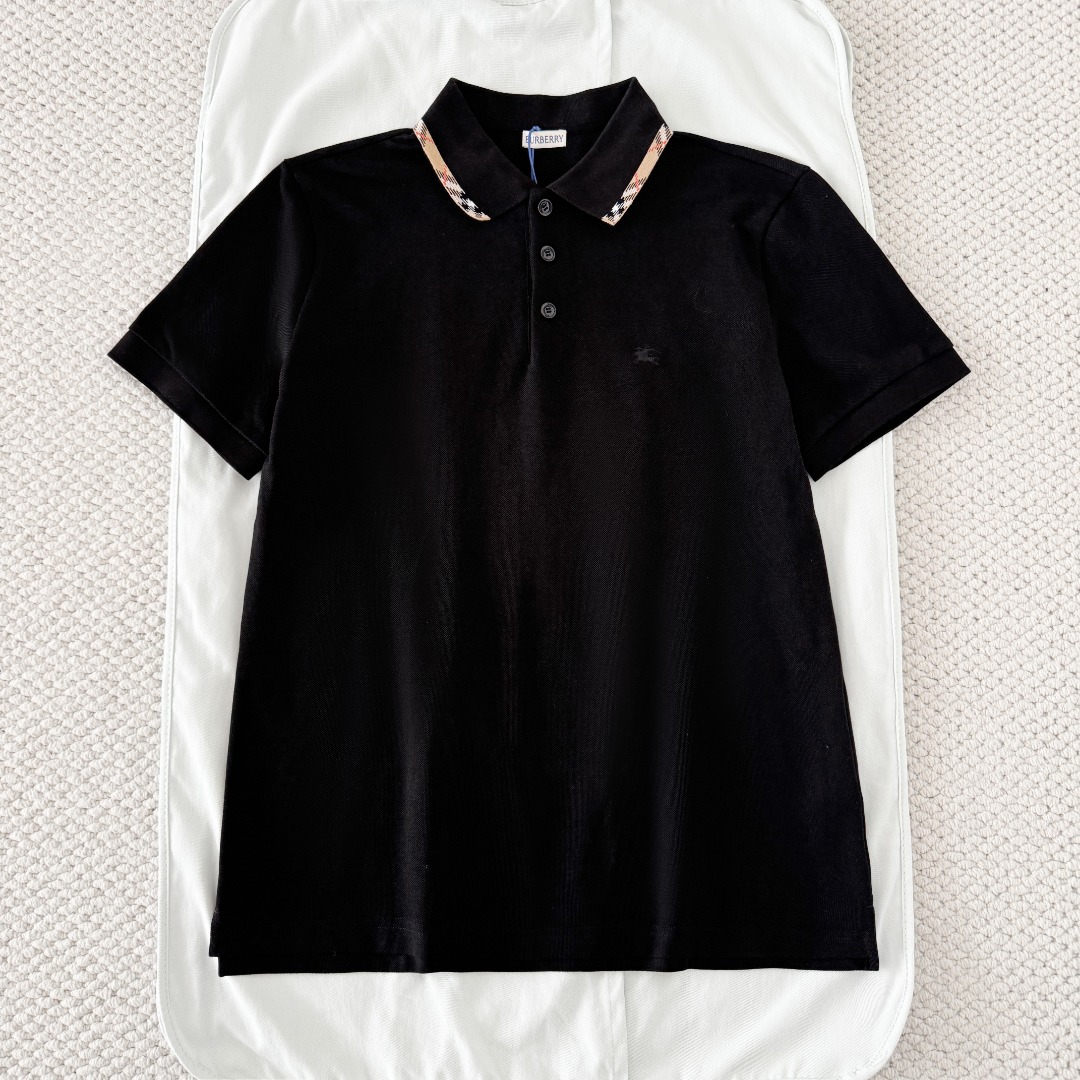 NO:823050,Original 1-1 development plaid collar splicing plaid decorated cotton Polo shirt black [BUR's top product, the treasure of the store] 2026 new Polo shirt debuts with a textbook-level texture, from the financial street to the golf course, it can be slav's British hormones. It is recommended to save it directly and send it to your boyfriend as a dressing guide!  Women can also have a very boyfriend-like upper body!  BUR's ace channel kills all versions on the market. It can only be said that it is not of the same level at all. No matter in terms of materials, detail restoration and craftsmanship, it is not afraid of any challenges, just to provide everyone with wonderful products. The new season's language design is highly recognizable and the overall style gives people a simple, high-standard and basic style. And the overall design is made of loose versions, which is more fashionable and high-street casual style!  !  Polo shirt, made of lightweight cotton pique mesh, showing a slim fit. It is embellished with Burberry plaid details, performed in the iconic sand beige color, and integrated with EKD embroidery. * - Button closure * EKD embroidery on the chest. The fabric is made of imported original raw materials and lightweight pique mesh cotton fabric. The fabric is very rare and is sold outside.  Fabric color fastness, deformation, purity, and various data are not at the same level as ours. Good fabrics give us an intuitive feeling that they are high-end, comfortable, soft, delicate and sinewy. Even if you don’t understand fabrics, the touch can give you a new feeling. If you come across such a beautiful model, hurry up and buy it. Exclusive spot, exclusive resource gift, super recommended!  Needless to say, it’s a good thing. It would be a pity to miss it. I look forward to your fans’ perfect performance!  !  The sizes are S, M, L, XL, Burberry-clothing, burberry,19860909原版1-1开发 格纹领子拼接格纹装饰棉质Polo衫黑色【BUR王牌尖货,镇店之宝】2026新款Polo衫带着教科书级质感登场,从金融街到高尔夫球场都能 slav的英伦荷尔蒙.建议直接收藏发给男朋友当穿搭指南！女士也可上身非常有男友力！ BUR王牌渠道 秒杀市面上一切版本 只能说根本就不是一个级别的存在 不管是材质还是细节还原度以及工艺制作方面不惧任何挑战,只为给大家奉献绝妙产物 新一季的语言设计 极具辨识度整体给人一种简约高规又基础 并且整体更是采用宽松版型打造 时尚跟高街休闲风格更强！！ Polo 衫,选用轻盈棉质珠地网眼布打造,呈现修身版型.点缀 Burberry 格纹细节,以标志性沙米色演绎,融入马术骑士徽标（EKD）刺绣. * –纽扣开合 * 前胸饰有马术骑士徽标（EKD）刺绣 面料采用了进口原厂原料轻薄的珠地网眼布棉质面料,面料非常稀罕,外面的货, 面料色牢度,变型度,纯正度,各种数据和我们完全不在一个层次上,好面料带给我们直观感受就是高级,舒适,柔软细腻有筋骨,即使你不懂面料,触感也能给与你全新的感受. 能遇到这样美好的款就抓紧收了吧,独家现货,独家资源馈赠,超级推荐！好物无需多言,错过便是遗憾,期待各位粉丝的完美演绎！！ 码数分别有S,M、L、XL,博柏利-服装,burberry,,Women's clothing