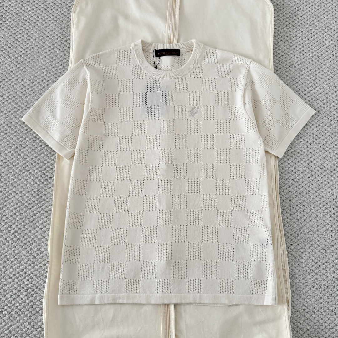 NO:823026,Original 1-1 development 1v 26ss Damier jacquard intarsia knitted short-sleeved combed cotton round-neck top with 1:1 color matching based on the original version. The final color effect is as high as 98 or more. Fully combed cotton yarn. Braided strip splicing design. The organization of the whole dress seems simple. The jagged positions on both sides of the dress are inlaid with wool. It takes twice as long as the normal T-shaped short-sleeved shirt to achieve the original effect. The pattern of the dress is manually counted.  The effect of drawing the pattern with 1 stitch and 1 thread size: s/m/l/xl, Louis Vuitton-clothing, Louis Vuitton, T-shirt,19860909原版1-1开发 1v 26ss Damier提花嵌花针织短袖 精梳棉质圆领上衣参照原版进行1:1颜色打色 色最终效果高达98以上 全精梳棉纱 编织条拼接设计 整件衣服组织看似简单 衣服两侧锯齿位置采用挂毛嵌花方式 比平常T字型短袖多了2倍时间 才可做到原版效果 衣服人工手数花型 1针1线的画制花型出来效果 size:s/m/l/xl,路易威登-服装,louis vuitton,T-shirt,,Women's clothing