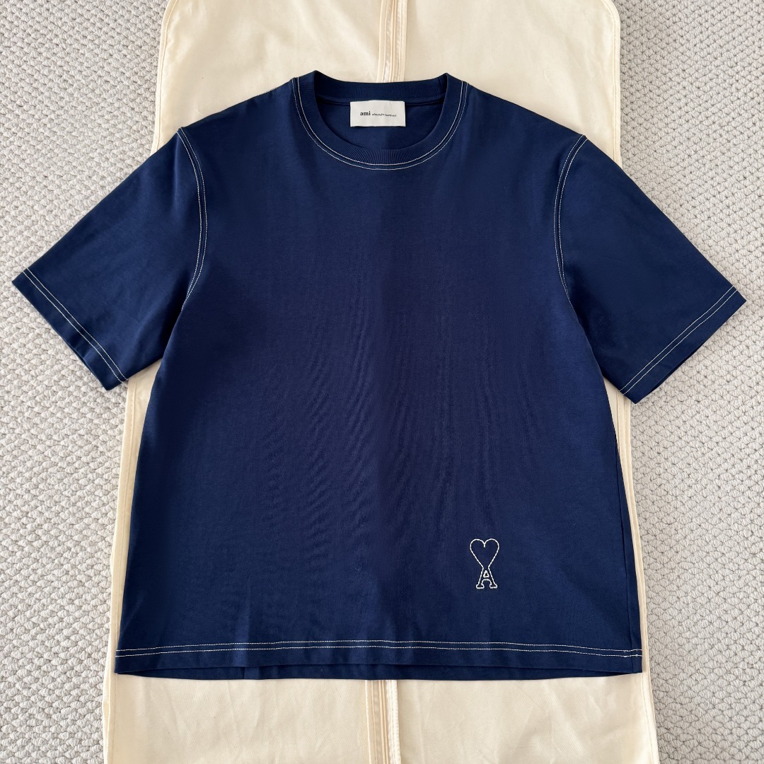 NO:823015,Original 1-1 development AMI... Love A embroidered short-sleeved fabric selection. High-count pure cotton is selected, with moderate weight and natural drape. The cotton fiber itself has good moisture absorption and breathability, can quickly absorb sweat and dissipate it outwards. At the same time, it feels soft and delicate, and it feels close to the skin without itching. After pre-shrinking process, the washing shrinkage is greatly reduced, and it is not easy to deform after repeated machine washing. Process  1. The advanced computing system of the imported embroidery machine is used to depict the contour lines of the love A pattern. The white embroidery thread and the navy blue fabric form a soft contrast, with neat edges, no skipping lines, and no burrs. The pattern is full and three-dimensional, with a delicate texture. 2. The same color letters are embroidered on the back neckline, and the embroidery thread of the same color as the fabric is used. It is low-key and not obtrusive, and does not destroy the overall simple style. The back of the embroidery product is flat and has no bulges, and will not irritate the skin, taking into account both beauty and wearing comfort.  Sewing details 1. The collar, cuffs, hem, and shoulder lines are all made of contrasting topstitch double-turning technology. The neat lines are in sharp contrast with the navy blue fabric, which outlines the outline of the clothes. 2. The internal seams of the clothes are processed by overlocking technology, without excess raw edges and threads, and the details are clean and tidy; the hem and cuffs are made of double-folding stitching technology, and the edges are smooth and not frizzy to avoid curling and curling when wearing. Sizes S-XL, women's clothing, T-shirt,19860909原版1-1开发 AMI…….爱心A刺绣短袖  面料选择 甄选高支纯棉,自带适中克重与自然垂坠感,棉纤维本身具备良好吸湿透气性,能快速吸收汗液并向外散发,同时触感柔软细腻,贴肤穿着无刺痒感.经过预缩工艺处理之后,大幅降低水洗缩水率,反复机洗也不易变形.  工艺 1采用进口绣花机先进的计算系统描绘出爱心A图案的轮廓线条,白色绣线与藏蓝色面料形成柔和撞色,边缘整齐无跳线、无毛边,图案饱满立体,质感细腻. 2. 在后领口位置做同色字母暗纹刺绣,采用与面料同色系的绣线,低调不突兀,不破坏整体简约风格.刺绣成品背面平整无凸起,不会硌皮肤,兼顾美观与穿着舒适度.  缝纫细节 1领口、袖口、下摆、肩线均采用撞色明线双车工艺,工整走线与藏蓝色面料形成鲜明对比,勾勒出衣服轮廓线条. 2衣服内部接缝均采用锁边工艺处理,无多余毛边、线头,细节干净整洁；下摆、袖口采用双折边车线工艺,边缘平整不毛躁,避免穿着时卷边、起翘. 尺码S-XL,女装,T-shirt,,Women's clothing