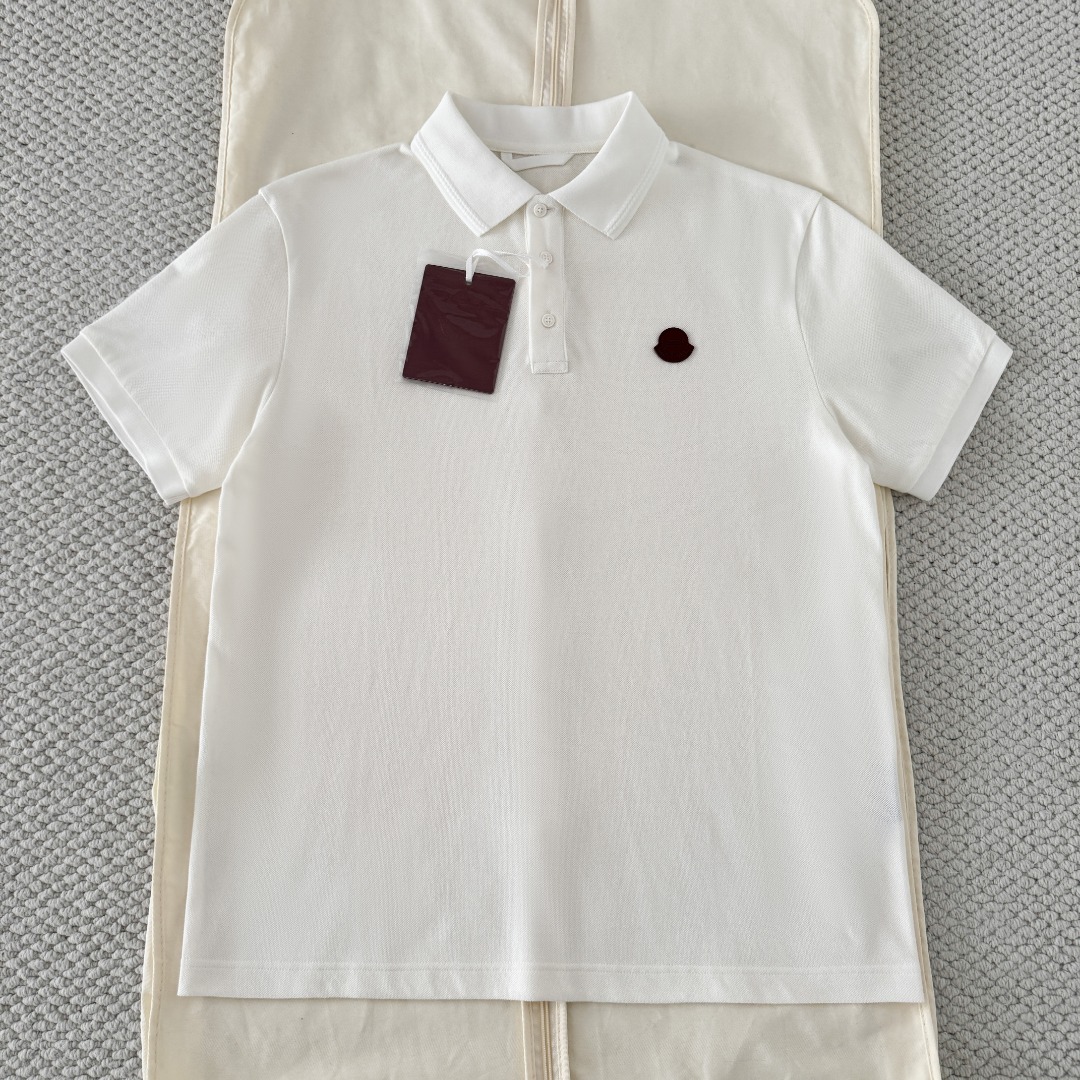 NO:823003,Original 1-1 development Monc SS26 Zhangzi short-sleeved Polo shirt 230g cotton pique plain weave  It retains the same honeycomb mesh piqué pattern as the Y version, and the edge of the neckline is tightly woven with cotton threads of the same color to replace the ordinary edging strips. It not only strengthens the neckline structure, but also avoids neck wear. At the same time, it echoes the texture of the piqué cotton fabric, making it visually more refined and tidy. After high-temperature steaming  After being steamed and set, the lapel shape remains perfect and will not curl or collapse when worn and washed for a long time. The collar always fits the neck during activities and does not become loose. Size: s/m/l/xl, Moncler, T-shirt,19860909原版1-1开发 Monc SS26章仔短袖Polo衫 230g 棉珠地平纹布 保留了跟Y版一样蜂窝网状珠地纹,领口边缘采用同色棉线密织包边,替代普通包边条,既加固领口结构,又避免磨颈,同时与珠地棉面料纹理呼应,视觉上更精致整洁.经高温蒸汽定型之后,保持完美翻领形态,久穿、久洗不卷边、不塌陷,活动时领口始终贴合颈部,不松垮size:s/m/l/xl,蒙口-服装,Moncler,T-shirt,,Women's clothing