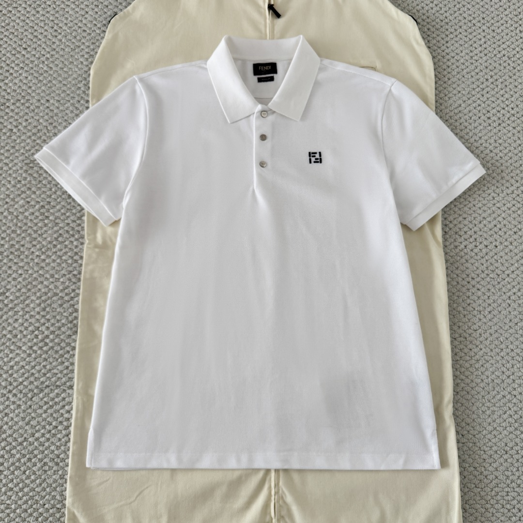 NO:823045,Original 1-1 development -FEND double F embroidered POLO shirt  The pique mesh fabric is made of cotton as the base and blended with a small amount of polyester fiber. The weight is accurately controlled at 230g/㎡, taking into account both thickness and breathability. The polyester fiber accounts for 10%, which does not destroy the overall skin-friendliness and optimizes the fabric performance. The honeycomb structure forms an air layer to accelerate the evaporation of sweat; the polyester fiber increases the moisture conduction speed, and there is no sticky feeling when worn in summer. At the same time, the fabric is not easy to collapse and deform; the collar and cuffs are not easy to loosen after long-term wear.  The surface of the snap button is engraved with the words 'FEND* ROMA' using high-precision embossed technology. The edges have been refined and polished three times, from the stamping blank to the final polishing. The entire process has zero burrs and zero edges. It feels warm and smooth and will not snag on the fabric after repeated rubbing. The font lines are sharp and even in depth, showing delicate light and dark levels under the refraction of light.  The cuffs are made of high-elastic rib knitting with strong resilience. The edges are shaped by high-temperature pressing. The stitches are fine and even, without unnecessary burrs or jumpers. The neat straight lines make the overall shape more clean and neat. It will not curl or deform after being worn for a long time. It can not only fit the wrist without tightening, but also prevent the cuffs from sliding up and shifting during wearing.  Customized high-gloss embroidery thread is selected, and the color of the pique fabric is in sharp contrast with the high-precision operation of the embroidery machine, and the visual impact is strong. The embroidery thread has been fixed-dyed, and the color is firm and does not fade. The stitches are tightly arranged without skipping or missing stitches. The edges of the logo are clear and sharp, showing a three-dimensional and full visual effect. When you touch it, you can feel the uniform raised texture, which is solid and rich in layers. The embroidery area is accurately located on the chest, and the size ratio is coordinated, without problems such as offset or skew.  Size SMLXL, Fendi-clothing, fendi, fendi,19860909原版1-1开发 -FEND双F刺绣POLO衫 选用棉为基底喂入少量聚酯纤维混纺而成的珠地网眼面料,克重精准控制在230g/㎡,兼顾厚度与透气性,聚酯纤维占比10,不破坏整体亲肤性,同时优化面料性能.蜂巢状结构形成空气层,加速汗液蒸发；聚酯纤维提升导湿速度,夏季穿着无黏腻感.同时面料不易软塌变形；领口、袖口久穿不易松垮 . 按扣表面以高精度浮雕工艺镌刻「FEND* ROMA」字样,边缘经过三次精修打磨,从冲压毛胚到最终抛光,全程零毛刺、零棱角,触感温润顺滑,反复摩擦也不会勾丝面料,字体线条利落锐利,深度均匀,在光线折射下呈现细腻的明暗层次. 袖口采用高弹罗纹针织,回弹性强,边缘经过高温压烫定型,针脚细密均匀,无多余毛边、跳线,利落的直线线条让整体版型更显干净利落,穿久也不会卷边、变形,既能贴合手腕不勒肉,又能防止穿着过程中袖口上滑移位. 选用定制高光泽绣线,通过绣花机高精度作业,与珠地面料颜色形成鲜明对比,视觉冲击力强.绣线经过定染处理,色彩牢固不褪色,针脚紧密排列无跳线、漏针现象,标志边缘清晰锐利,呈现出立体饱满的视觉效果,触摸时能感受到均匀的凸起质感,扎实且富有层次；刺绣区域精准位于胸口位置,尺寸比例协调,无偏移、歪斜等问题 . 码数SMLXL,芬迪-服装,fendi,fendi,,Women's clothing