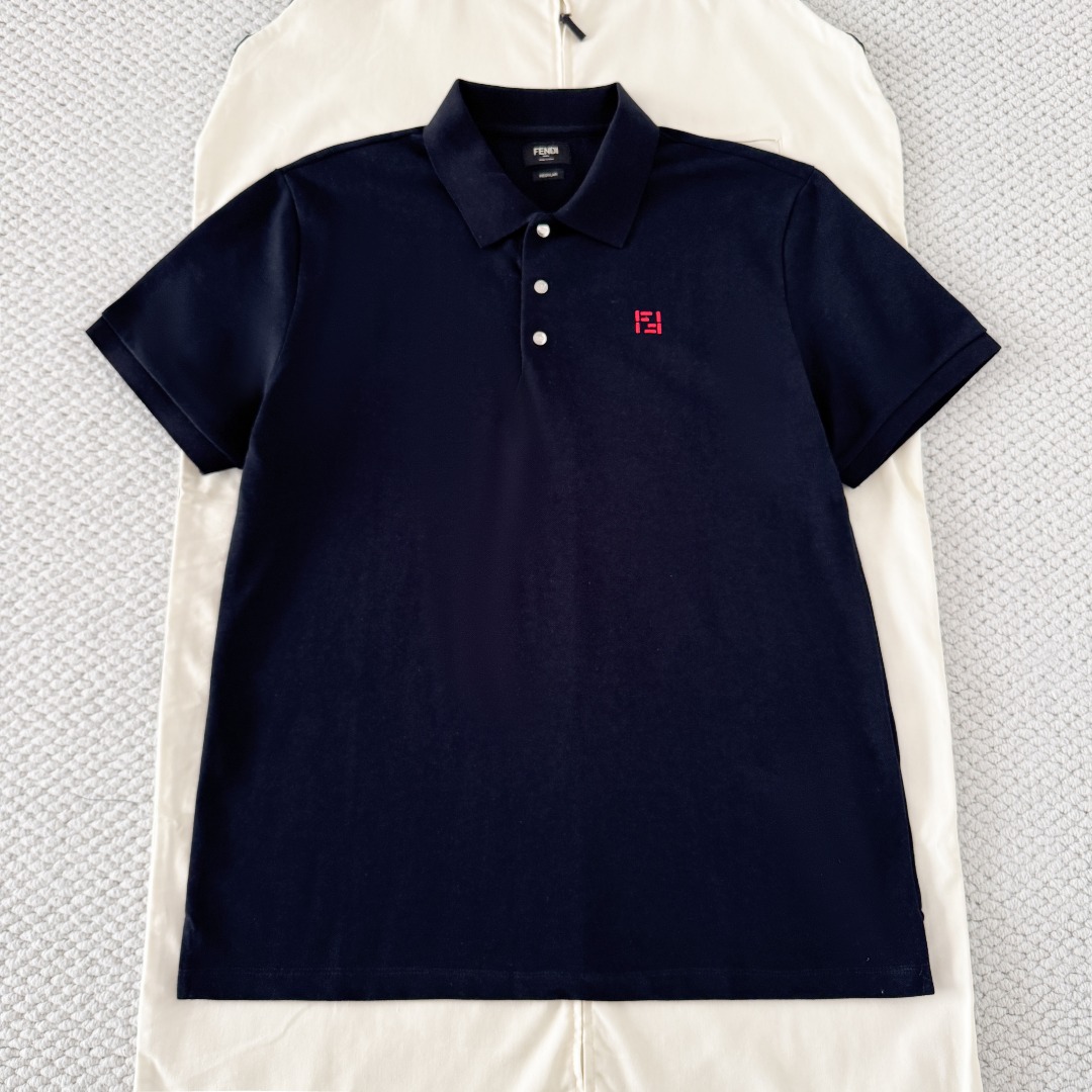 NO:823051,Original 1-1 development navy blue -FEND double F embroidered POLO shirt  The pique mesh fabric is made of cotton as the base and blended with a small amount of polyester fiber. The weight is accurately controlled at 230g/㎡, taking into account both thickness and breathability. The polyester fiber accounts for 10%, which does not destroy the overall skin-friendliness and optimizes the fabric performance. The honeycomb structure forms an air layer to accelerate the evaporation of sweat; the polyester fiber increases the moisture conduction speed, and there is no sticky feeling when worn in summer. At the same time, the fabric is not easy to collapse and deform; the collar and cuffs are not easy to loosen after long-term wear.  The surface of the snap button is engraved with the words 'FEND* ROMA' using high-precision embossed technology. The edges have been refined and polished three times, from the stamping blank to the final polishing. The entire process has zero burrs and zero edges. It feels warm and smooth and will not snag on the fabric after repeated rubbing. The font lines are sharp and even in depth, showing delicate light and dark levels under the refraction of light.  The cuffs are made of high-elastic rib knitting with strong resilience. The edges are shaped by high-temperature pressing. The stitches are fine and even, without unnecessary burrs or jumpers. The neat straight lines make the overall shape more clean and neat. It will not curl or deform after being worn for a long time. It can not only fit the wrist without tightening, but also prevent the cuffs from sliding up and shifting during wearing.  Customized high-gloss embroidery thread is selected, and the color of the pique fabric is in sharp contrast with the high-precision operation of the embroidery machine, and the visual impact is strong. The embroidery thread has been fixed-dyed, and the color is firm and does not fade. The stitches are tightly arranged without skipping or missing stitches. The edges of the logo are clear and sharp, showing a three-dimensional and full visual effect. When you touch it, you can feel the uniform raised texture, which is solid and rich in layers. The embroidery area is accurately located on the chest, and the size ratio is coordinated, without problems such as offset or skew.  Size SMLXL, Fendi-clothing, fendi, fendi,19860909原版1-1开发 藏青色 -FEND双F刺绣POLO衫 选用棉为基底喂入少量聚酯纤维混纺而成的珠地网眼面料,克重精准控制在230g/㎡,兼顾厚度与透气性,聚酯纤维占比10,不破坏整体亲肤性,同时优化面料性能.蜂巢状结构形成空气层,加速汗液蒸发；聚酯纤维提升导湿速度,夏季穿着无黏腻感.同时面料不易软塌变形；领口、袖口久穿不易松垮 . 按扣表面以高精度浮雕工艺镌刻「FEND* ROMA」字样,边缘经过三次精修打磨,从冲压毛胚到最终抛光,全程零毛刺、零棱角,触感温润顺滑,反复摩擦也不会勾丝面料,字体线条利落锐利,深度均匀,在光线折射下呈现细腻的明暗层次. 袖口采用高弹罗纹针织,回弹性强,边缘经过高温压烫定型,针脚细密均匀,无多余毛边、跳线,利落的直线线条让整体版型更显干净利落,穿久也不会卷边、变形,既能贴合手腕不勒肉,又能防止穿着过程中袖口上滑移位. 选用定制高光泽绣线,通过绣花机高精度作业,与珠地面料颜色形成鲜明对比,视觉冲击力强.绣线经过定染处理,色彩牢固不褪色,针脚紧密排列无跳线、漏针现象,标志边缘清晰锐利,呈现出立体饱满的视觉效果,触摸时能感受到均匀的凸起质感,扎实且富有层次；刺绣区域精准位于胸口位置,尺寸比例协调,无偏移、歪斜等问题 . 码数SMLXL,芬迪-服装,fendi,fendi,,Women's clothing