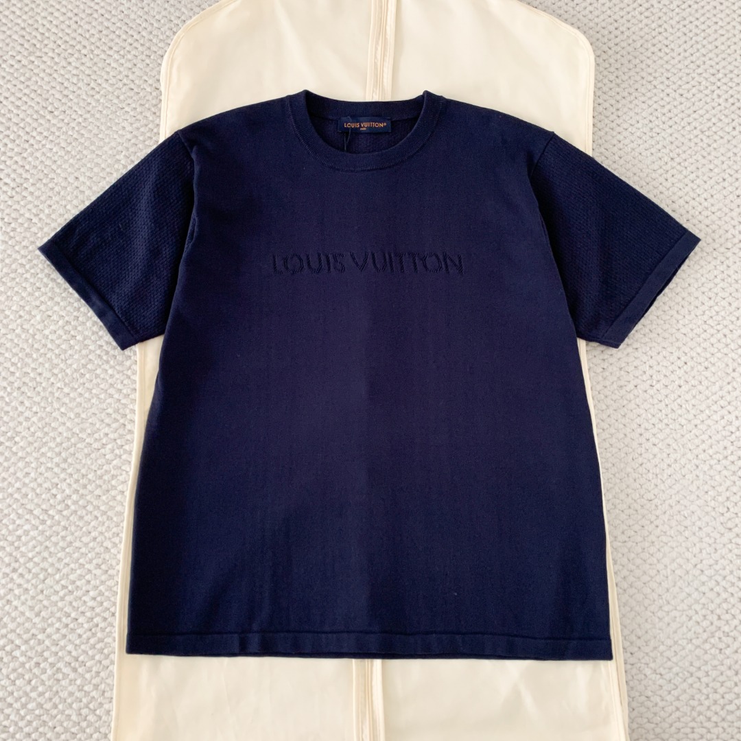 NO:823030,Original 1-1 development, navy blue 1V/Louis SS26 monogram jacquard mesh knitted short-sleeved T-shirt. The body is made of breathable mesh knitted fabric, the upper part (including the chest logo area) is densely meshed, and the inside of the collar is a hollow mesh design, which combines breathability and luxury. The chest is embroidered with the same color mesh technology LOUIS VUITTON  The brand letters, among which the letter 'V' is integrated into the brand's classic Monogram presbyopia elements, are low-key and highly recognizable. SizeS/M/L/XL, Louis Vuitton-clothing, louis vuitton, louis vuitton, T-shirt, tees, t-shirt,19860909原版1-1开发 藏青色 1V/路易 SS26 字母提花网眼针织短袖T恤 衣身采用透气网眼针织面料,上半部分（含胸标区域）为密集网眼,领口内侧为镂空网眼设计,兼具透气性与高级感,胸前以同色网眼工艺绣制 LOUIS VUITTON 品牌字母,其中字母“V”融入品牌经典Monogram老花元素,低调且辨识度拉满. SizeS/M/L/XL,路易威登-服装,louis vuitton,louis vuitton,T-shirt,tees，t-shirt,,Women's clothing