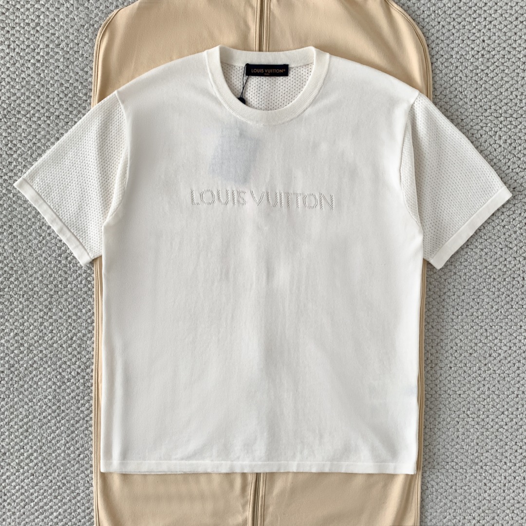 NO:823036,Original 1-1 development white 1V/Louis SS26 monogram jacquard mesh knitted short-sleeved T-shirt. The body is made of breathable mesh knitted fabric. The upper part (including the chest logo area) is densely meshed. The inside of the collar is a hollow mesh design, which combines breathability and luxury. The chest is embroidered with the same color mesh technology. LOUIS VUITTON  The brand letters, among which the letter 'V' is integrated into the brand's classic Monogram presbyopia elements, are low-key and highly recognizable. SizeS/M/L/XL, Louis Vuitton-clothing, louis vuitton, louis vuitton, T-shirt, tees, t-shirt,19860909原版1-1开发 白色 1V/路易 SS26 字母提花网眼针织短袖T恤 衣身采用透气网眼针织面料,上半部分（含胸标区域）为密集网眼,领口内侧为镂空网眼设计,兼具透气性与高级感,胸前以同色网眼工艺绣制 LOUIS VUITTON 品牌字母,其中字母“V”融入品牌经典Monogram老花元素,低调且辨识度拉满. SizeS/M/L/XL,路易威登-服装,louis vuitton,louis vuitton,T-shirt,tees，t-shirt,,Women's clothing