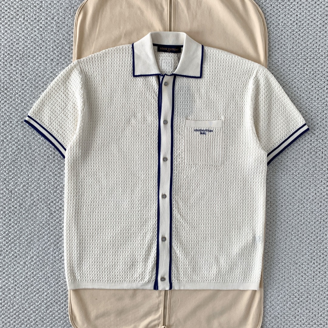 NO:823041,Original 1-1 development 1v 26ss waffle, lapel button fastening short sleeves, pearlescent button placket, chest patch pocket embellished with embroidered logo, 0 rear decorated with VVN leather style logo patch, fully combed cotton yarn, coloring and dyeing according to version 11, refer to y version 11 fine count pattern, fabric value 47W, a German imported Stoll 16-needle ultra-fine machine is woven, refer to the original three-color jacquard weave  Carry out parallel uniform speed knitting, each piece takes 350 minutes, purely manual thread picking, knot head inspection, seam picking and washing only after random inspection, purely manual ordering of the original main label, wash mark, details down to the height of the wash mark, stitch size: s/m/l/xl, Louis Vuitton-clothing, Louis Vuitton, T-shirt,19860909原版1-1开发 1v 26ss 华夫格 翻领纽扣开合短袖 珠光纽扣前襟 胸前贴袋点缀刺绣标识0后部饰有 VVN 皮革风格标识贴饰,全精梳棉纱 参照版进行 打色定染,参照y版11细数花型,织片价值47W一台的德国进口斯托尔16针超细机器进行编织,参照原版三色提花组织 进行平行均速编织,每件耗时350分钟,纯手工挑线,打结头检验,抽查后才能进行缝挑洗水,纯手工订原版主标,洗水唛,细节到洗标高度,针法size:s/m/l/xl,路易威登-服装,louis vuitton,T-shirt,,Women's clothing